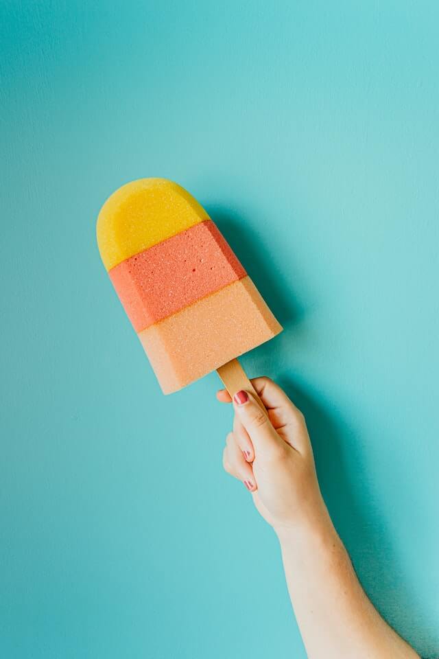 Voc&ecirc; j&aacute; se percebeu num dia de ansiedade ficar procurando algo para comer, mas n&atilde;o &eacute; s&oacute; uma vontade &eacute; como se voc&ecirc; precisasse, tem urg&ecirc;ncia?

E quando voc&ecirc; come tem a sensa&ccedil;&atilde;o de que melhorou as suas emo&ccedil;&otilde;es, mas logo depois voc&ecirc; sente aquela ang&uacute;stia e vontade incontrol&aacute;vel de comer?

&Eacute; alguma compuls&atilde;o alimentar?

At&eacute; pode ser, mas n&atilde;o necessariamente. Pode ser o comer emocional.

O que &eacute; fome emocional?

Existe a fome f&iacute;sica que &eacute; uma comunica&ccedil;&atilde;o do corpo com voc&ecirc; para dizer que est&aacute; faltando energia, normalmente cessa depois que comemos e n&atilde;o tem uma escolha muito espec&iacute;fica.

J&aacute; a fome emocional &eacute; uma forma que o seu corpo e a sua mente encontraram de se regular emocionalmente. &Eacute; como se a comida se tornasse um calmante.

E essa fome &eacute; espec&iacute;fica (j&aacute; observou que sempre surge o momento de &ldquo;precisooo de um chocolate? Precisar mesmo n&atilde;o precisa, mas para a fome emocional se faz necess&aacute;ria).

S&oacute; que quando voc&ecirc; come a &ldquo;fome&rdquo; n&atilde;o passa, assim voc&ecirc; vai comendo e comendo at&eacute; se sentir mal.

Voc&ecirc; desconta a emo&ccedil;&atilde;o na comida?

Algo importante que voc&ecirc; precisa saber &eacute; que a fome psicol&oacute;gica ou fome emocional &eacute; natural na rela&ccedil;&atilde;o que temos com a comida.

&ldquo;Josi, como assim?&rdquo;

As emo&ccedil;&otilde;es fazem parte da nossa vida e ela d&aacute; significado ao que comemos. Quando somos crian&ccedil;a mamamos e ao mesmo tempo ganhamos carinho e amor, a associa&ccedil;&atilde;o entre leite-amor est&aacute; feita.

Ao passo que crescemos e a comida est&aacute; nas festas, nas f&eacute;rias na casa da av&oacute; ou no passeio com amigos. Sem falar quando voc&ecirc; caiu e ralou o joelho e vem algu&eacute;m te oferecer um sorvete para &ldquo;melhorar a dor&rdquo;.

J&aacute; na vida adulta recorremos a esse recurso do passado como se o problema fosse sumir como m&aacute;gica ap&oacute;s dar a primeira mordida num bombom. E a complexidade da vida adulta exige mais que um bombom, mas n&atilde;o estando atenta a isso voc&ecirc; vai continuar comendo chocolate ou qualquer outro alimento na esperan&ccedil;a que a emo&ccedil;&atilde;o simplesmente desapare&ccedil;a.

O comer emocional pode ser saud&aacute;vel quando voc&ecirc; come para se confortar, mas n&atilde;o para resolver e nem distanciar do problema.

Por que descontamos a ansiedade na comida?

A ansiedade &eacute; uma emo&ccedil;&atilde;o que nos alerta para algo do futuro, normalmente algo que consideramos importante.

Mas quando a ansiedade passa a ser intensa isso acontece com maior frequ&ecirc;ncia e com situa&ccedil;&otilde;es comuns do dia a dia. E o que vem junto &eacute; uma energia que paralisa e ao mesmo tempo te deixa agitada.

Lembra da crian&ccedil;a ou adolescente que aprendeu que &eacute; comendo que se resolve os problemas? Ela vai acionar esse recurso agora!

E na ang&uacute;stia de n&atilde;o querer sentir essa emo&ccedil;&atilde;o acaba comendo para se distrair ou se acalmar.

O que fazer para n&atilde;o descontar a emo&ccedil;&atilde;o na comida?

Primeiro, &eacute; importante entender que n&atilde;o &eacute; papel da comida resolver seus problemas.

Ela pode ser usada para conforto como eu disse, mas resolver nossas quest&otilde;es n&atilde;o &eacute; poss&iacute;vel.

O primeiro passo &eacute; compreender o que est&aacute; sentindo, nomear os sentimentos &eacute; importante para que voc&ecirc; entenda o que est&aacute; acontecendo e como pode resolver.

O segundo passo &eacute; compreender de onde est&aacute; vindo esse sentimento. O que aconteceu nos &uacute;ltimos dias que te deixou assim e por qu&ecirc;?

Ciente disso, tente pensar em a&ccedil;&otilde;es que poderia resolver a quest&atilde;o e como voc&ecirc; pode coloc&aacute;-las em pr&aacute;ticas.

Neste momento &eacute; importante entender que nem todos os problemas se resolvem rapidamente, alguns precisam de a&ccedil;&otilde;es que n&atilde;o est&atilde;o ao seu alcance.

Vamos imaginar que voc&ecirc; esteja ansiosa para uma viagem de trabalho e est&aacute; faltando o visto do passaporte para ficar tudo certo. Voc&ecirc; j&aacute; entrou com o pedido e entregou os papeis, mas os dias passam e nada do visto.

H&aacute; algo que voc&ecirc; possa fazer, al&eacute;m de acompanhar o processo e ligar para saber mais informa&ccedil;&otilde;es? Provavelmente n&atilde;o, ent&atilde;o &eacute; esperar e tentar atravessar o momento da melhor forma poss&iacute;vel.

Sendo assim, ter algumas atividades que te ajudem a se acalmar e relaxar podem ser super bem-vindas. Que tal assistir um filme, ler um livro, fazer uma caminhada ou brincar com seu animal de estima&ccedil;&atilde;o?

Conclus&atilde;o

A fome emocional nada mais &eacute; que o seu corpo te avisando que est&aacute; sendo dif&iacute;cil lidar com aquela emo&ccedil;&atilde;o ou problema. E por mais que a comida seja um caminho conhecido &eacute; importante olhar para suas emo&ccedil;&otilde;es e resolver diretamente os problemas. E quando n&atilde;o for poss&iacute;vel, atravessar por ele da melhor forma poss&iacute;vel.

Cuidar de forma gentil das suas emo&ccedil;&otilde;es vai te ajudar a lidar melhor com o seu comer emocional.

Gostou do texto? Compartilhe com quem pode se beneficiar!

Caso queira ver o conte&uacute;do por v&iacute;deo, acesse esse link!