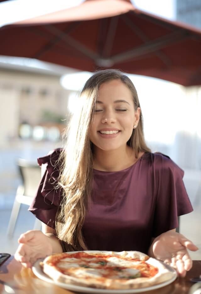 O eu mere&ccedil;o &eacute; uma fala que costuma surgir diante de um dia dif&iacute;cil e a pessoa j&aacute; escolhe alguma comida para compensar este dia falando &ldquo;eu mere&ccedil;o&rdquo;.

A princ&iacute;pio parece uma boa ideia, mas no longo prazo isso come&ccedil;a a provocar problemas.

Veja a hist&oacute;ria fict&iacute;cia da Joana:

A Joana &eacute; uma mo&ccedil;a de 25 anos que trabalha numa empresa e recentemente foi promovida isso a levou a ter uma carga de trabalho bem extensa. Ela tamb&eacute;m faz dieta desde crian&ccedil;a e vive na luta contra a balan&ccedil;a, ent&atilde;o ela restringe o que vai comer principalmente os alimentos que ela acha que vai faz&ecirc;-la engordar.

Ela come&ccedil;a a segunda-feira, mas no meio para o fim da semana ela est&aacute; extremamente cansada e todos os dias a noite escolhe comer pizza, doce ou hamburguer pensando que ela pode comer porque &ldquo;merece&rdquo;.

Provavelmente voc&ecirc; se identificou com hist&oacute;ria da Joana n&eacute;?

O &ldquo;eu mere&ccedil;o&rdquo; surge como uma v&aacute;lvula de escape, mas n&atilde;o s&oacute; das emo&ccedil;&otilde;es, mas tamb&eacute;m da dieta. Voc&ecirc; se restringe tanto (ou pensa em) que precisa criar justificativas para comer as comidas que gosta sem o peso da culpa.

Pense em quanto dias dif&iacute;ceis temos numa semana, m&ecirc;s e ano...s&atilde;o muitos. Ent&atilde;o ser&aacute; que ficar utilizando o &ldquo;eu mere&ccedil;o&rdquo; &eacute; realmente v&aacute;lido.

Vamos voltar a hist&oacute;ria da Joana, ela pensa que merece comer um determinado alimento porque quando ela termina o dia percebe que n&atilde;o faz nada para si mesma ou para o seu prazer, logo a comida ocupa esse espa&ccedil;o.

Agora vamos pensar que Joana organizasse o trabalho para ter come&ccedil;o, meio e fim e inclu&iacute;sse uma atividade prazerosa no seu dia. Por exemplo, dan&ccedil;ar, passear, artes manuais, praticar um novo esporte.

Outro ponto &eacute; que &eacute; necess&aacute;rio que voc&ecirc; se permita ter um tempo para voc&ecirc; e se sentir prazer porque voc&ecirc; evita chegar nesse momento de exaust&atilde;o.

A comida &eacute; um lugar r&aacute;pido de prazer porque est&aacute; muito dispon&iacute;vel e f&aacute;cil, essas outras atividades exigem um pouco mais de voc&ecirc;, mas vale a pena voc&ecirc; ter diferentes formas de prazer.

Quando voc&ecirc; tem uma atividade prazerosa d&aacute; uma sensa&ccedil;&atilde;o de: Nossa tive uma semana dif&iacute;cil, mas est&aacute; aqui faz tudo valer &agrave; pena.

&Eacute; necess&aacute;rio que voc&ecirc; tem aquele momento de pausa, de ufa.

Eu sei que seu trabalho &eacute; importante, mas voc&ecirc; tamb&eacute;m &eacute; importante, por isso cuide de voc&ecirc;! Voc&ecirc; vai ver que seu trabalho vai fluir de maneira melhor.

E quando a comida voltar a ocupar o espa&ccedil;o de &uacute;nico prazer, volte e analise se voc&ecirc; tem cuidado de voc&ecirc;.

E sobre a restri&ccedil;&atilde;o, cuide da sua rela&ccedil;&atilde;o com a comida e ela vai passar a ocupar um espa&ccedil;o que &eacute; dela, ou seja, de nutri&ccedil;&atilde;o e um dos prazeres da vida (n&atilde;o o &uacute;nico).

Gostou deste texto? Compartilhe com quem pode se beneficiar!