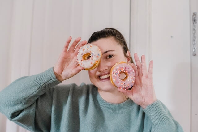 Quero come&ccedil;ar o texto de hoje dizendo que voc&ecirc; n&atilde;o precisa contar calorias. Eu sei que j&aacute; ouviu falar que isso &eacute; necess&aacute;rio, mas acredite em mim: n&atilde;o &eacute;! 💙

Sabe por qu&ecirc;?

Porque temos duas agentes especiais que foram treinadas ao longo de milhares de anos e s&atilde;o experts quando o assunto &eacute; energia e calorias para o nosso corpo. Elas ajudam a traduzir o que o nosso corpo precisa na forma de comida. Estou falando da fome e da saciedade.

Como a fome funciona?

A fome &eacute; como se fosse uma pessoa tentando falar com voc&ecirc;:


	
	Primeiro, ela te envia uma mensagem no celular: aquele momento em que voc&ecirc; come&ccedil;a a pensar no que tem para o almo&ccedil;o. Voc&ecirc; pode ignorar esse sinal.
	
	
	Depois, ela te liga: voc&ecirc; sente a barriga roncar ou tem dor de cabe&ccedil;a. Voc&ecirc; tamb&eacute;m pode ignorar.
	
	
	Em seguida, a fome vai te procurar em casa e grita o seu nome: voc&ecirc; sente fraqueza, tontura. Ainda assim, voc&ecirc; pode ignorar.
	
	
	Ent&atilde;o, a fome vai embora, mas isso n&atilde;o significa que ela desistiu de te procurar.
	


J&aacute; sentiu tanta fome que a fome passou? Isso acontece porque seu corpo entende que voc&ecirc; est&aacute; passando por um per&iacute;odo de escassez.

E l&aacute; na &eacute;poca da caverna, n&atilde;o existia geladeira, mercado ou delivery. Ou seja, para o seu corpo, a &uacute;nica explica&ccedil;&atilde;o para voc&ecirc; n&atilde;o ter comido &eacute; que acabou a comida do mundo inteiro!

E qual &eacute; o comando que ele d&aacute;?

"Quando a Joseane tiver comida, a impulsione a comer a maior quantidade poss&iacute;vel!"

A&iacute; est&aacute; a raz&atilde;o para voc&ecirc; conseguir comer apenas salada e frango no almo&ccedil;o e, no fim do dia, comer pizza e doces. Seu corpo achou que voc&ecirc; estava passando fome!

E a saciedade?

A saciedade &eacute; mais discreta. Ela n&atilde;o grita.

Saciedade &eacute; simplesmente se sentir confort&aacute;vel... nem cheio e nem com fome. Se voc&ecirc; precisa abrir o bot&atilde;o da cal&ccedil;a porque est&aacute; muito cheia, significa que j&aacute; deixou a saciedade para tr&aacute;s h&aacute; muito tempo!

Essas duas agentes maravilhosas, quando trabalham juntas, conseguem comunicar exatamente o que precisamos para aquele dia.

Por que contar calorias n&atilde;o &eacute; necess&aacute;rio?

No consult&oacute;rio, vejo muitas pessoas querendo comer apenas "3 colheres de arroz". Mas, quando pergunto de onde vem essa quantidade, ningu&eacute;m diz que foi a fome que determinou, mas sim uma dieta.

A quantidade do que vamos comer &eacute; determinada pela nossa rotina, n&iacute;vel de atividade f&iacute;sica, sedentarismo e emo&ccedil;&atilde;o. E a fome traduz tudo isso em fome de comida.

"E qual a hora certa para comer?"

Ao contr&aacute;rio do que j&aacute; ouvimos antes, n&atilde;o &eacute; necess&aacute;rio comer de 3 em 3 horas. Cada pessoa tem um intervalo de fome diferente: pode ser 2, 3, 4, 5 ou at&eacute; 6 horas.

Eu mesma tenho um intervalo de 2h30 a 3 horas entre uma refei&ccedil;&atilde;o e outra.

E por que no m&aacute;ximo 6 horas sem comer?

Porque ap&oacute;s esse per&iacute;odo, o corpo come&ccedil;a a utilizar o m&uacute;sculo como fonte de energia. Para entender melhor, imagine que voc&ecirc; comprou uma madeira cara para construir um chal&eacute; e, em vez disso, jogou na fogueira. Usar m&uacute;sculo como fonte de energia &eacute; um desperd&iacute;cio, assim como queimar madeira nobre para fazer fogo!

A prote&iacute;na &eacute; essencial para o corpo, pois participa da estrutura da pele, cabelo, unha, c&eacute;lulas, enzimas e at&eacute; do cora&ccedil;&atilde;o.

Conclus&atilde;o: respeite sua fome! 💙

A fome e a saciedade fazem muito bem o papel de contar calorias para voc&ecirc;! A &uacute;nica coisa que precisamos fazer &eacute; prestar aten&ccedil;&atilde;o a esses sinais e respeit&aacute;-los.

Gostou de conhecer essas duas agentes maravilhosas? Compartilhe com quem pode se beneficiar! 💙