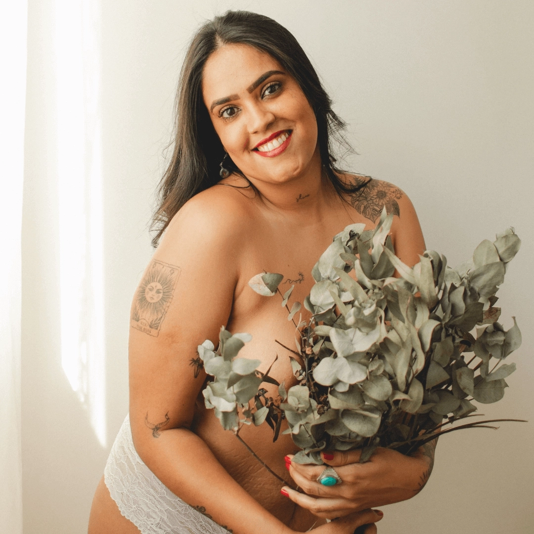 A verdade &eacute; que o peso n&atilde;o deveria determinar o seu valor enquanto pessoa. u Eu sei que depois de ter vindo de dietas fracassadas, de tentativas de emagrecimento &nbsp;e do efeito sanfona agora voc&ecirc; se sente culpada e com a sensa&ccedil;&atilde;o de que voc&ecirc; n&atilde;o tem vergonha na cara, &nbsp;de que n&atilde;o tem mais jeito para voc&ecirc;.

Mas agora vamos d&aacute; uma pausa nesses julgamentos e quero que voc&ecirc; pense na pessoa que voc&ecirc; mais ama, &nbsp;pense nas caracter&iacute;sticas dela. O que que faz voc&ecirc; amar essa pessoa?

Pensou? Nessa lista que voc&ecirc; colocou o peso dela? &nbsp;Provavelmente n&atilde;o, chega at&eacute; ser bizarro a gente colocar dessa forma.

Provavelmente voc&ecirc; citou caracter&iacute;sticas como ela ser bem-humorada, engra&ccedil;ada, batalhadora, acolhedora, etc.

Agora que imagine que essa pessoa ganhou a&iacute; uns 10, 20 kg... voc&ecirc; deixaria de am&aacute;-la? &nbsp;Se voc&ecirc; respondeu que n&atilde;o, voc&ecirc; deve ter se conectado com a hist&oacute;ria que tem com essa pessoa, as caracter&iacute;sticas e tudo o que ela representa na sua vida.

No come&ccedil;o deste ano eu li um livro que chama a &ldquo;A coragem de n&atilde;o agradar&rdquo; e o autor fala que amamos as pessoas simplesmente por elas existirem e n&atilde;o pelo que elas fazem. Ele cita um exemplo de algu&eacute;m que est&aacute; em coma n&atilde;o deixar&aacute; de ser amada porque est&aacute; sem fazer nada ou por machucado.

E talvez voc&ecirc; tenha escutado que se continuasse com o peso que est&aacute; nunca teria emprego ou conseguiria casar. E hoje acreditar que &eacute; digna de amor simplesmente por ser quem voc&ecirc; pode soar muito revolucion&aacute;rio.

Mas quero que voc&ecirc; separe um tempinho e escolha uns 3 amigos (amigos de verdade) para perguntar o que eles mais gostam em voc&ecirc;.

Depois me pergunte o quanto o fato de voc&ecirc; ter engordado impactou no amor que sentem por voc&ecirc;.

Eu sei que voc&ecirc; quer emagrecer para ter sua autoestima de volta, mas imagine que essa autoestima &eacute; como uma casa e sua apar&ecirc;ncia &eacute; um pilar dessa casa. Voc&ecirc; acha que seria bom uma casa ter um &uacute;nico pilar de sustenta&ccedil;&atilde;o?

Acho que n&atilde;o n&eacute;, sua autoestima &eacute; muito mais do que sua apar&ecirc;ncia. Ela &eacute; seus valores, seus princ&iacute;pios, orgulho da sua hist&oacute;ria, amar a si mesmo.

J&aacute; ouviu aquela hist&oacute;ria que n&atilde;o &eacute; bom colocar todos os ovos numa cesta s&oacute;? Bem, &eacute; bom sua autoestima est&aacute; um pouquinho em cada lugar porque se uma cesta cair voc&ecirc; n&atilde;o perde tudo.

Gostou do texto? Compartilhe com quem pode se beneficiar!