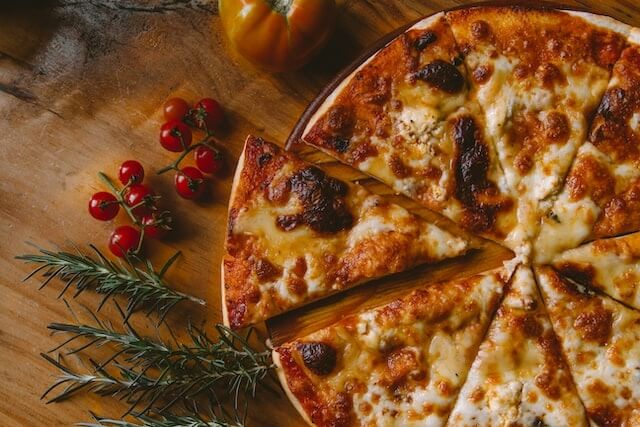 &mdash; Nossa que vontade de comer pizza! (voc&ecirc;)&nbsp;
&mdash; Mas pizza engorda e voc&ecirc; n&atilde;o pode sair do regime (mente)&nbsp;
&mdash; Isso &eacute; verdade! Mas eu estou com tanta vontade (voc&ecirc;)&nbsp;
&mdash; &Eacute; melhor n&atilde;o comer! Voc&ecirc; vai engordar e n&atilde;o adianta reclamar hein (mente)&nbsp;
&mdash; Tudo bem! Todo o sacrif&iacute;cio vale a pena. (voc&ecirc;)

Chegando em sua casa sua m&atilde;e deixou um peda&ccedil;o de pizza para voc&ecirc; e claro voc&ecirc; n&atilde;o resistiu e comeu um peda&ccedil;o.&nbsp;

&mdash; Por que voc&ecirc; comeu aquela pizza? N&atilde;o t&iacute;nhamos combinado de n&atilde;o comer essas coisas? Agora voc&ecirc; vai engordar!!! (mente)
&mdash; Eu sei que n&atilde;o deveria comer a pizza, mas amanh&atilde; eu volto para o regime e como s&oacute; coisas saud&aacute;veis. (voc&ecirc;)&nbsp;
&mdash; Voc&ecirc; vai engordar! Voc&ecirc; vai engordar! Voc&ecirc; vai engordar! HA-HA-HA (mente)&nbsp;

Naquela noite voc&ecirc; foi dormir ou tentou, pelo menos, com a culpa ecoando na sua mente e prometeu que sua dieta a partir de agora seria mais rigorosa e nunca mais &ldquo;sairia da linha&rdquo;. Mas passou alguns dias e voc&ecirc; cometeu novos &ldquo;deslizes&rdquo;, a culpa atormentou, voc&ecirc; fez promessa de uma dieta mais rigorosa e assim o ciclo continuou...

Fico impressionada como esse ciclo &eacute; comum na vida de tantas pessoas. Sentir culpa por comer um alimento &eacute; quase uma rotina. A tortura se instala e ningu&eacute;m sabe para onde escapar. Ficar com o mocinho (alimentos ditos saud&aacute;veis) ou correr para os bra&ccedil;os do vil&atilde;o (alimentos considerados porcaria/besteira). S&oacute; tenho a dizer que mocinho e vil&atilde;o s&oacute; existem nas hist&oacute;rias fict&iacute;cias, porque na vida real a alimenta&ccedil;&atilde;o &eacute; mais complexa.&nbsp;

Criar regras extremas na alimenta&ccedil;&atilde;o prejudica muito sua rela&ccedil;&atilde;o com a comida. Porque as regras foram feitas para serem seguidas, mas tem regra sem fundamento, como essa de dividir os alimentos em proibidos e permitidos, pois tantos os &ldquo;proibidos&rdquo; quanto os &ldquo;permitidos&rdquo; fazem parte do nosso cotidiano.

Quer um exemplo?&nbsp;

Voc&ecirc; almo&ccedil;a bife grelhado, salada de beterraba, r&uacute;cula e tomate, arroz, feij&atilde;o e bebe suco natural. E a noite voc&ecirc; vai comemorar o anivers&aacute;rio de um amigo e come &nbsp;brigadeiro e bolo de prest&iacute;gio. &nbsp;

Percebe que existem os tais &ldquo;vil&otilde;es&rdquo; e &ldquo;mocinhos&rdquo; no seu dia a dia? Evit&aacute;-los a qualquer custo causar&aacute; mais estresse e culpa. N&atilde;o estou dizendo que voc&ecirc; deve comer todos os dias a pizza, brigadeiro, chocolate, salgadinhos, mas coloc&aacute;-los em um patamar de proibidos e que precisam ser abolidos da sua dieta &eacute; apenas mais uma maneira de refor&ccedil;ar a supervaloriza&ccedil;&atilde;o que voc&ecirc; d&aacute; a eles, lembr&aacute;-la de com&ecirc;-los todos os dias e sentir culpa novamente. E criar a falsa ideia de que tudo que &eacute; gostoso engorda!&nbsp;

Mas voltando ao sentimento de culpa. O problema da culpa &eacute; a autopuni&ccedil;&atilde;o, voc&ecirc; acha que sentir culpa s&oacute; n&atilde;o &eacute; suficiente ent&atilde;o passar a se punir tornando sua dieta cada vez mais rigorosa excluindo qualquer coisa que possa te oferecer prazer ao seu paladar. Isso &eacute; algo muito desrespeitoso com voc&ecirc; e n&atilde;o muito inteligente.&nbsp;

Outra caracter&iacute;stica de pessoas que comem com culpa &eacute; a cren&ccedil;a de que podem controlar tudo at&eacute; mesmo sua fome e ainda acreditam que podem moldar seu corpo conforme suas vontades, mas o controle da fome uma hora escapa da m&atilde;o dessa pessoa e o que surge &eacute; a compuls&atilde;o alimentar, onde a ingest&atilde;o de alimentos hipercal&oacute;ricos acima da necessidade se faz presente.&nbsp;

Voc&ecirc; precisa respeitar a si e saber ouvir suas vontades. Viver com o sentimento de culpa o tempo todo &eacute; algo muito torturante para acompanhar todos os pratos que voc&ecirc; ir&aacute; degustar na vida.&nbsp;