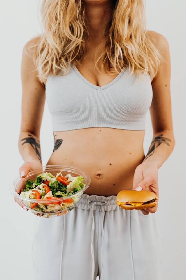Por conta do padr&atilde;o de beleza e corpos &ldquo;perfeitos&rdquo; no Instagram os transtornos alimentares est&atilde;o aumentando a cada dia. Numa corrida para ter o corpo perfeito se desenvolve um problema de sa&uacute;de, na sua maioria das vezes, grave.

Mas afinal o que &eacute; o transtorno alimentar?

O que &eacute; o transtorno alimentar?

O transtorno alimentar &eacute; um conjunto de comportamentos, pensamentos e atitudes que envolve uma rela&ccedil;&atilde;o dif&iacute;cil com a comida, onde ela passa a ser o centro da pessoa que vive com anorexia, bulimia e compuls&atilde;o alimentar (s&atilde;o os principais transtornos alimentares).

Ele se torna grave porque n&atilde;o afeta apenas a sa&uacute;de f&iacute;sica, mas tamb&eacute;m a sa&uacute;de psicol&oacute;gica e social (rela&ccedil;&atilde;o com amigos, familiares, trabalho, estudo).

A comida &eacute; a base da nossa sobreviv&ecirc;ncia, logo se n&atilde;o a recebemos da forma adequada n&atilde;o vamos conseguir trabalhar e estudar da forma que seria mais saud&aacute;vel.

Quais situa&ccedil;&otilde;es sociais n&atilde;o envolve comida? Muito dif&iacute;cil identificar n&eacute;? Logo, se quando v&ecirc; amigos e familiares pode ter certeza que haver&aacute; comida, nem que seja um caf&eacute; e um bolo, mas vai ter.

Agora pensa, imagine voc&ecirc; brigou com algu&eacute;m e esse algu&eacute;m est&aacute; em todos os lugares, trabalho, escola, passeio. O que voc&ecirc; faria?

Aprenderia lidar com essa pessoa da melhor forma poss&iacute;vel? Isso &eacute; uma alternativa muito boa, mas n&atilde;o &eacute; o que uma pessoa com transtorno alimentar faz, uma pessoa com transtorno alimentar se afasta da comida e consequentemente das pessoas e ambientes onde a comida estiver.

O que causa o transtorno alimentar?

As causas s&atilde;o muitas e normalmente costumam estar combinadas. Os fatores passam pela gen&eacute;tica, contexto familiar, caracter&iacute;sticas da personalidade e psicol&oacute;gica e press&atilde;o pela magreza.

Vamos imaginar a seguinte hist&oacute;ria: Maria tem uma personalidade impulsiva, cresceu num ambiente onde todos falam do seu corpo e do que comia, por isso come&ccedil;ou a fazer dieta ainda crian&ccedil;a.

Ao longo dos anos foi aprendendo m&eacute;todos inadequados para perder peso e se livrar das calorias e hoje &eacute; diagnosticada com bulimia. Ao receber o diagn&oacute;stico lembrou que sua tia por parte de pai tamb&eacute;m tinha a mesma doen&ccedil;a.

Percebeu como os fatores v&atilde;o se sobrepondo, n&atilde;o existe um &uacute;nico fator. A quest&atilde;o que costuma se ver &eacute; a presen&ccedil;a das dietas em quase todo mundo que apresenta um transtorno alimentar.

Quais s&atilde;o os principais transtornos alimentares?

Os principais transtornos alimentares s&atilde;o: anorexia, bulimia e compuls&atilde;o alimentar.

Anorexia: se caracteriza pela grande perda de peso, medo intenso de engorda, se perceber muito maior do que de fato &eacute; e tem uma alimenta&ccedil;&atilde;o muito, muito restrita.

Bulimia: se caracteriza por fazer dieta restritiva, depois ter compuls&atilde;o alimentar e por conta da intensa culpa e mal-estar faz pr&aacute;ticas inadequadas para se livrar das calorias.

Compuls&atilde;o alimentar: se caracteriza pela tentativa de fazer dieta que resulta no consumo de uma grande quantidade de comida em um tempo muito pequeno.

Por que os transtornos alimentares s&atilde;o perigosos?

Os transtornos s&atilde;o perigosos porque afetam a vida como um todo. Por exemplo, na anorexia o risco de morrer &eacute; alto devido a desnutri&ccedil;&atilde;o, j&aacute; na bulimia pode causar graves problemas ao sistema digest&oacute;rio, como c&acirc;ncer e na compuls&atilde;o problemas de sa&uacute;de como diabetes e hipertens&atilde;o, al&eacute;m de afetar a parte financeira pelo intenso gasto com comida; al&eacute;m de todas elas afetarem as rela&ccedil;&otilde;es com amigos e familiares.

As consequ&ecirc;ncias s&atilde;o s&eacute;rias e demora um tempo para se agravar, mas quanto mais r&aacute;pido se come&ccedil;ar o tratamento, melhor!&nbsp;

Quem trata transtorno alimentar?

O transtorno alimentar &eacute; complexo e por isso exige uma equipe m&iacute;nima, onde cada profissional ir&aacute; olhar um aspecto e conectar com os outros fatores.

O nutricionista vai ajudar a organizar a alimenta&ccedil;&atilde;o, ajudar o paciente a perder o medo da comida, a se alimentar normalmente, voltar a frequentar os ciclos sociais, trabalhar a rela&ccedil;&atilde;o com o corpo e zerar com a restri&ccedil;&atilde;o e m&eacute;todos compensat&oacute;rios.

O psiquiatra ajudar&aacute; com a medica&ccedil;&atilde;o para que o paciente ajuste a quest&atilde;o dos impulsos e aos poucos possa reestabelecer a sa&uacute;de cerebral para a recupera&ccedil;&atilde;o se tornar mais f&aacute;cil.

O psic&oacute;logo vai ajudar a cuidar das rela&ccedil;&otilde;es dos pacientes, incentivar a cria&ccedil;&atilde;o de novos v&iacute;nculos, estabelecer seus limites e trabalhar a rela&ccedil;&atilde;o com o corpo.

&ldquo;Como saber se tenho transtorno alimentar?&rdquo;

Se voc&ecirc; tem uma suspeita e um grande sofrimento com a comida isso pode ser um ind&iacute;cio, mas &eacute; dif&iacute;cil fazer diagnostico pela internet. J&aacute; que muitas coisas podem alterar a rela&ccedil;&atilde;o com a comida e d&aacute; a impress&atilde;o de um transtorno alimentar, por exemplo, ansiedade e depress&atilde;o.

Por isso, procure avalia&ccedil;&atilde;o de um psiquiatra, ele vai pode te dizer e trazer o diagnostico mais especifico. E em caso afirmativo, &eacute; important&iacute;ssimo que voc&ecirc; comece o tratamento com psic&oacute;logo e nutricionista o mais r&aacute;pido poss&iacute;vel.

Lembre-se que para o sucesso do tratamento e recupera&ccedil;&atilde;o &eacute; importante ter esses 3 profissionais juntos te ajudando a superar essa doen&ccedil;a.

E agora, voc&ecirc; deve estar se perguntando se o transtorno alimentar tem cura.

Como se curar do transtorno alimentar?

Infelizmente n&atilde;o podemos dizer que h&aacute; cura para o transtorno alimentar, porque por cura entende-se o n&atilde;o retorno da doen&ccedil;a em nenhum momento da vida, mas isso n&atilde;o &eacute; poss&iacute;vel afirmar no caso dos transtornos alimentares.

No caso do transtorno alimentar o tratamento consegue fazer a remiss&atilde;o dos sintomas, ou seja, &eacute; como se a doen&ccedil;a fosse uma voz alta e baix&aacute;ssemos o volume ao n&iacute;vel inaud&iacute;vel, isso vai ajudar a estabelecer uma vida normal e feliz.

Mas existem fatores que podem ao longo dos anos desencadear os sintomas, por isso &eacute; importante que depois da alta o paciente combine com o nutricionista, psic&oacute;logo e psiquiatra consultas anuais para avalia&ccedil;&atilde;o e relembrar os pontos combinados.

Conclus&atilde;o

O transtorno alimentar pode surgir por diversos fatores, sendo a dieta quase sempre um fator em comum.

Para evitar o transtorno alimentar &eacute; importante cuidar da rela&ccedil;&atilde;o com a comida (uma rela&ccedil;&atilde;o sem culpa), cuidar da rela&ccedil;&atilde;o com o corpo e entender que existe uma diversidade de corpos e cada um &eacute; bonito &agrave; sua maneira e cuidar para ter rela&ccedil;&otilde;es saud&aacute;veis.

Gostou do texto? Compartilhe com quem pode se beneficiar!