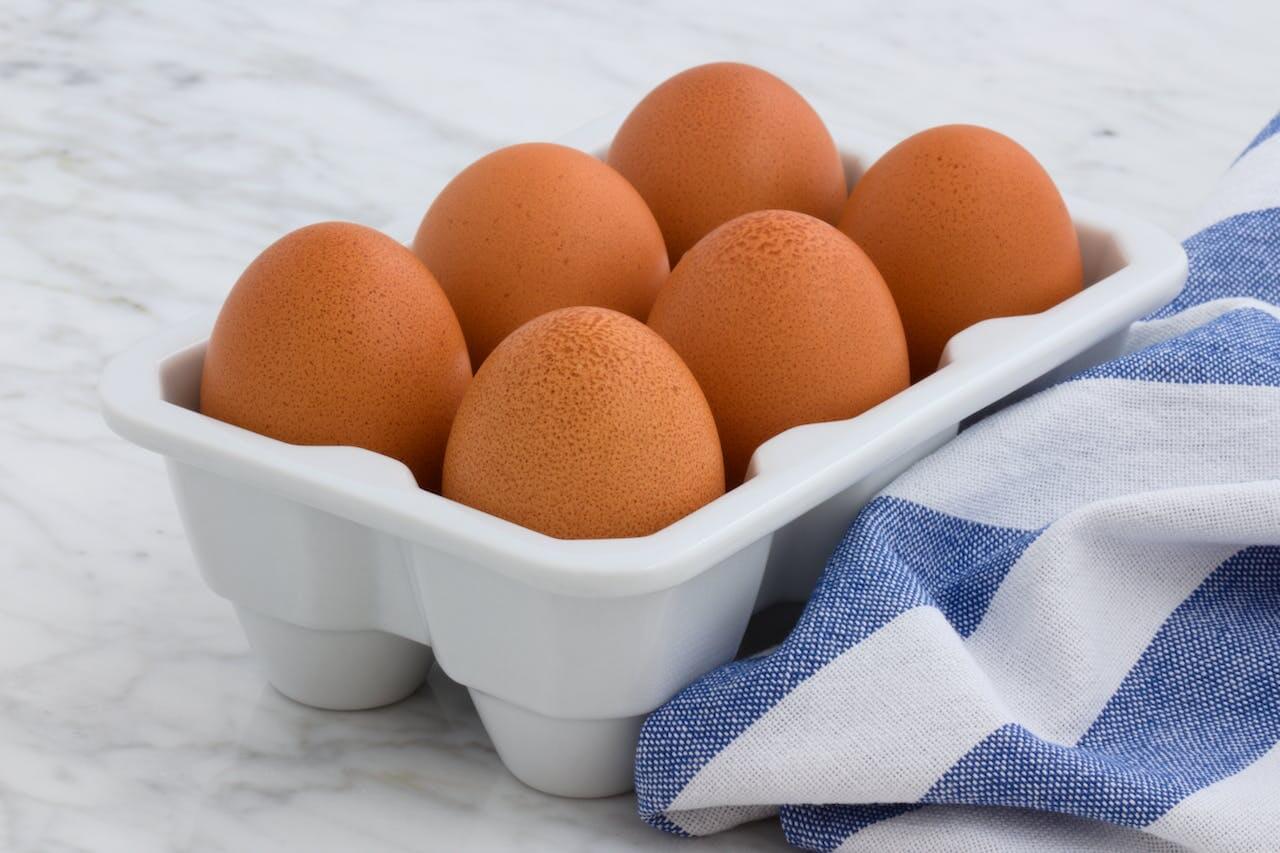 A prote&iacute;na &eacute; importante porque &eacute; um nutriente que est&aacute; relacionada com a parte estrutural e construtora do nosso corpo, isso significa que toda a parte mais estrutural dos nossos corpos tem prote&iacute;na como cabelo, pele, unha, m&uacute;sculo, as enzimas que fazem a digest&atilde;o e as c&eacute;lulas.

Mas por estar se falando muito dela nos &uacute;ltimos anos, logo nos perguntamos se &eacute; ela &eacute; tudo isso mesmo ou &eacute; mais um mito da nutri&ccedil;&atilde;o.

E eu sei que quando surge algo assim logo ficamos apreensivos se devemos ou n&atilde;o comer mais daquele alimento, mas hoje quero te contar tudo sobre a prote&iacute;na.

Ent&atilde;o, vem comigo no texto de hoje!

Por que a prote&iacute;na emagrece?

Quando eu estava pesquisando os temas para o texto de hoje me deparei com essa pergunta e confesso que acho curioso como vemos os nutrientes como engorda e emagrece.

Mas vamos l&aacute;, pensando na prote&iacute;na ela vai ajudar na constru&ccedil;&atilde;o do m&uacute;sculo e quando voc&ecirc; faz atividade f&iacute;sica esse m&uacute;sculo se desenvolve e a prote&iacute;na vinda alimenta&ccedil;&atilde;o ajuda que ela cres&ccedil;a (hipertrofia).

Quando temos uma boa quantidade de massa magra o metabolismo se torna mais r&aacute;pida porque o m&uacute;sculo gasta bastante energia s&oacute; para se mantido no nosso corpo.

Outro ponto &eacute; que dentro de uma composi&ccedil;&atilde;o adequada a prote&iacute;na favorece a saciedade e isso pode diminuir a por&ccedil;&atilde;o do que comemos.

Ent&atilde;o, &eacute; uma s&eacute;rie de fatores que vai influenciar no emagrecimento.

Por que a prote&iacute;na sacia

A prote&iacute;na traz a saciedade porque ela demora mais para se digerida e quando combinada com o carboidrato que traz uma saciedade de curto prazo, temos uma saciedade prolongada.

J&aacute; percebeu que quando voc&ecirc; come macarr&atilde;o (fonte de carboidrato) alho e &oacute;leo ficam com fome rapidinho e quando voc&ecirc; adiciona carne (prote&iacute;na) demora para sentir fome?

Ent&atilde;o, a combina&ccedil;&atilde;o desses dois nutrientes &eacute; excelente. Quer saber como montar uma refei&ccedil;&atilde;o completa nutricionalmente leia esse texto.

Onde encontrar?

A prote&iacute;na &eacute; nutriente bem distribu&iacute;do e apesar do que costumamos ver por a&iacute; &eacute; relativamente f&aacute;cil bater a necessidade prote&iacute;na nas refei&ccedil;&otilde;es.

Voc&ecirc; pode encontrar prote&iacute;na no leite, queijo, ovo, carne, frango, peixe, ervilha, lentilha, feij&atilde;o e soja.

Qual prote&iacute;na comer no caf&eacute; da manh&atilde;?

Pensamos nos h&aacute;bitos dos brasileiros a prote&iacute;na mais f&aacute;cil de encontrar &eacute; no queijo, leite ou ovo.

Sugiro a leitura desse texto para entender mais como montar o caf&eacute; da manh&atilde; equilibrado.

Prote&iacute;na para ganhar massa magra

O nosso corpo n&atilde;o separa dessa forma prote&iacute;na para massa magra e para outras atividades no nosso corpo, se houver o est&iacute;mulo e necessidade a prote&iacute;na consumida ser&aacute; utilizada para a constru&ccedil;&atilde;o do m&uacute;sculo.

O ideal &eacute; que a prote&iacute;na apare&ccedil;a em todas as refei&ccedil;&otilde;es e dessa forma conseguiremos bater a necessidade de prote&iacute;na do dia.

Muito se fala do whey protein que nada mais &eacute; que a prote&iacute;na do leite concentrada, maioria das pessoas que pratica atividade f&iacute;sica para o bem-estar n&atilde;o precisa de suplementa&ccedil;&atilde;o.

Mas caso queira fazer a suplementa&ccedil;&atilde;o praticando atividade f&iacute;sica &eacute; uma possibilidade, avalie sua necessidade individualmente com um nutricionista.

Prote&iacute;na prende o intestino

Temos que tomar cuidado com excesso de qualquer nutriente, mesmo esse nutriente sendo a prote&iacute;na.

A carne demora para ser digerida, logo ela pode sobrecarregar o corpo e atrapalhar o funcionamento do intestino. Pensando na prote&iacute;na vegetal, como feij&atilde;o que tem um composto que gera gases no intestino esse efeito se torna presente tamb&eacute;m, mas &eacute; poss&iacute;vel atenuar esse efeito fazendo remolho do feij&atilde;o.

Ent&atilde;o, vale aquela recomenda&ccedil;&atilde;o de combinar os nutrientes e consumir um pouco de tudo para ter equil&iacute;brio.

Conclus&atilde;o

A prote&iacute;na &eacute; nutriente important&iacute;ssimo para o nosso corpo, mas isso n&atilde;o significa que precisemos extrapolar a quantidade.

Por ser um nutriente bem distribu&iacute;do, vamos conseguir chegar tranquilamente na quantidade que o nosso corpo necessita por dia.

Gostou do texto? Compartilhe com quem pode se beneficiar!