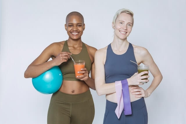Por que as dietas restritivas n&atilde;o funcionam?

As dietas fazem parte da vida de muitas pessoas desde a inf&acirc;ncia &mdash; seja para emagrecer, para evitar o bullying nas escolas, para entrar no vestido dos 15 anos, no vestido de noiva... e por a&iacute; vai.

E &eacute; prov&aacute;vel que voc&ecirc; j&aacute; tenha vivido o ciclo cl&aacute;ssico das dietas: come&ccedil;ar super empolgada com o famoso &ldquo;agora vai&rdquo;, enfrentar dificuldades, se manter firme, perder peso, comemorar... e, depois, ganhar peso novamente &mdash; iniciando o ciclo outra vez.

Mas afinal, por que esse ciclo se repete tanto ao longo dos anos?

O que &eacute; uma dieta restritiva?

Dieta restritiva &eacute; aquela em que se exclui um ou mais grupos de alimentos ou nutrientes com o &uacute;nico objetivo de emagrecer &mdash; sem considerar sua rotina, condi&ccedil;&otilde;es financeiras, gostos pessoais ou contexto emocional.

Por que dietas restritivas n&atilde;o funcionam?

Nosso c&eacute;rebro evoluiu para nos proteger da falta de comida, tratando-a como uma amea&ccedil;a &agrave; vida. Quando fazemos dietas muito restritas, o c&eacute;rebro interpreta que estamos em perigo &mdash; e reage aumentando a fome, a vontade de comer alimentos cal&oacute;ricos e reduzindo o gasto de energia.

Ele n&atilde;o distingue a falta de comida real da restri&ccedil;&atilde;o volunt&aacute;ria.

&Eacute; por isso que voc&ecirc; come&ccedil;a uma dieta animada na segunda-feira, mas &agrave; noite j&aacute; est&aacute; pensando em doces, pizza e hamb&uacute;rguer: &eacute; o seu c&eacute;rebro tentando te proteger!

Al&eacute;m disso, dietas restritivas n&atilde;o se encaixam na vida real. Imagine estar em uma dieta low carb enquanto sua fam&iacute;lia mant&eacute;m a tradi&ccedil;&atilde;o de almo&ccedil;os de domingo com massas. Como se sentir parte disso sem poder participar?

Outro problema &eacute; ignorar os aspectos emocionais da alimenta&ccedil;&atilde;o. Propor um "desafio de 15 dias sem a&ccedil;&uacute;car" sem considerar que o chocolate &eacute; seu conforto em dias dif&iacute;ceis s&oacute; aumenta a chance de "falhar".

Cada dia numa dieta restritiva se transforma numa encruzilhada.

As consequ&ecirc;ncias das dietas restritivas

As dietas afetam tanto a sa&uacute;de f&iacute;sica quanto a emocional:

Sa&uacute;de f&iacute;sica


	
	Fome intensa: Sentir fome e n&atilde;o poder comer gera estresse f&iacute;sico.
	
	
	Perda de massa muscular: Sem comida suficiente, o corpo usa m&uacute;sculos para gerar energia, o que aparece como perda de peso r&aacute;pida &mdash; mas tempor&aacute;ria.
	
	
	Metabolismo lento: A perda muscular reduz o metabolismo, dificultando o emagrecimento ao longo dos anos.
	
	
	Desequil&iacute;brio hormonal: A falta de gordura prejudica a produ&ccedil;&atilde;o de horm&ocirc;nios femininos, podendo desregular o ciclo menstrual e comprometer a sa&uacute;de &oacute;ssea.
	


Sa&uacute;de emocional


	
	Culpa: Comer alimentos "proibidos" gera sentimento de fracasso.
	
	
	Frustra&ccedil;&atilde;o: A cada tentativa de dieta que "falha", a autoestima &eacute; ferida.
	
	
	Isolamento: Alimenta&ccedil;&otilde;es muito r&iacute;gidas afastam de momentos sociais e afetivos.
	


Dieta restritiva engorda?

Sim, a longo prazo.
Quando o corpo entende que est&aacute; passando fome, ele reage absorvendo 100% da energia dos alimentos e armazenando gordura para se proteger.

Voc&ecirc; j&aacute; come&ccedil;ou uma dieta querendo emagrecer 10kg e, depois de um tempo, percebeu que precisava perder 15kg? Esse &eacute; o efeito da dieta restritiva ao longo dos anos.

Dietas restritivas, transtornos alimentares e compuls&atilde;o

Nem toda pessoa que faz dieta desenvolve um transtorno alimentar.
Mas toda pessoa com transtorno alimentar come&ccedil;ou com uma dieta.

A restri&ccedil;&atilde;o intensa afeta profundamente a rela&ccedil;&atilde;o com o corpo e a comida, podendo ser um fator de risco &mdash; especialmente se combinada a gen&eacute;tica, ambiente familiar e hist&oacute;rico emocional.

No caso da compuls&atilde;o alimentar, dietas restritivas funcionam como um forte gatilho: a priva&ccedil;&atilde;o intensa pode gerar epis&oacute;dios de comer compulsivo.

Como sair do ciclo das dietas restritivas?

Sair desse ciclo &eacute; poss&iacute;vel e libertador!
Aqui est&atilde;o alguns passos para come&ccedil;ar:


	
	Mude sua alimenta&ccedil;&atilde;o aos poucos, respeitando seu paladar e rotina.
	
	
	Reconecte-se com sua fome e saciedade, sem depender da contagem de calorias.
	
	
	Desintoxique suas redes sociais, parando de seguir perfis que promovem corpos irreais e dietas extremas.
	
	
	Procure ajuda profissional, principalmente de um nutricionista com abordagem comportamental.
	


Mudan&ccedil;as sustent&aacute;veis come&ccedil;am com respeito ao seu corpo &mdash; n&atilde;o com imposi&ccedil;&otilde;es externas.

Como recuperar o metabolismo ap&oacute;s dietas restritivas?

Ap&oacute;s repetidas restri&ccedil;&otilde;es, o metabolismo se adapta, gastando menos energia.
Para recuper&aacute;-lo, &eacute; essencial:


	
	Voltar a se alimentar adequadamente
	
	
	Reconstruir a massa muscular atrav&eacute;s da alimenta&ccedil;&atilde;o e da atividade f&iacute;sica
	
	
	Ter paci&ecirc;ncia, pois o corpo leva tempo para se reajustar.
	


Pense no metabolismo como um sal&aacute;rio:
Se voc&ecirc; ganha mais, gasta mais. Se ganha menos, precisa economizar.

N&atilde;o existe atalho. Mas existe o caminho certo &mdash; e ele come&ccedil;a respeitando seu corpo.

Conclus&atilde;o

As dietas restritivas prometem solu&ccedil;&atilde;o r&aacute;pida, mas entregam fome, culpa, frustra&ccedil;&atilde;o e, muitas vezes, problemas de sa&uacute;de.

Elas n&atilde;o s&atilde;o sustent&aacute;veis &mdash; e podem, inclusive, desencadear transtornos alimentares.

A verdadeira transforma&ccedil;&atilde;o come&ccedil;a com uma reconex&atilde;o com o seu corpo, seu ritmo e suas emo&ccedil;&otilde;es. Comer com liberdade, prazer e responsabilidade &eacute; poss&iacute;vel &mdash; e muito mais saud&aacute;vel.

Gostou do texto de hoje?
Compartilhe com quem precisa ouvir essa mensagem!