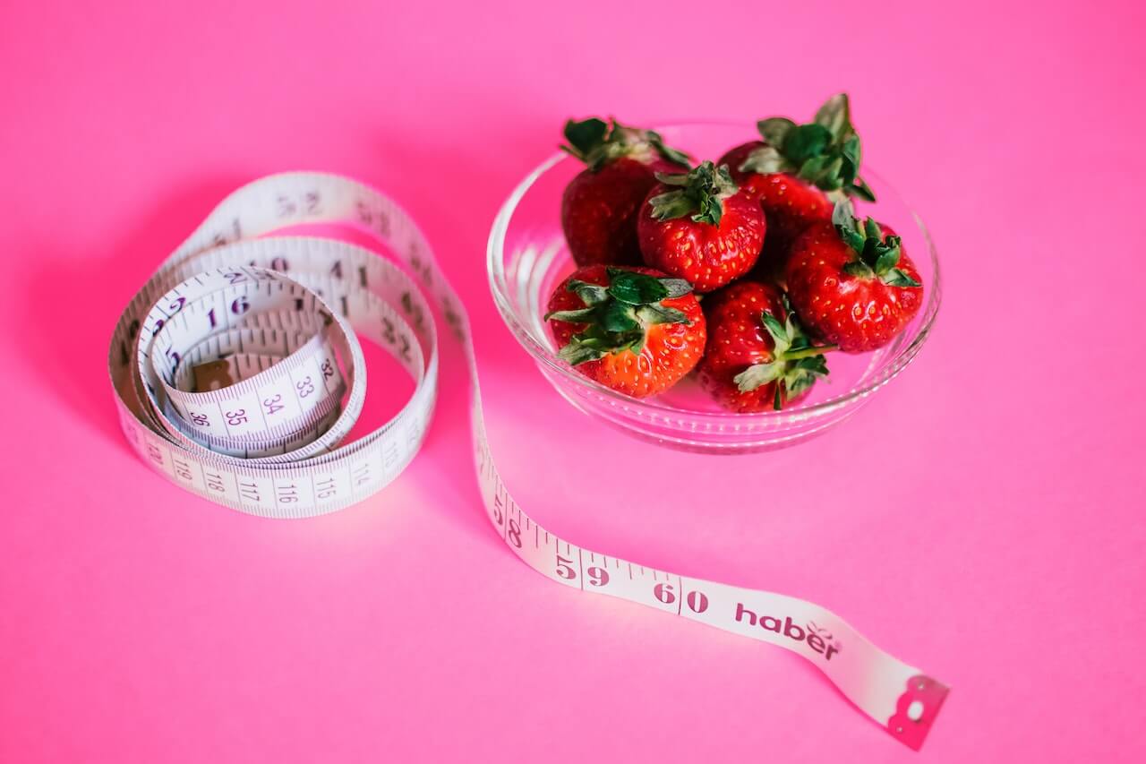 A verdade dif&iacute;cil sobre as dietas &eacute; que voc&ecirc; n&atilde;o consegue fazer dieta, assim como eu n&atilde;o consigo e um monte de gente.

Por que ser&aacute; que isso acontece?

Vamos pensar no cl&aacute;ssico come&ccedil;ar a fazer a dieta na segunda, provavelmente no in&iacute;cio voc&ecirc; estava motivada e animada porque voc&ecirc; estava fazendo algo NOVO.

A novidade &eacute; uma caracter&iacute;stica da dieta porque traz a esperan&ccedil;a e esperan&ccedil;a nos coloca em movimento. J&aacute; parou para reparar que toda dieta tem um nome diferente?

Ora tira arroz, ora p&atilde;o, ora gordura e por a&iacute; vai. Troca o nome para se tornar mais atrativo, mas o princ&iacute;pio &eacute; o mesmo: restri&ccedil;&atilde;o cal&oacute;rica.

Porque sim, a restri&ccedil;&atilde;o cal&oacute;rica &eacute; um princ&iacute;pio b&aacute;sico para voc&ecirc; emagrecer. O problema &eacute; que o nosso c&eacute;rebro ver a restri&ccedil;&atilde;o como perigo, principalmente se for muita restri&ccedil;&atilde;o.

E voc&ecirc; deve j&aacute; vivido isso de come&ccedil;ar animada a dieta e terminar a semana frustrada e chutando o balde e comendo porque s&oacute; se vive uma vez. E a dieta? Na segunda voc&ecirc; come&ccedil;a de novo.

Outro ponto &eacute; que a dieta exige que vivamos para comida, s&oacute; que isso &eacute; quase imposs&iacute;vel porque temos outras &aacute;reas da vida para cuidar e por mais que voc&ecirc; consiga isso em algum momento voc&ecirc; vai precisar cuidar da sua fam&iacute;lia, do seu lazer, do seu trabalho.

E outra verdade dif&iacute;cil sobre a dieta &eacute; que ela foi feita para falhar. N&atilde;o importa o qu&atilde;o disciplinada voc&ecirc; seja, o quanto de foco, for&ccedil;a e f&eacute; tenha a dieta vai falhar, porque existe uma for&ccedil;a maior que impede que tenhamos sucesso com ela.

Essa for&ccedil;a maior e chama sobreviv&ecirc;ncia e o seu c&eacute;rebro est&aacute; preparado para te proteger.

Eu sei que quando surge uma dieta nova seus olhos brilham porque voc&ecirc; pensa &eacute; s&oacute; tirar o p&atilde;o, o arroz ou a gordura e vai d&aacute; certo.

Mas voc&ecirc; sabe l&aacute; no fundo, bem no fundo &eacute; que n&atilde;o &eacute; isso que voc&ecirc; precisa, mas sim olhar para sua hist&oacute;ria e entender onde comer passou a ser um problema e por qu&ecirc;.

Quando eu fa&ccedil;o essa pergunta para minhas pacientes elas costumam dizer que o problema com a comida surgiu numa separa&ccedil;&atilde;o dos pais, depois de um luto, por se sentir exclu&iacute;da na escola, fala de familiares sobre o seu corpo.

Percebe que &eacute; muito mais do que comi x ou y.

Queremos uma f&oacute;rmula m&aacute;gica, mas a verdade &eacute; que n&atilde;o existe. O que existe &eacute; voc&ecirc; aprofundando sua rela&ccedil;&atilde;o com a comida.

Voc&ecirc; precisa fazer um mergulho profundo na sua hist&oacute;ria com a comida e eu espero de cora&ccedil;&atilde;o que voc&ecirc; possa olhar para sua hist&oacute;ria e trazer solu&ccedil;&otilde;es reais e efetivas para voc&ecirc;.

E se precisar procure ajuda, e claro que estou aqui. S&oacute; me chamar para marcar sua consulta.

Gostou do texto? Compartilhe com quem pode se beneficiar!