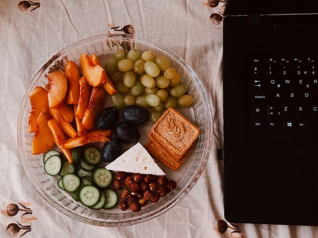 Palestra sobre alimentação saudável: por que informação sozinha não muda hábitos Introdução
Você já deve ter percebido o quanto algumas palestras trazem muito conteúdo sobre saúde e alimentação e naquele momento todos adoram e saem empolgados para colocar em prática os conteúdos aprendidos.
Logo depois de uma semana o assunto já morreu e todos voltaram a rotina de antes.
O que fazer para que os colaboradores se sinta realmente motivados a mudar? Uma dica: as pessoas se sente mais sensibilizadas a mudar quando se sente compreendidas e vistas.
Informação é necessária, mas não suficiente
Se você perguntar para alguém o que é preciso fazer para ser saudável ela provavelmente vai arriscar alguma respostas, como: comer fruta, comer salada, comer com moderação.
Quase todo mundo conhece algum ponto sobre a alimentação e saúde, mas então por quê nem todo faz o que é necessário?
Eu atendo pacientes que já passaram com outros profissionais e sabem calorias de cor e salteado, mas isso não é suficiente para elas mudarem a alimentação.
Um caso de consultório, uma paciente estava super estável, mas um problema no trabalho a fez pedir muito delivery e comer vários doces. Ela teve uma recaída, mesmo tendo alguns meses de estabilidade. E o que trabalhamos foi organizar a rotina de cuidado e não apenas coma isso ou aquilo. Conforme organizamos a rotina de cuidado, ela conseguiu voltar a comer salada, cozinhar, comer fruta e reduzir os doces.
Para muitas pessoas a comida é tudo, conforto, abraço, acolhimento, alegria. Qualquer variação emocional (que acontece o tempo todo) principalmente no trabalho pode levar a comer muito e desorganizador a rotina alimentar.
O comportamento alimentar vai além da escolha dos alimentos
O comportamento alimentar é complexo e cheio de variáveis, a escolha dos alimentos é apenas um das etapas. Quando eu estava na faculdade fiz um trabalho de iniciação cientifica que era sobre os determinantes da compra de alimentos e posso te dizer que havia vários itens que determinava a compra de um alimento.
E quero trazer para você alguns desses fatores que levam uma pessoa a comer de uma forma e não de outra.
O estresse é um determinante importante porque altera nossos hormônios e sono e podemos levar a comer mais e alimentos mais palatáveis. Então, a informação será pouco relevante porque uma vida estressante não oferece espaço para o cuidado.
E por falar em ambiente, o trabalho é um ambiente onde as pessoas passam boa parte do tempo e mesmo que aconteça no home office tem a interação dos colegas, as reuniões e pressões por entrega. Um trabalho que não olha para a saúde passará facilmente por cima do horário de almoço e lanches dos colaboradores, colocando-a/o para escolher entre comer ou fazer uma entrega.
E o tempo dentro de uma vida estressante, com muitas entregas para fazer pode ser algo escasso. E quando olhamos para as mulheres que, ainda hoje, tem tripla jornada de trabalho a questão do tempo fica ainda mais difícil. As mulheres sofrem muita pressão para pertencer ao padrão de beleza e ao mesmo tempo pressão de cuidado, deixando essa conta impossível de fechar.
As emoções influenciam muito porque a história com a comida é permeada por significados que as emoções dão. E às vezes as emoções são tão difíceis que a comida se torna uma alegria no dia, informação nutricional pode estar presente mas não resolve a questão. Quem nunca quis um doce e optou por uma fruta, não atendeu a vontade de doce, logo depois você estava comendo o doce e em grande quantidade.
A rotina que é a forma como a pessoa organiza o dia a dia dela conta muito, pessoas com uma rotina estressante costumam não ter espaço para cuidar da alimentação.
Outro fator são as pessoas que ela convive. Imagine um colaborador que quer parar de beber bebida alcoólica, mas seu ciclo social todos bebem e quando se encontram sempre tem uma cervejinha. Qual a chance dessa pessoa conseguir parar de beber? Pouca, mas não é impossível. Ela vai precisar dizer muitos “nãos” e estabelecer seu limite com esse novo objetivo, às vezes até arriscar perder algumas pessoas desse ciclo já que o mantinha a amizade era a bebida alcoólica.
Se você tem uma empresa que tem várias unidades no Brasil, a palestra precisa considerar isso. Para alguém que mora em SP faz sentido comer pão, fruta e café com leite de manhã. Já para alguém que cresceu na Bahia talvez o que faça mais sentido comer mandioca com manteiga, fruta e café no café da manhã.
E num mundo com muita tela e pressão no trabalho, o sono pode ficar em último lugar e se acontecer não terá a qualidade necessária para descansar. Durante o sono os hormônios envolvidos na fome e saciedade são regulados, logo dormir mal pode influenciar na forma e na quantidade que ela come. E se ela não tiver descansada não terá energia para organizar todas as etapas que a alimentação precisa (comprar, fazer o cardápio, cozinhar).
O ambiente de trabalho influencia as escolhas alimentares
Agora que você já entendeu o panorama do comportamento alimentar e como vários fatores influenciam na hora de comer e quero aprofundar no ambiente da empresa.
Você já deve ter visto alguns memes sobre uma reunião que podia ter sido apenas um e-mail e é necessário avaliar se tantas reuniões são realmente necessárias. E caso, de fato, sejam é preciso avaliar o intervalo entre as reuniões. Uma colaboradora que sabe que o lanche vai diminuir a fome das próximas refeições se estiver em uma reunião atrás da outra, ela não poderá fazer uma pausa para o lanche da manhã ou da tarde mesmo que saiba a importância.
Às vezes a cultura dos colaboradores é comer correndo para voltar a trabalhar ou resolver uma demanda pessoal. Se ela/ele come sem atenção isso pode afetar a digestão e até naquele famoso sono após o almoço.
E tem os colaboradores que almoçam direto na mesa de trabalho seja em casa e ou no presencial, isso afeta a atenção ao comer que pode influenciar na quantidade que come e na qualidade do come, dificilmente você verá alguém que almoça na mesa do computador comendo arroz, feijão, carne e salada.
A famosa pausa para o cafézinho pode ser uma obstáculo que máscara as noites mal dormidas, o estresse, cansaço e necessidade de se distrair. O problema está no açúcar que a pessoa coloca? Não só. O café pode aumentar a energia e desorganiza o sono da noite e isso se tornará um ciclo vicioso: a pessoa dorme mal - toma café para ter energia - fica sem sono e dorme mal.
Agora, temos o energético sendo usado pelos colaboradores mais novos, isso pode gerar uma falsa de profundidade, mas isso engana porque a pessoa está deixando de se cuidar para trabalhar e uma hora a conta vai chegar.
O bolo de pote, o bombom, a bala pode entrar na mesma ideia de gerar energia e lidar com as emoções e voltamos ao ponto que a pessoa pode saber muito sobre nutriente, mas existem outros fatores que a impede de se cuidar.
O que uma palestra mais efetiva pode oferecer
Uma palestra que traga clareza e movimento precisa abordar os gatilhos alimentares e responder a pergunta: O que leva você a comer da forma que come? Quais são os fatores envolvidos na sua história que te trouxeram até aqui? O que precisa mudar nas suas crenças e rotina para que você consiga comer bem?
Fome e saciedade são recursos básicos da alimentação, mas por conta da rotina, estresse, trabalho e emoções eles podem ser ignorados e até perdidos temporariamente, ajudar os colaboradores a reconhecer esses sinais é importante para ajudá-los a sustentar a mudança no longo prazo.
Muitos dos meus pacientes já contaram que não se sentiram bem cuidando da alimentação em programas de saúde da empresa porque não sentiram que eram vistos e ouvidos. Compreender o estresse do trabalho e outras áreas da vida será fundamental para que possam compreender mais sobre si mesmo e pensar ou propor mudanças a partir disso.
Eu sei que é tentadora a ideia das pessoas tomarem café sem açúcar, trocar doce por fruta e substituir o bolo de aniversariante do mês por uma versão mais saudável, mas acredite em mim isso só espalhará uma cultura de culpa entre todos e aquele clima chato de “hummm estou vendo você comendo isso.” Os alimentos afetivos e festivos podem fazer parte de uma alimentação saudável e criar uma cultura de cuidado gentil na sua empresa permitira que alguém se sinta em paz para comer salada no almoço e participar da festa de aniversariante do mês sem achar que isso é um problema.
Eu gosto sempre de falar da expectativa das dietas onde existe o “comer certinho”, mas caso ele falhe existe o “amanhã eu volto”, “Jaquei”, “correr atrás do prejuízo”. A minha proposta é trazer o caminho do meio, onde ao invés de pensar em comer fruta todos os dias, a pessoa pode começar fruta 3x/semana e depois ir evoluindo aos poucos.
O papel das empresas na promoção da saúde
Eu imagino o quanto é cansativo cuidar de tudo o que os colaboradores da empresa precisam e olhar para tantos fatores da alimentação pode ser um desafio, mas é por isso que eu estou aqui para pensar e estruturar o que sua empresa precisa abordar em saúde e alimentação.
É claro que as empresas não têm poder sobre as escolhas individuais dos colaboradores, entretanto eles passam 8 horas do dia deles se dedicando à empresa e trabalhar com essa atenção e presença (para o presencial) pode ajudá-lo a iniciar ou fortalecer o cuidado com a saúde.
E como fazer isso?
O RH da empresa pode ajudar a estruturar pequenas, com os gerentes de cada departamento, pausas para descanso. Colocar lembrete para beber água espalhados pela empresa.
Outra forma é promover conscientização do autocuidado e bem-estar, principalmente para mulheres, já que elas tendem a cuidar de todos e menos de si mesmas.
Valorizar uma cultura de respeito à imagem e diversidade corporal pode oferecer um ambiente em todos se sintam mais incluídos e livres para cuidar da alimentação. Em um ambiente respeitoso uma pessoa se sentirá melhor em comer um bolo da festa de aniversário se souber que ninguém a está julgando, isso melhora o clima e interação entre os colaboradores.
E contratar palestras e programas de educação em saúde, assim você consegue trazer os pontos que eu abordei de forma mais estruturada e dependendo da frequência se construirá uma cultura de cuidado entre os colaboradores.
Quando faz sentido investir em uma palestra sobre alimentação saudável?
Uma palestra sobre alimentação saudável pode fazer parte do SIPA, Semana da Saúde, Programa de Qualidade de Vida, Campanhas internas, Ações de Saúde Mental, Treinamentos de bem-estar.
Minha sugestão é que faça um calendário dos temas que gostaria de abordar sobre alimentação e trazer a cada 3 meses. Isso ajudará os colaboradores a se organizarem e pensarem no processo individual de mudança.
Como escolher uma palestra que realmente gere impacto
Para que a palestra gere o impacto esperado você precisa observar se o profissional escolhido tem uma abordagem baseada em ciência, uma fala acolhedora e empática. É importante que a profissional ou o profissional tenha uma linguagem acessível e consiga fazer com que todos se sintam parte daquela palestra e que realmente foi feito para eles.
E se trouxer exemplos práticos e focados em comportamento alimentar, melhor ainda porque permite identificação e uma visão mais ampliada da alimentação.
A alimentação é apenas parte da conversa
Eu costumo dizer que falar sobre comida nunca é apenas sobre comida. É falar sobre como as pessoas se relacionam com suas emoções, seu corpo, com as outras pessoas e com seu próprio cuidado.
A comida também faz parte dos momentos sociais, então falar de comida é falar sobre como as pessoas interagem entre si e consequentemente um ótimo momento para trabalhar a cultura organizacional. Esse é um excelente fechamento.
Conclusão
Promover alimentação saudável nas empresas continua sendo importante. Mas, para gerar mudanças reais, é preciso ir além da lista de alimentos recomendados. Quando os colaboradores compreendem o comportamento por trás das escolhas alimentares, o aprendizado se torna mais significativo e aplicável ao dia a dia. É essa mudança de perspectiva que torna uma palestra mais relevante para as pessoas e para as organizações.
Se você gostaria de levar uma palestra que vá além da alimentação para sua empresa, entre em contato comigo no whatsapp. Eu posso te ajudar!