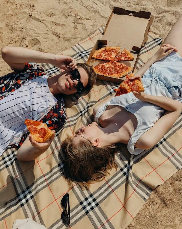 Ser&aacute; que fazer refei&ccedil;&atilde;o livre &eacute; uma forma de ser livre com a comida?

Primeiro, o que &eacute; uma refei&ccedil;&atilde;o livre?

&Eacute; uma estrat&eacute;gia que tem a refei&ccedil;&atilde;o ou dia com liberdade para comer o que quiser sem pensar no valor nutricional ou cal&oacute;rico dos alimentos.

E respondendo essa pergunta, refei&ccedil;&atilde;o livre N&Atilde;O &eacute; ser livre com a comida!

O que eu vejo no consult&oacute;rio &eacute; que as pacientes que chegam fazendo isso est&atilde;o mais angustiadas do que tranquilas e em paz com a comida.

Essa angustia vem de algumas situa&ccedil;&otilde;es corriqueiras, por exemplo, hoje sendo uma ter&ccedil;a feira e voc&ecirc; est&aacute; com vontade de comer pizza, mas a sua refei&ccedil;&atilde;o livre &eacute; apenas no s&aacute;bado.

O que fazer? Comer a pizza na ter&ccedil;a e n&atilde;o fazer refei&ccedil;&atilde;o livre no s&aacute;bado? Mas e se no s&aacute;bado algu&eacute;m te chamar para sair e comer hamburguer, como vai fazer? O melhor &eacute; esperar para comer apenas no s&aacute;bado?

Viu que confuso e angustiante?!

Todo esse cen&aacute;rio gera ansiedade e caso ela espere para comer ir&aacute; com &ldquo;muita sede ao pote&rdquo; e provavelmente ir&aacute; exagerar.

Outro ponto &eacute; que a refei&ccedil;&atilde;o livre n&atilde;o leva em considera&ccedil;&atilde;o a vontade do seu corpo, vamos pensar que sexta a noite esteja bem quente e voc&ecirc; queira comer algo mais refrescante, mas a sua &uacute;nica oportunidade que voc&ecirc; tem para &ldquo;escapar&rdquo; da dieta.

E olhar os alimentos como oportunidade &uacute;nica o fara comer mais e mais, isso porque o c&eacute;rebro come&ccedil;a a achar que ele ter&aacute; APENAS UMA OPORTUNIDADE para comer, ent&atilde;o &eacute; necess&aacute;rio comer muito.

Outro aspecto de separar um dia para comer determinados alimentos a levar&aacute; a dar ainda mais import&acirc;ncia para esses alimentos. N&atilde;o &eacute; apenas comer doce, hamburguer ou pizza. &Eacute; um evento!!! E voc&ecirc; passa a valorizar de forma exagerada esses alimentos.

A liberdade verdade &eacute; escutar voc&ecirc; mesma. Todo mundo est&aacute; comendo churrasco no fim de semana, mas voc&ecirc; quer comer o que? Todo mundo diz que o certo &eacute; comer doce no fim de semana e salada na semana, mas o que voc&ecirc; quer fazer na sua alimenta&ccedil;&atilde;o.

Quando voc&ecirc; &eacute; livre com a comida voc&ecirc; assume a responsabilidade e controle sobre sua alimenta&ccedil;&atilde;o para comer de forma prazerosa e saud&aacute;vel.

Gostou do texto? Compartilhe com quem pode se beneficiar!