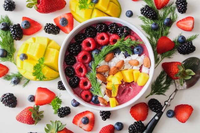 As frutas ganharam o status de vil&atilde; nos &uacute;ltimos anos e hoje s&atilde;o vistas como algo que engorda.

Mas antes eram vistas como algo que ajudava a emagrecer e a&iacute; provavelmente voc&ecirc; ficou confusa se fruta emagrece ou n&atilde;o, se &eacute; algum tipo espec&iacute;fico e ainda se pode continuar comendo a fruta.

Vou contar tudo para voc&ecirc; no texto de hoje!

Comer fruta engorda

Primeiro, vamos entender o papel que as frutas desempenham na nossa alimenta&ccedil;&atilde;o.

As frutas s&atilde;o alimentos ricos em fibra, vitaminas e minerais. As fibras s&atilde;o respons&aacute;veis por ajudar no funcionamento do intestino, trazer saciedade e alimentar as bact&eacute;rias boas.

J&aacute; as vitaminas e minerais participam de diversas rea&ccedil;&otilde;es dentro do nosso corpo e s&atilde;o essenciais para o funcionamento dos &oacute;rg&atilde;os, por exemplo, a vitamina A para sa&uacute;de dos olhos ou a vitamina C para o sistema imune.

E quantas calorias tem uma fruta?

De forma geral as frutas tem pouqu&iacute;ssimas calorias, sendo isso n&atilde;o consideramos como um alimento energ&eacute;tico, ou seja, que seja capaz de trazer toda a energia que precisamos para uma refei&ccedil;&atilde;o como almo&ccedil;o ou jantar.

Mas e a frutose?

Bem a frutose &eacute; o a&ccedil;&uacute;car das frutas e como eu costumo dizer h&aacute; um telefone sem fio na nutri&ccedil;&atilde;o, por isso tantas informa&ccedil;&otilde;es desencontradas.

A frutose &eacute; um tipo de a&ccedil;&uacute;car que tem um poder de do&ccedil;ura alto, ou seja, voc&ecirc; precisa de uma pequena quantidade para perceber o sabor doce.

E a ind&uacute;stria de alimento descobriu isso e come&ccedil;ou a usar frutose nos alimentos que estava produzindo s&oacute; que em grande quantidade.

Atrav&eacute;s das pesquisas cientificas verificou-se o consumo aumentado da frutose na alimenta&ccedil;&atilde;o das pessoas e problemas relacionados como diabetes.

A quest&atilde;o &eacute; que as pessoas estavam comendo mais frutose, mas n&atilde;o era porque estavam ingerindo mais frutas e sim porque estavam comendo mais alimentos industrializados.

&ldquo;Josi, ent&atilde;o a frutose em algum n&iacute;vel engorda e provoca doen&ccedil;a.&rdquo;

Sabe aquele velho ditado &ldquo;A diferen&ccedil;a entre o rem&eacute;dio e o veneno &eacute; dose&rdquo;? Ent&atilde;o, se aplica muito nesse caso.

Todo nutriente que estiver em excesso pode provocar algum maleficio ao corpo, at&eacute; mesmo as vitaminas.

A frutose da fruta n&atilde;o traz problema algum &agrave; sa&uacute;de, j&aacute; o consumo excessivo de alimentos ultraprocessados (que v&atilde;o ter bastante frutose) pode trazer o ganho peso e doen&ccedil;as.

Fruta seca engorda

A fruta seca nada mais &eacute; a fruta fresca s&oacute; que sem a &aacute;gua, isso provoca a redu&ccedil;&atilde;o do seu tamanho e concentra a do&ccedil;ura por conta da secagem da &aacute;gua.

As informa&ccedil;&otilde;es nutricionais continuam a mesma, inclusive as calorias.

E por um ser um alimento menor voc&ecirc; pode acabar consumindo mais, quem nunca pegou um punhado de uva passa e comeu sem perceber?

N&atilde;o &eacute; a fruta seca que engorda mais, &eacute; n&oacute;s que comemos mais por conta do tamanho, por isso &eacute; importante que voc&ecirc; consuma a fruta seca como parte da refei&ccedil;&atilde;o e n&atilde;o algo &uacute;nico.

Sorvete de fruta ou suco de fruta engorda

Muito se fala sobre n&atilde;o consumir a fruta na forma de suco porque normalmente usar&iacute;amos muito mais fruta para fazer o suco do que se estiv&eacute;ssemos comendo a fruta in natura.

Isso &eacute; uma verdade! Mas dizer que &eacute; o suco ou sorvete que engordar &eacute; deixar de ver a complexidade do ganho de peso.

Nenhum alimento por si s&oacute; engorda ou emagrece, isso envolve a rotina da pessoa, cuidado com as emo&ccedil;&otilde;es, funcionamento do intestino, sono, atividade f&iacute;sica e alimenta&ccedil;&atilde;o.

N&atilde;o &eacute; um suco ou sorvete que vai te fazer engordar.

Agora, &eacute; importante, que se voc&ecirc; consuma a fruta na forma de suco ou sorvete, desenvolver o h&aacute;bito de consumir a fruta in natura para aproveitar melhor as fibras desse alimento e se sentir o gosto mais natural da fruta.

Fruta engorda: mito ou verdade?

Mito! A fruta assim como os outros alimentos naturais podem fazer parte da nossa alimenta&ccedil;&atilde;o de prefer&ecirc;ncia na forma in natura para aproveitarmos melhor seus nutrientes.

Consuma com modera&ccedil;&atilde;o suco e sorvete.

Conclus&atilde;o

A dieta sempre vai trazer algum nutriente ou alimento para o banco do r&eacute;u dos vil&otilde;es para te deixar confusa, mas desconfie de alimentos que sempre foram vistos como fazendo bem para a sa&uacute;de e hoje n&atilde;o sendo mais, principalmente os alimentos naturais.

Inclua fruta na alimenta&ccedil;&atilde;o sem medo de engordar!

Gostou do texto? Compartilhe com quem pode se beneficiar!