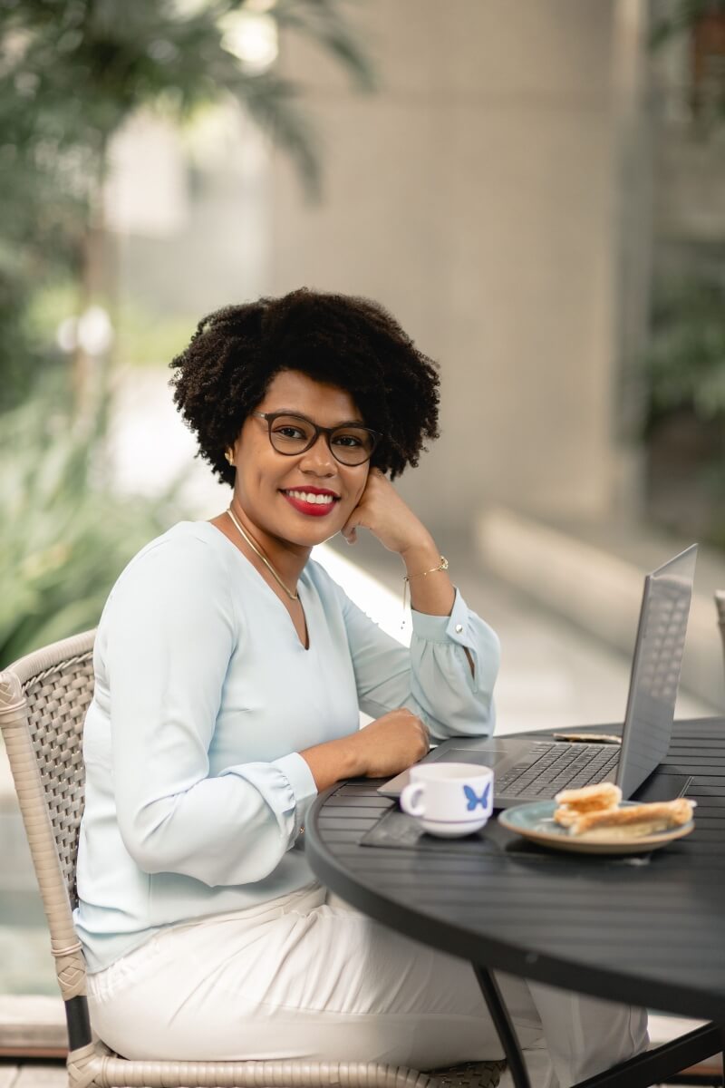 Descubra como a nutri&ccedil;&atilde;o comportamental pode transformar sua rela&ccedil;&atilde;o com a comida e o corpo, sem dietas restritivas.&nbsp;

Antes de falar como a nutri&ccedil;&atilde;o comportamental pode transformar sua rela&ccedil;&atilde;o com a comida e o corpo, vamos entender o que &eacute; essa nova linha da nutri&ccedil;&atilde;o. Apesar de ser pouco conhecida essa linha j&aacute; existe h&aacute; alguns bons anos com nutricionistas que come&ccedil;aram a praticar uma nutri&ccedil;&atilde;o sem dieta usando uma abordagem mais acolhedora e a alimenta&ccedil;&atilde;o intuitiva.

Se voc&ecirc; j&aacute; dieta alguma vez na vida sabe da dificuldade que &eacute; seguir e depois manter ap&oacute;s a perda de peso, sem contar a culpa e a rigidez que surge nesse per&iacute;odo.

Por isso, surgiu a nutri&ccedil;&atilde;o comportamental com o intuito de ajudar as pessoas a cuidarem da sua alimenta&ccedil;&atilde;o n&atilde;o s&oacute; olhando para o nutriente (dieta), mas para tudo o que envolve a nossa rela&ccedil;&atilde;o com a comida como as emo&ccedil;&otilde;es, rela&ccedil;&otilde;es familiares, amizade, vida social, trabalho, rotina, atividade f&iacute;sica e rela&ccedil;&atilde;o com o corpo.

Diferen&ccedil;a entre a nutricionista tradicional e nutricionista comportamental

&nbsp;A nutricionista comportamental vai atuar junto com voc&ecirc; no acompanhamento como uma terapeuta nutricional, ela vai te ajudar a entender sua hist&oacute;ria com a comida, onde voc&ecirc; come&ccedil;ou a desenvolver uma rela&ccedil;&atilde;o dif&iacute;cil, como ressignificar o que for necess&aacute;rio na sua rela&ccedil;&atilde;o com a comida, entender sua rela&ccedil;&atilde;o com o corpo, te oferecer estrat&eacute;gias para melhorar a rela&ccedil;&atilde;o com o corpo e a comida, principalmente quando falamos da culpa ao comer e comer emocional.

Tudo isso acontece com o objetivo de voc&ecirc; conseguir mudar seu comportamento alimentar e sustentar as mudan&ccedil;as e resultados conquistados.

J&aacute; a nutricionista tradicional vai atuar com foco na dieta e na perda de peso. Entretanto sem o trabalho do comportamento alimentar dificilmente essas mudan&ccedil;as se sustentam no longo prazo.

Quem pode se beneficiar da nutri&ccedil;&atilde;o comportamental?

Todos os grupos podem se beneficiar do trabalho com um nutricionista comportamental, afinal toda mudan&ccedil;a envolve a mudan&ccedil;a de comportamento.

Eu trabalho com foco na melhora da rela&ccedil;&atilde;o com a comida de mulheres adultas e isso engloba comer comer emocional, rela&ccedil;&atilde;o dif&iacute;cil com o corpo, culpa ao comer, dificuldade para organizar a rotina alimentar, medo de engordar.

Al&eacute;m disso, trabalho com transtorno alimentar como bulimia e compuls&atilde;o alimentar.

Como funciona o acompanhamento com nutricionista comportamental

&Eacute; importante que voc&ecirc; saiba que como nutricionista comportamental prezo por um espa&ccedil;o sem julgamento, cr&iacute;tica ou bronca. Estou l&aacute; para escutar voc&ecirc; e te ajudar a mudar sua alimenta&ccedil;&atilde;o, rela&ccedil;&atilde;o com o corpo e a comida e juntas montar estrat&eacute;gias para que chegue ao seu objetivo.

Sou sua guia durante o processo, por isso vamos construir tudo juntas. Voc&ecirc; ter&aacute; um plano alimentar que ser&aacute; constru&iacute;do aos poucos e conforme seu ritmo de mudan&ccedil;a.

Sua hist&oacute;ria importante e muito para mim porque nela encontraremos onde tudo come&ccedil;ou, os gatilhos e como se proteger para que esses comportamentos n&atilde;o se repitam.

E por falar em hist&oacute;ria vamos olhar para suas emo&ccedil;&otilde;es porque elas determinam muito sua rela&ccedil;&atilde;o com a comida. Descontar a ansiedade, tristeza, estresse na comida &eacute; algo comum, mas nas consultas vou te ensinar como lidar e construir ferramentas junto com voc&ecirc; para que saiba o que fazer quando surgir uma emo&ccedil;&atilde;o dif&iacute;cil.

Medo e culpa trabalhamos tamb&eacute;m para que cada refei&ccedil;&atilde;o seja uma experi&ecirc;ncia de prazer, cuidado e nutri&ccedil;&atilde;o.

E voc&ecirc; tamb&eacute;m aprender&aacute; como montar cada refei&ccedil;&atilde;o, nutrientes que precisam estar presentes e como cada um ajuda a cuidar da nossa sa&uacute;de.

Nutricionista comportamental ajuda no emagrecimento?

Durante o tratamento o foco n&atilde;o &eacute; peso, porque quando focamos exclusivamente nele pioramos nossa rela&ccedil;&atilde;o com a comida (medo de engordar, medo de comer, comer emocional e culpa).

Por isso, como nutricionista comportamental vejo a perda de peso como consequ&ecirc;ncia do processo. Voc&ecirc; muda seu comportamento e o peso acompanha.

Nas consultas vamos fazer a avalia&ccedil;&atilde;o corporal apenas se for um desejo seu (exceto para algumas casos de transtorno alimentar), n&atilde;o trabalho com meta de peso porque toda mudan&ccedil;a que tiver ao longo do processo &eacute; resultado e um resultado t&atilde;o v&aacute;lido quanto a perda de peso.

Aqui valorizamos o processo tamb&eacute;m e n&atilde;o apenas o resultado. Ent&atilde;o, se algumas das consultas voc&ecirc; n&atilde;o perder peso, n&atilde;o se preocupe. N&atilde;o estou l&aacute; apenas para ver o n&uacute;mero na balan&ccedil;a, mas sim te acompanhar e ajudar com todas as dificuldades que tiver durante o processo.

Quando procurar um nutricionista comportamental

Voc&ecirc; pode procurar um nutricionista comportamental quando voc&ecirc; j&aacute; fez dietas que n&atilde;o funcionaram, j&aacute; tentou o m&eacute;todo tradicional e sentiu que n&atilde;o era para voc&ecirc;.

Quando percebe que est&aacute; descontando suas emo&ccedil;&otilde;es na comida, sente culpa quando come algum alimento, tem medo de engordar e vive contando calorias. E tem uma rela&ccedil;&atilde;o dif&iacute;cil com o corpo e/ou se maior do que de fato &eacute;.

E vive pensando constantemente sobre a comida e principalmente quando comer parou de ser um momento de prazer e se tornou um lugar de sofrimento.

Benef&iacute;cios da nutri&ccedil;&atilde;o comportamental

Como nutricionista comportamental, j&aacute; acompanhei muitas transforma&ccedil;&otilde;es reais. Os principais benef&iacute;cios observados pelos meus pacientes incluem:


	
	Liberdade para comer
	
	
	Paz ao se alimentar
	
	
	Escolhas mais conscientes e saud&aacute;veis
	
	
	Aumento da autoestima
	
	
	Cuidado com o corpo de forma gentil
	
	
	Redu&ccedil;&atilde;o do comer emocional
	
	
	Capacidade de lidar com emo&ccedil;&otilde;es sem recorrer &agrave; comida
	
	
	Uma rela&ccedil;&atilde;o mais leve e prazerosa com a comida
	


A comida deixa de ser um motivo de estresse ou culpa, e passa a ser um espa&ccedil;o de nutri&ccedil;&atilde;o, prazer e sa&uacute;de.

Depoimentos

Voc&ecirc; pode ver como a nutri&ccedil;&atilde;o comportamental ajudou muitas pessoas a melhorarem sua rela&ccedil;&atilde;o com a comida e o corpo a partir dos quase 60 depoimentos dos meus pacientes&nbsp;neste link, vou deixar alguns de exemplo abaixo:&nbsp;

&ldquo;H&aacute; muitos anos estava presa a uma alimenta&ccedil;&atilde;o fixa, uma dieta com muitas restri&ccedil;&otilde;es e proibi&ccedil;&otilde;es. N&atilde;o conseguia desfrutar de nenhuma refei&ccedil;&atilde;o por completo! Ao longo da quarentena esse h&aacute;bito associado &agrave; ansiedade, me fez desenvolver uma piora de um quadro de compuls&atilde;o alimentar que j&aacute; estava comigo h&aacute; alguns anos. Nada vem f&aacute;cil, mas durante alguns meses eu e a Josi desenvolvemos v&aacute;rias t&aacute;ticas para melhorar minha rela&ccedil;&atilde;o com a comida. Sempre muito atenciosa, me encorajando a perder o medo de comer certos alimentos e ter novos h&aacute;bitos. Foram muitos desafios porque a cultura da dieta est&aacute;, infelizmente, muito impregnada em n&oacute;s, principalmente em mim. Hoje consigo dizer que posso comer tudo sem medo, pois conhe&ccedil;o melhor meus limites. Aprendi a ler quando fico satisfeita, quando tenho de comer algo ou quando estou apenas entediada. Recomendo muito o trabalho da Josi! Al&eacute;m de tudo, ela faz quest&atilde;o de nos lembrar da import&acirc;ncia da comida em celebra&ccedil;&otilde;es da nossa cultura e dentro da nossa fam&iacute;lia, coisas que eu, uma pessoa como eu que restringia muito minha alimenta&ccedil;&atilde;o, havia esquecido. Fizemos o tratamento todo on-line sem nenhum problema! Nota MIL!&rdquo;

"Eu j&aacute; vinha de tantas experi&ecirc;ncias ruins, tanta busca pelo corpo perfeito, pela alimenta&ccedil;&atilde;o certa, sabia emagrecer, mas perdia sa&uacute;de fisica, emocional e mental. Com a Dra Josi, em pouco tempo, abriu-se um leque na minha frente, que eu n&atilde;o sabia ser poss&iacute;vel, aprendi que n&atilde;o preciso ter medo de comer, que posso ser magra sem sofrimento. Ela tocou fundo, com muito respeito e carinho, destravando coisas que eu trazia da minha inf&acirc;ncia, e que repetia de forma totalmente descontrolada, me culpando e sem saber oq estava certo ou n&atilde;o. Simplesmente, ela mudou minha vis&atilde;o sobre tudo na minha vida, a procurei por conta de alimenta&ccedil;&atilde;o e ela resolveu isso e tocou profundo no meu ser como um todo! Hoje como sem medo, sem culpa e tenho perdido peso, coisa que nem acho t&atilde;o importante mais, pois sei que o resultado vir&aacute; com minha grande mudanca e forma livre e leve de comer.
S&oacute; gratid&atilde;o por t&ecirc;-la encontrado. Tenho muito mais a dizer sobre essa profissional maravilhosa, mas deixo aqui a minha indica&ccedil;&atilde;o e depoimento, confie nela e ela vai te mostrar com muito profissionalismo, capacidade, conhecimento, amor e respeito pela sua hist&oacute;ria!<3"

"N&atilde;o consigo mensurar o quanto meus h&aacute;bitos mudaram com a ajuda da Josi. A alimenta&ccedil;&atilde;o sem foi na minha vida um tema regado de prazer, culpa, proibi&ccedil;&atilde;o e inadequa&ccedil;&atilde;o. Acreditei nela toda que eu n&atilde;o sabia me alimentar e que n&atilde;o adiantava aprender. Durante os primeiros meses de tratamento a Josi me ensinou a reconhecer a fome e saciedade, a comer sem culpa e sem tentar resolver os problemas com a comida. &Eacute; um portal libertador e curativo proporcionado por uma profissional carinhosa, atenta e que realmente teve as ferramentas para me ajudar. Sou eternamente grata pela mudan&ccedil;a que tive agora e espero contar com a ajuda dela para melhorar cada vez mais."

Quer come&ccedil;ar a mudar sua rela&ccedil;&atilde;o com a comida?

Se voc&ecirc; sente que precisa de ajuda para ter uma alimenta&ccedil;&atilde;o mais leve e prazerosa, ou vive uma rela&ccedil;&atilde;o ruim&nbsp;contra o corpo e contra a comida, eu posso te ajudar.

💙Agende uma consulta de nutri&ccedil;&atilde;o comportamental comigo.
Voc&ecirc; merece comer com paz, cuidar do seu corpo com respeito e viver com liberdade!

👉 Clique aqui para falar comigo no WhatsApp e agendar sua consulta

&nbsp;