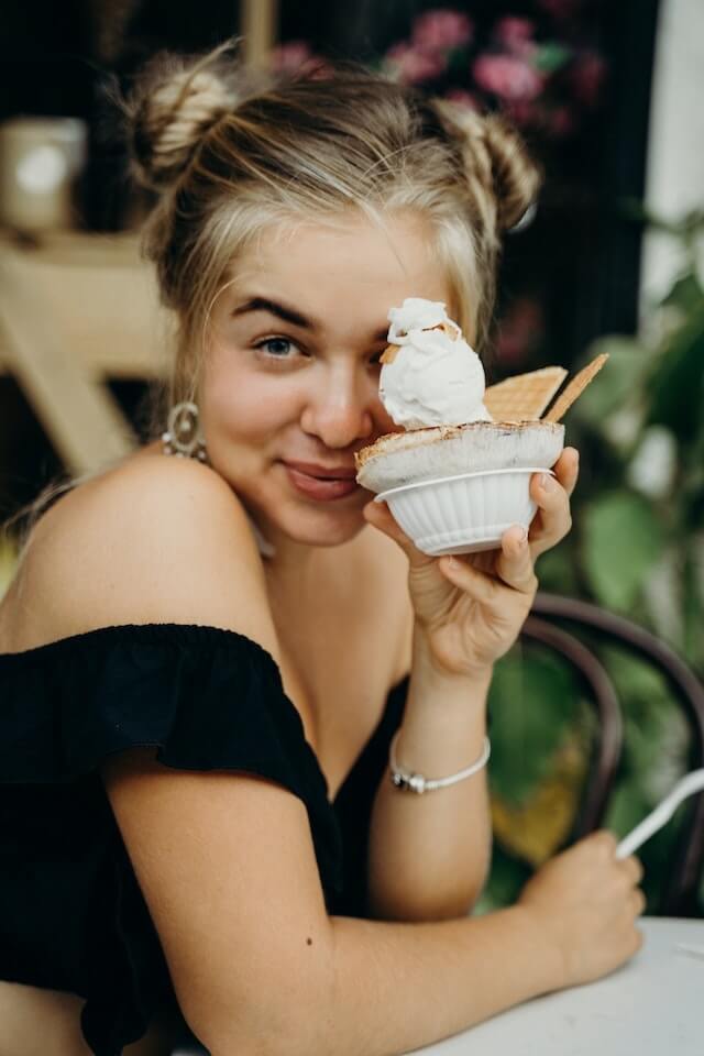 Voc&ecirc; j&aacute; parou para pensar como certos alimentos, como p&atilde;o, arroz, feij&atilde;o ou chocolate, podem "engordar" voc&ecirc;? E como exatamente isso acontece no seu corpo?

Quando fa&ccedil;o essa pergunta para minhas pacientes no consult&oacute;rio, muitas delas respondem que acham que o alimento &eacute; transformado diretamente em gordura, levando ao ganho de peso. Mas ser&aacute; que &eacute; isso mesmo?

O corpo Nn&atilde;o "escolhe" transformar alimentos em gordura

Muitas pessoas acreditam que o corpo consegue separar os nutrientes dos alimentos, como se o a&ccedil;&uacute;car do sorvete fosse para engordar e o do arroz integral fosse apenas para nutrir o corpo. Mas, na realidade, os nossos &oacute;rg&atilde;os n&atilde;o conseguem fazer essa separa&ccedil;&atilde;o. O que eles entendem s&atilde;o nutrientes, como carboidratos, prote&iacute;nas e gorduras.

Exemplo: O a&ccedil;&uacute;car do sorvete, por exemplo, ser&aacute; convertido em glicose, enquanto as gorduras viram &aacute;cidos graxos e as prote&iacute;nas se transformam em amino&aacute;cidos. Esses nutrientes ser&atilde;o direcionados para os &oacute;rg&atilde;os que mais precisam deles, e o que sobrar ser&aacute; armazenado como gordura.

Ent&atilde;o, se voc&ecirc; comer um sorvete, seu corpo vai processar os nutrientes e os armazenar se necess&aacute;rio. Isso significa que voc&ecirc; ganhou peso? Ainda n&atilde;o! Para isso, esse processo precisa acontecer frequentemente.

O problema n&atilde;o est&aacute; no sorvete, mas na rela&ccedil;&atilde;o com&nbsp;ele

Comer sorvete ocasionalmente n&atilde;o vai causar ganho de peso. O problema est&aacute; na rela&ccedil;&atilde;o emocional que voc&ecirc; desenvolve com o alimento.

Muitas vezes, ao tentar parar de comer algo, como o sorvete, voc&ecirc; pode criar uma frustra&ccedil;&atilde;o que pode te levar de volta a ele. Afinal, n&atilde;o &eacute; o sorvete que precisa ser evitado, mas as associa&ccedil;&otilde;es emocionais que voc&ecirc; cria com ele.

Por exemplo, o sorvete pode te trazer uma sensa&ccedil;&atilde;o de relaxamento por ser algo que voc&ecirc; consumia quando crian&ccedil;a, ap&oacute;s uma semana estressante de provas. O segredo est&aacute; em substituir essas associa&ccedil;&otilde;es por outras formas de relaxamento, como descansar, viajar, passear no parque ou conversar com amigos.

O que fazer ent&atilde;o?

O verdadeiro trabalho &eacute; entender como seus h&aacute;bitos alimentares est&atilde;o ligados &agrave;s suas emo&ccedil;&otilde;es e encontrar formas de substitui&ccedil;&atilde;o que proporcionem o mesmo al&iacute;vio emocional, sem recorrer aos alimentos.

Quer saber mais sobre como melhorar sua rela&ccedil;&atilde;o com a comida e seus h&aacute;bitos alimentares? Agende uma consulta comigo para aprender a transformar sua rela&ccedil;&atilde;o com a comida e alcan&ccedil;ar um equil&iacute;brio saud&aacute;vel!


Gostou do conte&uacute;do?&nbsp;Compartilhe com quem pode se beneficiar!