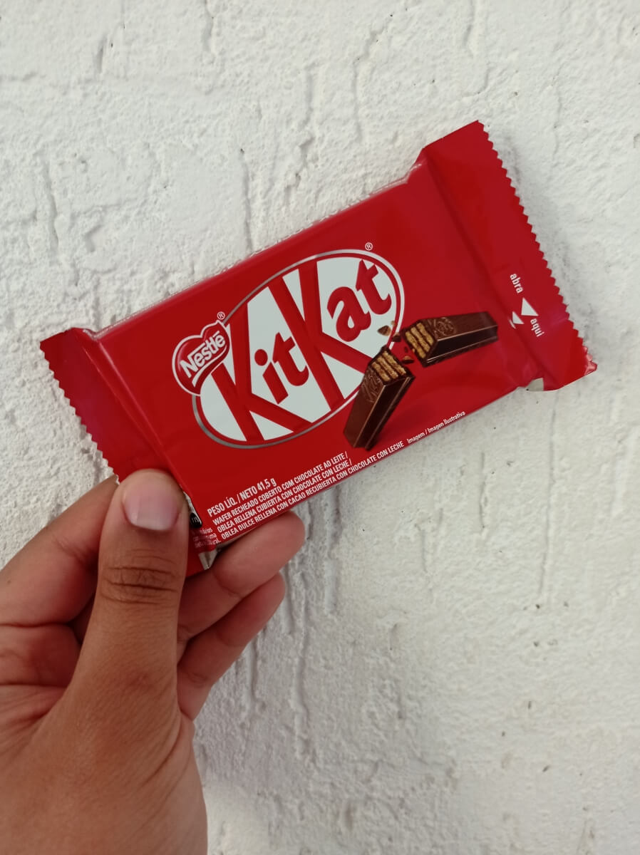 O Kit kat &eacute; minha comida do estresse e eu lembro como se fosse hoje...

Eu tinha 15 anos, era meu primeiro emprego e era no setor jur&iacute;dico de uma empresa, era estresse puro, eu chorava dia sim e outro tamb&eacute;m.

Tinha dois chefes, um deles menosprezava meu trabalho e meus sonhos porque sempre que me perguntava sobre onde eu queria cursar nutri&ccedil;&atilde;o e devolvia com a seguinte fala:

Era um estresse atr&aacute;s do outro. Quase no fim deste primeiro ano de emprego eu comi pela primeira vez o Kit kat. O segundo chefe (esse mais legal) havia acabado de chega dos EUA com um pacote enorme, brilhante e vermelho.

Ali tinha muitos mini kit kat, eu comi e logo fui envolvida pelo sabor do chocolate com o biscoito, a mistura da maciez com a croc&acirc;ncia me trouxe um prazer, uma alegria no meio do caos. Eu PRECISAVA de mais.

Naquele dia eu comi muito, mas muitos Kit kat. E sem perceber eu fiz uma associa&ccedil;&atilde;o estresse-kit kat.

Todos os meus estesses profissionais envolvia comer Kit Kat. At&eacute; que...

Um dia estava estressada e triste e kit kat n&atilde;o foi suficiente, precisei chorar.

Outra vez meu psicologo me ajudou a perceber o quanto eu estava evoluindo.

E nesse ano eu listei todas as conquistas e desafios j&aacute; superados para me lembrar que superarei os atuais tamb&eacute;m.

As vezes no estresse profissional, eu decido comer Kit Kat, mas muitas vezes eu decido chorar, fazer terapia, lembrar minhas conquistas.

E &eacute; isso que eu quero que voc&ecirc;s entendam sobre descontar a emo&ccedil;&atilde;o na comida. Voc&ecirc; tem uma hist&oacute;ria com a comida e &eacute; pela representa&ccedil;&atilde;o emocional que voc&ecirc; come.

Mas precisamos desenvolver outras formas de lidar com nossos problemas que n&atilde;o seja apenas comendo.

Eu espero que esse post, essa hist&oacute;ria te ajude a olhar para sua rela&ccedil;&atilde;o com a comida com mais gentileza e carinho se propondo mudan&ccedil;as mais reais e que tem a ver com voc&ecirc;.&nbsp;