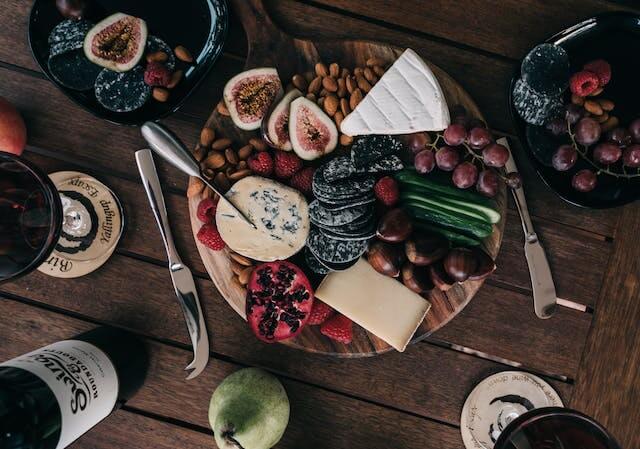 Voc&ecirc; &eacute; daquela pessoa que almo&ccedil;o e 5 minutos depois est&aacute; abrindo a geladeira para comer novamente? Beliscar a comida o tempo todo &eacute; sempre uma queixa que eu escuto, mas agora por que ser&aacute; que isso acontece?

Quero contar para voc&ecirc; e como deixar de beliscar comida o tempo todo em 5 dicas.

&Eacute; normal sentir vontade de comer o tempo todo ou ficar pensando em comida o tempo todo?

Existem v&aacute;rios motivos para isso acontecer e vou explicada deles abaixo:


	
	Voc&ecirc; n&atilde;o est&aacute; comendo o suficiente ou n&atilde;o est&aacute; combinado os nutrientes de uma maneira: Quando n&atilde;o voc&ecirc; come o suficiente, a fome continua presente e o corpo come&ccedil;a a dar sinais para voc&ecirc; comer. E quando voc&ecirc; n&atilde;o os nutrientes de forma adequada tamb&eacute;m ficamos com fome r&aacute;pido, por exemplo, quando comemos apenas salada ou macarr&atilde;o e ficamos com fome cedo.
	
	
	Descontar a emo&ccedil;&atilde;o na comida: Quando temos o padr&atilde;o de lidar com as emo&ccedil;&otilde;es comendo, qualquer emo&ccedil;&atilde;o ou alguma especifica que te afetar vai te impulsionar a comer. E quando a fome &eacute; emocional voc&ecirc; pode te acabar de almo&ccedil;ar e ela estar&aacute; l&aacute; te lembrando da comida, a boa not&iacute;cia &eacute; que quando voc&ecirc; acolhe suas emo&ccedil;&otilde;es e resolve o problema essa fome &ldquo;vai embora&rdquo;.
	
	
	Fazer dieta restritiva: Quando voc&ecirc; pro&iacute;be os alimentos seu c&eacute;rebro acha que voc&ecirc; est&aacute; passando fome e te impulsiona a pensar em comida e como consequ&ecirc;ncia querer comer. J&aacute; percebeu que qualquer alimento proibido na dieta &eacute; mais gostoso?
	


O que &eacute; bom para enganar a fome?

Talvez voc&ecirc; esteja pensando que a solu&ccedil;&atilde;o seja enganar a fome, mas eu preciso te dizer que isso n&atilde;o &eacute; poss&iacute;vel.

&ldquo;Josi, mas eu j&aacute; ouvi que beber &aacute;gua passa a fome.&rdquo;

De fato, as vezes nosso c&eacute;rebro pode confundir fome e sede, neste caso beber &aacute;gua vai resolver, entretanto tentar enganar a fome com &aacute;gua &eacute; d&aacute; um tiro no p&eacute;.

O nosso c&eacute;rebro conta uma diversidade de fatores para identificar se estamos com fome ou n&atilde;o, ent&atilde;o mesmo que voc&ecirc; beba &aacute;gua ou masque chiclete ele logo identificar&aacute; que n&atilde;o entrou energia suficiente e ir&aacute; te mandar comer novamente.

Ou seja, voc&ecirc; vai passar o dia pensando em comida. A melhor forma de parar de pensar em comida &eacute; comer regularmente.

Como treinar o c&eacute;rebro para n&atilde;o sentir fome?

Parece ser algo poss&iacute;vel j&aacute; que tem pessoas que passam horas sem comer, mas isso tamb&eacute;m tem um risco para o nosso corpo.

N&atilde;o trabalho com a ideia de comer de 3 em 3 horas, mas ficar mais do que 6 horas sem comer pode fazer com que seu corpo utilize o m&uacute;sculo como fonte de energia.

O impacto disso &eacute; a perda de massa muscular, desacelerar seu metabolismo e dificuldade para ter aten&ccedil;&atilde;o e produtividade no seu dia a dia.

&Eacute; poss&iacute;vel acostumar seu c&eacute;rebro n&atilde;o te enviar de forma t&atilde;o intensa o sinal de fome, mas a fome continua existindo e ele entende que quando voc&ecirc; come precisa absorver 100% das calorias do que voc&ecirc; come, no longo prazo isso pode gerar ganho de peso.

Como evitar ficar beliscando toda hora?

Para evitar ficar beliscando toda hora &eacute; importante que voc&ecirc; fa&ccedil;a todas ou algumas das a&ccedil;&otilde;es abaixo:


	
	Comer regularmente: &eacute; interessante termos em torno de 4 a 5 refei&ccedil;&otilde;es/dia, isso traz seguran&ccedil;a ao c&eacute;rebro de que ir&aacute; receber comida em breve. E sabe o quanto pode gastar porque sabe que depois vem mais, &eacute; igual sal&aacute;rio voc&ecirc; gasta conforme o que est&aacute; previsto para receber no m&ecirc;s...imagine que voc&ecirc; n&atilde;o tivesse a menor no&ccedil;&atilde;o de quando iria receber voc&ecirc; se sentiria &agrave; vontade para gastar? N&atilde;o n&eacute;?! Bem, com o c&eacute;rebro &eacute; a mesma coisa.
	
	
	Tenha uma rotina alimentar: comer no mesmo hor&aacute;rio ou pr&oacute;ximo do mesmo hor&aacute;rio te ajuda a se organizar com a alimenta&ccedil;&atilde;o e traz seguran&ccedil;a e tranquilidade para o seu corpo que entende que em alguns minutos ou hora ir&aacute; comer novamente, ent&atilde;o n&atilde;o tem porque querer ficar beliscando toda hora.
	
	
	Evite comprar quantidade de comida: voc&ecirc; percebe que &eacute; dif&iacute;cil lidar com castanha, amendoim, chocolate ou outro alimento, tente comprar uma pequena quantidade para que ele n&atilde;o seja gatilho para voc&ecirc; ficar querendo comer o tempo todo.
	
	
	Guarde os alimentos: as vezes deixamos na mesa de casa ou do trabalho alimentos que s&atilde;o gatilhos para querermos comer o tempo todo, por isso a ideia &eacute; guardar na geladeira ou arm&aacute;rio para que voc&ecirc; toma a decis&atilde;o de escolha de forma consciente e n&atilde;o pelo impulso.
	
	
	Cuide das suas emo&ccedil;&otilde;es: querer ficar comendo toda hora &eacute; algo muito comum quando estamos entediados, por isso se voc&ecirc; &eacute; uma pessoa que se entedia facilmente procure incluir pequenas pausas no seu dia a dia para que descanse e se distraia um pouco.
	


O que &eacute; bom para tirar a vontade de comer toda hora?

Eu sempre falo aqui sobre a import&acirc;ncia dos nutrientes e como combinar eles para trazer saciedade.

De forma geral &eacute; importante que voc&ecirc; tenha algum grupo de cereal, ra&iacute;zes ou tub&eacute;rculos, leguminosas, leite e derivados, frutas, verduras e carnes.

Exemplos:

Para uma refei&ccedil;&atilde;o como caf&eacute; ou lanche ficaria assim: p&atilde;o com queijo, leite com caf&eacute; e fruta ou panqueca com geleia, queijo e fruta

Para o almo&ccedil;o e jantar ficaria assim: arroz, feij&atilde;o, salada e bife ou batata, ervilha, br&oacute;colis e frango.

Quando montamos as refei&ccedil;&otilde;es dessa forma a saciedade se prolonga e n&atilde;o ficamos querendo beliscar comida o tempo todo. Leia mais neste texto!&nbsp;

Conclus&atilde;o

Beliscar comida o tempo pode acontecer por diversos motivos desde fatores nutricionais at&eacute; emocionais.

Se observe, compreenda seus limites e organize sua alimenta&ccedil;&atilde;o para que consiga comer e perceber melhor sua saciedade.

Gostou do texto? Compartilhe com quem pode se beneficiar!