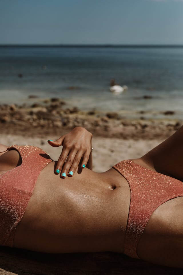 Voc&ecirc; j&aacute; ouviu que &ldquo;o corpo do ver&atilde;o se constr&oacute;i no inverno&rdquo;? Essa frase, aparentemente inofensiva, circula muito nas redes sociais e em campanhas de marketing com promessas de &ldquo;corpo ideal&rdquo; para a praia. Mas por tr&aacute;s dela existe uma l&oacute;gica perigosa que pode alimentar culpa, ansiedade, compara&ccedil;&otilde;es e at&eacute; mesmo transtornos alimentares.

Neste artigo, vamos refletir sobre essa express&atilde;o e entender por que ela pode fazer mal &mdash; al&eacute;m de falar sobre como construir uma rela&ccedil;&atilde;o mais gentil com o corpo e a alimenta&ccedil;&atilde;o, em qualquer &eacute;poca do ano.

A press&atilde;o est&eacute;tica disfar&ccedil;ada de autocuidado

A frase &ldquo;o corpo do ver&atilde;o se constr&oacute;i no inverno&rdquo; carrega uma mensagem impl&iacute;cita: a de que h&aacute; um padr&atilde;o corporal que deve ser atingido, e que o tempo para &ldquo;corrigir&rdquo; o corpo &eacute; agora &mdash; antes de ele &ldquo;ser visto&rdquo; no ver&atilde;o.

Essa ideia refor&ccedil;a a cren&ccedil;a de que nossos corpos precisam estar sempre em transforma&ccedil;&atilde;o, como se eles s&oacute; fossem v&aacute;lidos ou dignos de serem mostrados quando magros, sarados e dentro de um padr&atilde;o espec&iacute;fico.

Mas autocuidado de verdade n&atilde;o &eacute; sobre se moldar a um padr&atilde;o. &Eacute; sobre olhar para si, escutar seu corpo, entender suas necessidades e fazer escolhas que tragam sa&uacute;de f&iacute;sica e mental &mdash; n&atilde;o culpa, obsess&atilde;o ou sofrimento.

A que custo voc&ecirc; est&aacute; tentando mudar seu corpo?

Talvez voc&ecirc; at&eacute; consiga &ldquo;transformar seu corpo&rdquo; em 2, 3 meses com uma dieta restritiva e treinos exaustivos. Mas e depois? Quanto voc&ecirc; teve que abrir m&atilde;o para chegar nesse corpo? Quanto da sua vida social, do seu prazer em comer e da sua sa&uacute;de mental foi deixado de lado?

Talvez voc&ecirc; at&eacute; ou&ccedil;a elogios no ver&atilde;o&hellip; mas ningu&eacute;m vai estar com voc&ecirc; quando:


	
	A fome exagerada bater porque voc&ecirc; passou semanas se restringindo.
	
	
	Voc&ecirc; n&atilde;o conseguir mais manter a dieta e se sentir um fracasso.
	
	
	O medo de &ldquo;perder o corpo conquistado&rdquo; tomar conta da sua rotina.
	
	
	A compuls&atilde;o alimentar aparecer como forma de &ldquo;compensa&ccedil;&atilde;o&rdquo;.
	


Nenhuma transforma&ccedil;&atilde;o vale a pena se ela acontece &agrave; custa da sua liberdade.

Comer bem n&atilde;o precisa vir com peso, culpa ou controle

Voc&ecirc; pode cuidar da sua alimenta&ccedil;&atilde;o e do seu corpo com leveza. Sem seguir dietas da moda. Sem deixar de sair com amigos. Sem se afastar dos seus alimentos preferidos. Sem pular refei&ccedil;&otilde;es para &ldquo;compensar&rdquo;. Sem treinar s&oacute; para queimar calorias.

Quando voc&ecirc; entende o porqu&ecirc; de algumas escolhas alimentares, reconhece suas emo&ccedil;&otilde;es, aprende a escutar seu corpo e descobre o que funciona pra voc&ecirc;&hellip; o processo fica mais leve, verdadeiro e duradouro.

O corpo do ver&atilde;o &eacute;&nbsp;o corpo que voc&ecirc; j&aacute; tem

A verdade &eacute; que voc&ecirc; j&aacute; tem um corpo pronto para o ver&atilde;o, para o inverno e para qualquer esta&ccedil;&atilde;o. Ele n&atilde;o precisa mudar para ser aceito. O que pode mudar &mdash; se voc&ecirc; quiser &mdash; &eacute; a forma como voc&ecirc; se relaciona com ele e com a comida.

Cultivar essa rela&ccedil;&atilde;o de respeito e cuidado com o seu corpo ao longo do ano, e n&atilde;o s&oacute; nos &ldquo;meses de prepara&ccedil;&atilde;o&rdquo;, &eacute; o que vai de fato construir sa&uacute;de &mdash; e n&atilde;o s&oacute; apar&ecirc;ncia.

A solu&ccedil;&atilde;o n&atilde;o est&aacute; em dietas, est&aacute; no autoconhecimento

Se voc&ecirc; j&aacute; tentou de tudo para mudar seu corpo e ainda se sente insatisfeita, talvez o caminho n&atilde;o seja mais uma dieta, e sim entender o que est&aacute; por tr&aacute;s das suas escolhas. Por que voc&ecirc; come do jeito que come? Que hist&oacute;rias voc&ecirc; carrega sobre corpo e comida? Quais h&aacute;bitos fazem sentido na sua rotina?

Quando voc&ecirc; olha para essas quest&otilde;es com ajuda profissional e sem julgamento, pode transformar sua rela&ccedil;&atilde;o com a comida de forma profunda &mdash; e finalmente sair do ciclo de culpa, compensa&ccedil;&atilde;o e restri&ccedil;&atilde;o.

Como construir uma rela&ccedil;&atilde;o saud&aacute;vel com a comida e o corpo

Veja algumas atitudes que ajudam nesse processo:

1. Questione padr&otilde;es inalcan&ccedil;&aacute;veis

Corpos s&atilde;o diversos. Nenhuma esta&ccedil;&atilde;o do ano deve ser usada como justificativa para transformar seu corpo &agrave;s pressas.

2. Pratique a alimenta&ccedil;&atilde;o consciente

Comer com aten&ccedil;&atilde;o, respeitar a fome e saciedade, observar o que voc&ecirc; sente e precisa s&atilde;o pr&aacute;ticas que ajudam a sair do piloto autom&aacute;tico.

3. Encontre prazer em se cuidar

Cuidar de si n&atilde;o deve ser castigo. Encontre atividades f&iacute;sicas que voc&ecirc; goste, formas de relaxar, maneiras de se nutrir f&iacute;sica e emocionalmente.

4. Procure ajuda profissional

N&atilde;o &eacute; sobre for&ccedil;a de vontade. &Eacute; sobre entender o que te prende nesse ciclo e ter suporte para sair dele com acolhimento e estrat&eacute;gia.

Conclus&atilde;o: A esta&ccedil;&atilde;o que importa &eacute; aquela em que voc&ecirc; decide cuidar de si

N&atilde;o &eacute; sobre o ver&atilde;o. &Eacute; sobre voc&ecirc;. Seu corpo n&atilde;o precisa mudar para merecer respeito, cuidado ou amor. E sua alimenta&ccedil;&atilde;o pode sim ser leve, prazerosa e equilibrada, sem controle ou rigidez.

Se voc&ecirc; quer construir uma rela&ccedil;&atilde;o saud&aacute;vel com a comida e com o corpo &mdash; agora, no inverno, ou em qualquer &eacute;poca &mdash; eu posso te ajudar.

Agende sua consulta e vamos juntas entender o que est&aacute; por tr&aacute;s da sua rela&ccedil;&atilde;o com a comida, ressignificar sua hist&oacute;ria e construir h&aacute;bitos que realmente fa&ccedil;am sentido na sua rotina.