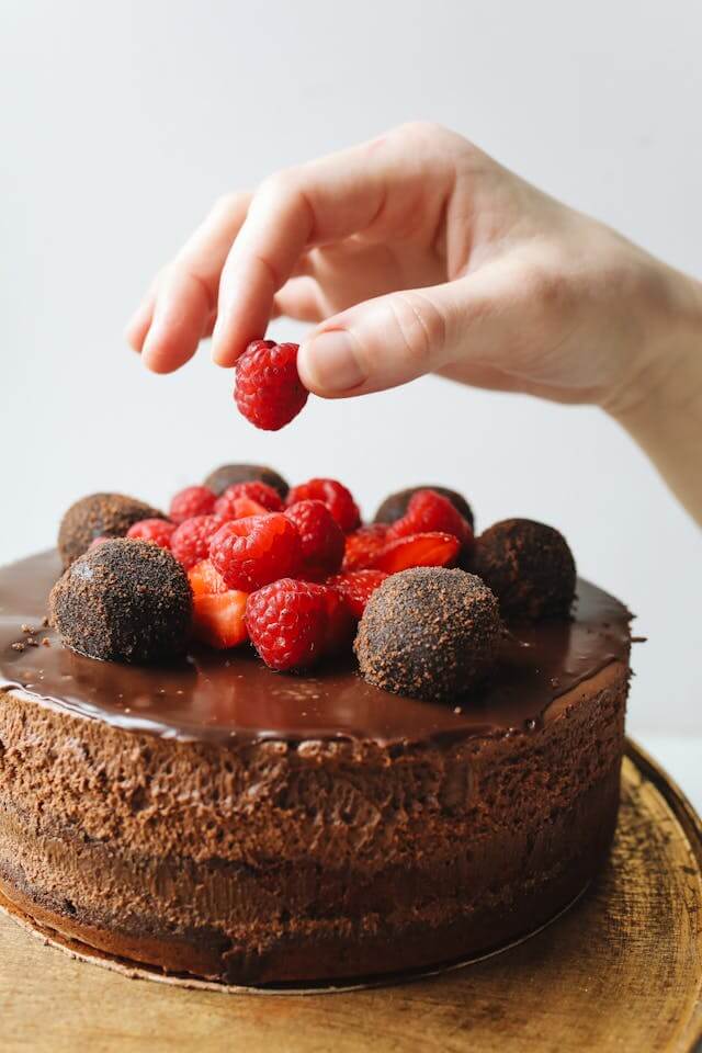 Voc&ecirc; j&aacute; ouviu falar em compuls&atilde;o alimentar, mas n&atilde;o entende exatamente o que &eacute;, por que acontece ou como trat&aacute;-la? Este transtorno alimentar &eacute; mais comum do que parece e pode afetar profundamente a rela&ccedil;&atilde;o com a comida, o corpo e as emo&ccedil;&otilde;es.

Neste texto, voc&ecirc; vai entender o que &eacute; compuls&atilde;o alimentar, quais s&atilde;o suas causas, como identificar, tratar e controlar esse comportamento, e por que buscar ajuda &eacute; fundamental para se libertar desse ciclo.

O que &eacute; a compuls&atilde;o alimentar?

A compuls&atilde;o alimentar &eacute; um transtorno caracterizado pela ingest&atilde;o de uma grande quantidade de comida em um curto per&iacute;odo de tempo, acompanhada da sensa&ccedil;&atilde;o de perda de controle. A pessoa sente que n&atilde;o consegue parar de comer, mesmo quando n&atilde;o est&aacute; com fome f&iacute;sica.

&Eacute; comum que os epis&oacute;dios aconte&ccedil;am em segredo e sejam seguidos por sentimentos de culpa, vergonha e frustra&ccedil;&atilde;o.

Um exemplo comum:

Imagine uma mulher de 30 anos que passou o dia todo em reuni&otilde;es, sem tempo para comer. &Agrave; noite, janta com o marido, mas ainda sente fome. Quando ele vai dormir, ela vai at&eacute; a cozinha e come, sozinha e escondida: um pacote de p&atilde;o de forma, meio pote de doce de leite e 1 litro de sorvete. Depois, se sente arrasada e pergunta: &ldquo;Como eu comi tudo isso em meia hora?&rdquo;.

Esse tipo de comportamento, que envolve quantidade, rapidez, falta de controle e sofrimento emocional, &eacute; t&iacute;pico da compuls&atilde;o alimentar.

Compuls&atilde;o alimentar n&atilde;o &eacute; exagero

Muita gente confunde compuls&atilde;o alimentar com um simples exagero na comida &mdash; como comer uma sobremesa mesmo estando cheia.

Mas h&aacute; uma diferen&ccedil;a importante:


	
	Exagero alimentar: costuma envolver prazer, consci&ecirc;ncia e controle. &Eacute; comum em festas, almo&ccedil;os especiais, etc.
	
	
	Compuls&atilde;o alimentar: vem acompanhada de sofrimento, urg&ecirc;ncia, culpa e uma clara sensa&ccedil;&atilde;o de que &ldquo;algo est&aacute; errado&rdquo;.
	


A compuls&atilde;o n&atilde;o &eacute; um &ldquo;falta de for&ccedil;a de vontade&rdquo; &mdash; &eacute; um transtorno real, reconhecido pela medicina.

Causas da compuls&atilde;o alimentar

A compuls&atilde;o alimentar pode ter diversas causas e gatilhos. Entre os principais:

1. Restri&ccedil;&otilde;es alimentares intensas

Dietas muito r&iacute;gidas, que pro&iacute;bem grupos de alimentos, podem levar a epis&oacute;dios de compuls&atilde;o. O corpo reage &agrave; escassez com urg&ecirc;ncia: &ldquo;coma tudo agora, porque pode faltar depois&rdquo;.

2. Fome f&iacute;sica acumulada

Ficar muitas horas sem comer faz com que o corpo entre em modo de alerta. Quando a comida aparece, o impulso de comer muito e r&aacute;pido aumenta.

3. Fatores emocionais

Situa&ccedil;&otilde;es como luto, estresse, ansiedade, press&atilde;o no trabalho, problemas familiares e baixa autoestima s&atilde;o gatilhos frequentes. A comida se torna uma v&aacute;lvula de escape para emo&ccedil;&otilde;es dif&iacute;ceis.

4. Hist&oacute;rico de dietas

Pessoas que passaram a vida em dieta &mdash; especialmente desde a adolesc&ecirc;ncia &mdash; t&ecirc;m maior risco de desenvolver compuls&atilde;o alimentar. O ciclo de restri&ccedil;&atilde;o e exagero se instala com facilidade.

5. Quest&otilde;es biol&oacute;gicas e gen&eacute;ticas

H&aacute; fatores neuroqu&iacute;micos e gen&eacute;ticos envolvidos, como altera&ccedil;&otilde;es nos n&iacute;veis de dopamina e serotonina, que influenciam o controle da fome, do humor e do prazer.

Como saber se voc&ecirc; tem compuls&atilde;o alimentar?

Veja alguns sinais de que os epis&oacute;dios de compuls&atilde;o alimentar podem estar presentes:


	
	Comer escondido ou r&aacute;pido, com sensa&ccedil;&atilde;o de descontrole.
	
	
	Comer mesmo sem fome, como forma de aliviar emo&ccedil;&otilde;es.
	
	
	Sentir culpa, vergonha ou arrependimento ap&oacute;s comer.
	
	
	Prometer a si mesma que "nunca mais vai acontecer" e repetir o epis&oacute;dio dias depois.
	
	
	Evitar eventos sociais por medo da comida ou da pr&oacute;pria rea&ccedil;&atilde;o.
	


Se voc&ecirc; se identificou com esses sinais, saiba que voc&ecirc; n&atilde;o est&aacute; sozinha &mdash; e que existe tratamento!

Compuls&atilde;o alimentar tem tratamento?

Sim, e com bons resultados quando feito com uma equipe especializada. O tratamento ideal envolve acompanhamento multiprofissional:

✅ Nutricionista com abordagem comportamental

Ajuda a reorganizar a alimenta&ccedil;&atilde;o, estabelecer uma rela&ccedil;&atilde;o saud&aacute;vel com comida e corpo, trabalhar a fome f&iacute;sica e emocional e desmontar mitos de dieta.

✅ Psic&oacute;logo

Trabalha os gatilhos emocionais, ensina estrat&eacute;gias para lidar com frustra&ccedil;&otilde;es, ansiedade, luto, autoestima e outras quest&otilde;es que alimentam os epis&oacute;dios de compuls&atilde;o.

✅ Psiquiatra

Pode ser necess&aacute;rio em alguns casos, principalmente quando h&aacute; associa&ccedil;&atilde;o com depress&atilde;o, ansiedade ou impulsividade. O uso de medicamentos pode ajudar no controle dos impulsos.

Como controlar a compuls&atilde;o alimentar no dia a dia

Mesmo com tratamento, &eacute; poss&iacute;vel adotar estrat&eacute;gias no dia a dia para reduzir os epis&oacute;dios de compuls&atilde;o alimentar:

1. Estabele&ccedil;a uma rotina alimentar

Evite longos per&iacute;odos em jejum. Fa&ccedil;a refei&ccedil;&otilde;es principais e lanches intermedi&aacute;rios, respeitando seus sinais de fome e saciedade.

2. D&ecirc; fim &agrave;s dietas restritivas

Permita-se comer todos os tipos de alimentos. Respeito, equil&iacute;brio e variedade funcionam melhor do que proibi&ccedil;&atilde;o.

3. Observe suas emo&ccedil;&otilde;es

Pergunte-se: estou com fome ou estou ansiosa/triste/entediada? Tente atender &agrave; sua necessidade real: um banho quente, uma conversa, descanso, acolhimento.

4. Reduza a culpa

A culpa n&atilde;o resolve &mdash; s&oacute; alimenta o ciclo. Comer &eacute; uma necessidade e tamb&eacute;m uma fonte de prazer. O equil&iacute;brio est&aacute; na const&acirc;ncia, n&atilde;o na perfei&ccedil;&atilde;o.

5. Crie uma rede de apoio

Fale com pessoas de confian&ccedil;a e busque profissionais. O acolhimento reduz o peso emocional e ajuda na recupera&ccedil;&atilde;o.

Compuls&atilde;o alimentar tem cura?

A compuls&atilde;o pode ser controlada, e sua frequ&ecirc;ncia pode diminuir bastante com o tratamento certo. Muitas pessoas relatam que, ap&oacute;s meses de acompanhamento, conseguem:


	
	Voltar a sentir prazer ao comer sem culpa
	
	
	Lidar melhor com emo&ccedil;&otilde;es dif&iacute;ceis
	
	
	Romper com o ciclo de &ldquo;comer e se punir&rdquo;
	
	
	Reconstruir a autoestima e a autonomia
	


&Eacute; um processo &mdash; mas &eacute; poss&iacute;vel.

Conclus&atilde;o: voc&ecirc; n&atilde;o precisa passar por isso sozinha

A compuls&atilde;o alimentar &eacute; um transtorno real, s&eacute;rio e que merece acolhimento. N&atilde;o se trata de falta de disciplina, e sim de uma dor que precisa ser compreendida.

Com ajuda profissional e com estrat&eacute;gias que respeitam sua hist&oacute;ria, &eacute; poss&iacute;vel retomar o controle sobre a comida, sem culpa e sem sofrimento.

✨ Quer dar o primeiro passo para superar a compuls&atilde;o alimentar?
Estou aqui para te acompanhar nessa caminhada. Clique no bot&atilde;o do WhatsApp para agendar sua consulta e come&ccedil;ar sua transforma&ccedil;&atilde;o agora.
