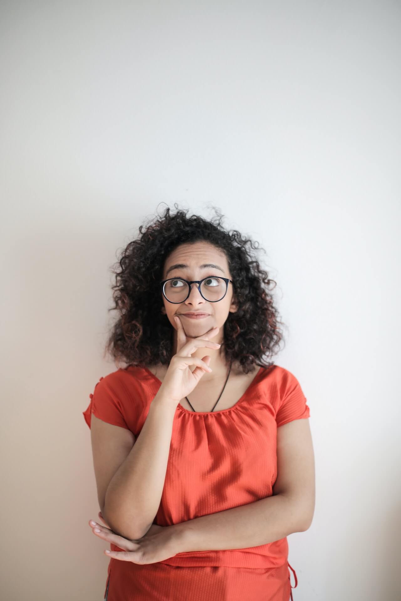 Eu sempre fa&ccedil;o essa pergunta em consult&oacute;rio e a resposta cl&aacute;ssica costuma ser: Porque eu quero mais sa&uacute;de, a est&eacute;tica tamb&eacute;m, mas a sa&uacute;de &eacute; o mais importante.

E a pr&oacute;xima pergunta que eu costumo fazer &eacute;: O que vai mudar quando voc&ecirc; emagrecer?

E essas respostas n&atilde;o tem a ver tanto com a sa&uacute;de.

As respostas costuma ser:

Porque eu quero poder entrar numa loja e escolher a roupa que eu quero

Encontrar roupa de forma mais f&aacute;cil

Poder comer sem ser julgada

Essas frases rementem a pertencimento e liberdade.

E eu quero te contar uma hist&oacute;ria que n&atilde;o tem a ver com o peso, mas sim com o padr&atilde;o de beleza.

Quando eu era crian&ccedil;a tanto eu como minha m&atilde;e sofremos press&atilde;o para que eu alisasse o meu cabelo, na &eacute;poca eu lembro de ter me sentindo radiante.

E alisar n&atilde;o era algo barato, ent&atilde;o ficava esperando o ano todo (no fim de ano tinha um pouco mais de dinheiro) para reviver aquele momento.

E em Dezembro quando minha m&atilde;e recebia e no logo no s&aacute;bado acord&aacute;vamos e &iacute;amos para o sal&atilde;o.

E todo o processo era muito longo e cansativo. Eu lembro dos elogios, de ser notada, de ser vista.

Mas isso n&atilde;o durava muito, durava apenas 3 meses. E eu sonhava com o dia que poderia ter aquele olhar o ano todo.

E quando eu passei a trabalhar aos 15 anos eu poderia, finalmente, alisar a cada 3 meses.

S&oacute; que para minha surpresa alisar mais n&atilde;o provocou mais elogio ou admira&ccedil;&atilde;o.

E a mesma coisa acontece quando voc&ecirc; emagrece, no in&iacute;cio voc&ecirc; &eacute; super elogiada, mas depois aquela nova imagem passa a ser uma imagem comum.

Ent&atilde;o, o que voc&ecirc; est&aacute; procurando de pertencimento acaba se perdendo.

E o ponto que quero trazer aqui para voc&ecirc; &eacute; o quanto confundimos pertencimento e adequa&ccedil;&atilde;o.

Por exemplo, na minha hist&oacute;ria eu me sentia adequada. Ningu&eacute;m mais me olhava com de um jeito estranho e eu encontrava produtos para cuidar do meu cabelo com certa facilidade.

E lendo o livro da Bren&eacute; Brown ela traz a diferen&ccedil;a entre pertencimento e adequa&ccedil;&atilde;o.

&ldquo;Pertencimento &eacute; ser aceito por ser voc&ecirc; mesmo, adequa&ccedil;&atilde;o &eacute; ser aceito por ser como todos os outros.&rdquo;

&ldquo;Se eu posso ser eu mesmo eu perten&ccedil;o, se tenho que ser como os outros eu me adequo&rdquo;.

Quando voc&ecirc; adequa voc&ecirc; machuca si mesma, passa a olhar seu corpo como algo errado, sente culpa quando come e n&atilde;o se permitir a ir em alguns lugares.

Eu sei que a quest&atilde;o do corpo passa por conseguir ter acesso a lugares e roupas, mas &eacute; importante que voc&ecirc; saiba que isso &eacute; um problema que o padr&atilde;o de beleza provoca e n&atilde;o o seu corpo.

E mais uma frase da Bren&eacute; Brown para terminar esse texto que &eacute;: &ldquo;O verdadeiro pertencimento n&atilde;o requer que voc&ecirc; mude, requer que voc&ecirc; seja voc&ecirc; mesma&rdquo;.

Eu gosto de dizer que ser livre com a comida &eacute; um encontro consigo mesma, porque &eacute; mesmo voc&ecirc; se perdeu (eu tamb&eacute;m) para encontrar o outro, mas n&atilde;o precisa ser assim.

Outro n&atilde;o precisa ter aceitar, voc&ecirc; sim!

Gostou deste texto? Compartilhe com quem pode se beneficiar!