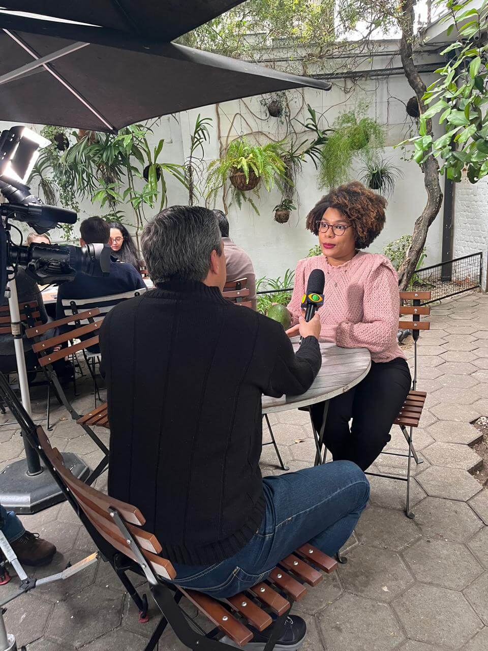 Pode ou n&atilde;o comer p&atilde;o, ovo e chocolate?

Alimenta&ccedil;&atilde;o n&atilde;o &eacute; mais sobre pode ou n&atilde;o pode, mas sim sobre combinar os nutrientes e observar sua fome e saciedade, veja mais sobre este assunto na entrevista que participei para o Jornal da BAND.&nbsp;

O que comer no caf&eacute; da manh&atilde;?

D&uacute;vida de como montar o seu caf&eacute; da manh&atilde; ou quais alimentos podem fazer parte dessa refei&ccedil;&atilde;o? Veja mais na entrevista que&nbsp;participei para o UOL para te ajudar a montar seu caf&eacute; da manh&atilde;:&nbsp;

O que s&atilde;o alimentos ultraprocessados e como moderar?

Voc&ecirc; j&aacute; foi ao supermercado e ficou em d&uacute;vida de qual alimento escolher? Veja mais na entrevista que concedi ao site do Dr. Drauzio Varella explicando o que s&atilde;o ultraprocessados, minimamente processados e in natura e quais precisamos incluir e moderar no dia a dia.&nbsp;

Se pesar todos os dias pode gerar uma rela&ccedil;&atilde;o dif&iacute;cil com seu corpo

Se pesar todo dia pode te deixar mais angustiada com seu corpo porque cada pequena varia&ccedil;&atilde;o gera um medo de ganhar peso e quando falamos de perder peso r&aacute;pido as consequ&ecirc;ncia podem ser ainda mais s&eacute;rias. Voc&ecirc; pode ver as duas mat&eacute;rias clicando aqui e aqui.&nbsp;

Mitos e verdade sobre a fome e a saciedade

Conversei sobre esses mitos em duas entrevista para o site da UOL e voc&ecirc; pode ver aqui e aqui.&nbsp;

E quais alimentos ajudam na saciedade?&nbsp;

A UOL me entrevistou para saber os alimentos que ajudam na saciedade e voc&ecirc; pode conferir clicando aqui.&nbsp;

Benef&iacute;cios da fruta da esta&ccedil;&atilde;o

As frutas da esta&ccedil;&atilde;o s&atilde;o mais saborosas, mais baratas e mais rica em nutrientes, voc&ecirc; pode aprender mais sobre as frutas da esta&ccedil;&atilde;o neste link da entrevista que participei para o jornal da USP.&nbsp;

Caf&eacute; da manh&atilde; nutritivo e gostoso?

Como montar um caf&eacute; da manh&atilde; nutritivo e gostoso e quais nutrientes considerar, veja mais nesta reportagem que participei para o&nbsp;jornal Bora Brasil.

Ultraprocessados e trabalho

Quais s&atilde;o alimentos ultraprocessados e na hora do trabalho na maquina de alimentos quais esoclher, entenda melhor na reportagem que participei para o jornal da BAND.&nbsp;

Abacate, alimento rico em nutrientes

Abacate &eacute; um alimento saboroso e rico em nutrientes, al&eacute;m de ser muito vers&aacute;til nos preparos. Voc&ecirc; pode conferir as duas entrevistas que participei para a GLOBO e BAND,&nbsp;aqui e aqui (a partir do minuto 50).&nbsp;

Caf&eacute; da manh&atilde;, uma refei&ccedil;&atilde;o para n&atilde;o pular

Caf&eacute; da manh&atilde; &eacute; uma refei&ccedil;&atilde;o importante assim como as outras e contei os benef&iacute;cios dessa refei&ccedil;&atilde;o no dia a dia. Veja aqui a entrevista que participei para o site da GLOBO.&nbsp;

&nbsp;

&nbsp;