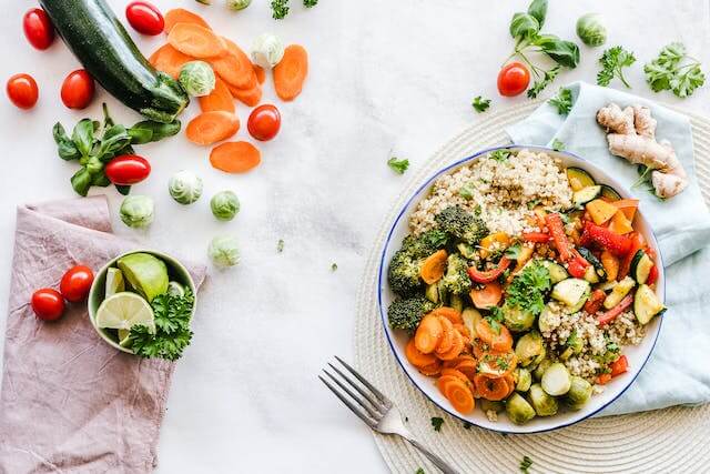 Muita gente acredita que, para ter uma alimenta&ccedil;&atilde;o saud&aacute;vel, o almo&ccedil;o precisa ser super leve ou com alimentos espec&iacute;ficos. Mas um prato equilibrado pode (e deve!) ser saboroso, simples e encaixar na sua rotina &mdash; mesmo que corrida.

Neste artigo, voc&ecirc; vai aprender a montar um almo&ccedil;o saud&aacute;vel de forma pr&aacute;tica, entender os erros mais comuns e ver exemplos que funcionam de verdade no dia a dia.

Por que se atentar com o almo&ccedil;o?

O almo&ccedil;o costuma ser uma das principais refei&ccedil;&otilde;es do dia. Quando bem planejado, ajuda a manter a energia, evita a fome exagerada &agrave; tarde e ainda contribui para uma rela&ccedil;&atilde;o mais tranquila com a comida.

O que um almo&ccedil;o saud&aacute;vel deve ter?

Para ser equilibrado, o almo&ccedil;o precisa oferecer uma boa combina&ccedil;&atilde;o de:


	
	Carboidratos (como arroz, batata, mandioquinha, milho, macarr&atilde;o);
	
	
	Prote&iacute;nas (como carnes, ovos, leguminosas: feij&atilde;o, lentilha, gr&atilde;o-de-bico...);
	
	
	Legumes e verduras (podem estar quentes, em saladas ou at&eacute; misturados ao preparo);
	
	
	Gorduras boas (como azeite de oliva, sementes, castanhas ou o que estiver no pr&oacute;prio preparo da refei&ccedil;&atilde;o).
	


Ou seja: um prato colorido, que tenha variedade de grupos alimentares e que voc&ecirc; goste.

O que &eacute; mito sobre almo&ccedil;o saud&aacute;vel?


	
	N&atilde;o precisa comer &ldquo;pouco&rdquo; para ser saud&aacute;vel.
	
	
	N&atilde;o precisa cortar o arroz, nem o p&atilde;o.
	
	
	Pode repetir alimentos (inclusive almo&ccedil;ar a mesma coisa do jantar).
	
	
	O melhor prato &eacute; aquele que voc&ecirc; consegue manter no longo prazo.
	


Exemplos de almo&ccedil;os saud&aacute;veis para a rotina:


	
	Arroz, feij&atilde;o, frango grelhado, ab&oacute;bora assada e salada de alface com tomate.
	
	
	Macarr&atilde;o com molho de tomate natural, atum, cenoura ralada e azeite.
	
	
	Arroz integral, lentilha, couve refogada e ovo cozido.
	
	
	Panqueca de aveia recheada com frango e espinafre, acompanhada de salada morna.
	
	
	Batata-doce, carne mo&iacute;da refogada com legumes e r&uacute;cula com cenoura.
	


Esses s&atilde;o apenas exemplos. O mais importante &eacute; adaptar ao seu tempo, paladar e rotina.

Dicas para facilitar o planejamento do almo&ccedil;o:


	
	Cozinhe em maior quantidade e congele por&ccedil;&otilde;es.
	
	
	Aproveite sobras do jantar para o almo&ccedil;o do dia seguinte.
	
	
	Tenha legumes congelados para dias mais corridos.
	
	
	Monte pratos simples, mas com variedade &mdash; n&atilde;o precisa ser perfeito, s&oacute; poss&iacute;vel.
	


Conclus&atilde;o: comer bem n&atilde;o precisa ser complicado

Montar um almo&ccedil;o saud&aacute;vel &eacute; mais sobre consist&ecirc;ncia do que perfei&ccedil;&atilde;o. &Eacute; sobre escolher alimentos que fa&ccedil;am bem para o corpo e tamb&eacute;m tragam prazer. E se isso ainda &eacute; dif&iacute;cil para voc&ecirc;, saiba que n&atilde;o precisa fazer sozinha. Um acompanhamento nutricional pode te ajudar a entender sua rotina, seus desejos e suas necessidades sem culpa e sem restri&ccedil;&otilde;es.

Gostaria de ajuda para organizar sua alimenta&ccedil;&atilde;o de forma leve, sem terrorismo e respeitando seu momento?
Te convido para uma consulta individual comigo. Juntas, podemos montar estrat&eacute;gias que fa&ccedil;am sentido para voc&ecirc;, de forma realista e gentil. Me chama no WhatsApp e te explico como funciona!
