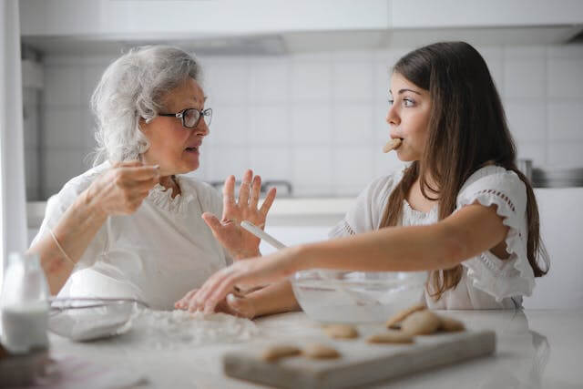 Comer escondido a princ&iacute;pio &eacute; a solu&ccedil;&atilde;o perfeita para comer sem o medo do julgamento dos outros, mas quando voc&ecirc; percebe est&aacute; comendo em grande quantidade e comendo r&aacute;pido.

Eu quero te contar uma hist&oacute;ria...

A Ana est&aacute; sempre fazendo dieta entra semana e passa semana ela est&aacute; fazendo dieta.

Para conseguir cumprir sua dieta ela conversou com o marido e pediu para que ele n&atilde;o a deixasse comer nada que n&atilde;o fosse da dieta, pareceu uma &oacute;tima ideia.

O que poderia dar errado?

Nas primeiras funcionou muito bem e Ana conseguiu emagrecer 5kg, estava feliz da vida.

At&eacute; saber que sua colega de trabalho foi demitida e ela iria assumir as suas fun&ccedil;&otilde;es, isso significava ficar ainda mais sobrecarregada do que j&aacute; estava.

Logo surgiu a vontade comer bolo de leite ninho com morango, tentou resistir ao m&aacute;ximo que conseguiu tentando lembrar da promessa que havia feito ao marido.

Mas sentindo uma ansiedade e ang&uacute;stia insuport&aacute;vel decidiu comprar pelo delivery, logo que o marido saiu para encontrar os amigos.

Com medo do marido chegar mais cedo comeu o bolo t&atilde;o r&aacute;pido que nem sentiu o gosto e desceu para jogar a embalagem fora, afinal n&atilde;o podia deixar qualquer vest&iacute;gio do seu &ldquo;erro&rdquo;.

Voc&ecirc; percebeu que na hist&oacute;ria da Ana o problema n&atilde;o estava em comer ou n&atilde;o comer, mas na rela&ccedil;&atilde;o com que ela tinha com o alimento e proibir s&oacute; piorou tudo.

Ainda mais depois que pediu para o marido n&atilde;o a deixasse a comer e agora ela precisaria comer escondido.

Comer escondido demonstra o qu&atilde;o sua rela&ccedil;&atilde;o com a comida est&aacute; ruim e precisa mudar e n&atilde;o outra forma de lidar com o julgamento dos outros se n&atilde;o colocando limite ou ignorando as opini&otilde;es n&atilde;o solicitadas.

&nbsp;A minha proposta para Ana seria mergulha na sua hist&oacute;ria com a comida, aprender a lidar com as emo&ccedil;&otilde;es sem usar a comida, conversar com o marido para que ele a ajude de outra forma e aprender a n&atilde;o se importar tanto com o julgamento dos outros.

Conclus&atilde;o

Comer escondido n&atilde;o &eacute; a solu&ccedil;&atilde;o para n&atilde;o sair da dieta e nem para lidar com o julgamento de outros. A solu&ccedil;&atilde;o est&aacute; em olhar honestamente para sua rela&ccedil;&atilde;o com a comida e cuidar para que ela melhore.

Gostou do texto? Compartilhe com quem pode beneficiar! &nbsp;
