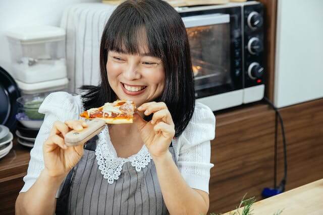 Se voc&ecirc; n&atilde;o quer emagrecer provavelmente conhece algu&eacute;m que quer e a d&uacute;vida que fica &eacute; como emagrecer sem fazer dieta restritiva?

J&aacute; que depois de anos tentando emagrecer voc&ecirc; percebeu que as dietas restritivas n&atilde;o funcionam.

Ao longo do texto de hoje quero trazer o caminho que maioria das minhas pacientes percorrem para desenvolver um bom relacionamento com a comida e consequentemente emagrecer.

Passo a passo para abandonar a dieta restritiva e ter o corpo que voc&ecirc; se sinta bem


	
	Parar de acreditar na dieta restritiva: Eu sei que a dieta restritiva te promete mundos e fundos, mas depois de in&uacute;meras tentativas &eacute; importante que voc&ecirc; d&ecirc; uma basta e deixe ela para l&aacute;. No come&ccedil;o &eacute; prov&aacute;vel que voc&ecirc; sinta um frio na barriga e como se sentisse que vai comer sem parar, mas acredite em mim o seu corpo ir&aacute; entender e logo voc&ecirc; estar&aacute; bem novamente.
	
	
	Fazer um compromisso de comer de tudo o que gosta: E quando falo tudo &eacute; tudo mesmo, desde fruta at&eacute; pizza. N&atilde;o haver&aacute; nenhuma restri&ccedil;&atilde;o, mas toda liberdade tem limite! Ent&atilde;o, aos poucos voc&ecirc; vai entender que comer fruta diariamente te faz muito bem e comer pizza pontualmente &eacute; uma experi&ecirc;ncia prazerosa.
	
	
	Aceitar o seu corpo de hoje: Voc&ecirc; pode at&eacute; n&atilde;o gostar do corpo de hoje, mas &eacute; importante que voc&ecirc; o aceite para que possa cuidar dele de acordo com o que ele precisa e assim o emagrecimento acontecer&aacute; como consequ&ecirc;ncia.
	
	
	Fazer um compromisso com sua sa&uacute;de e sua vida: Ser&aacute; mais f&aacute;cil viver se voc&ecirc; tiver dado ao seu corpo os nutrientes que ele precisa, ent&atilde;o que tal mudar sua alimenta&ccedil;&atilde;o sem pensar em calorias ou outros n&uacute;meros, mas sim em como cada alimento pode te fazer sentir bem.
	
	
	Encontrar uma atividade f&iacute;sica que voc&ecirc; goste: Eu sei que no ritmo de dieta a atividade f&iacute;sica e s&oacute; mais uma na lista de sacrif&iacute;cio, mas agora a proposta &eacute; que voc&ecirc; goste mesmo da atividade porque &eacute; isso que vai te manter nela, lembre-se que for&ccedil;a de vontade &eacute; m&uacute;sculo que uma hora cansa. J&aacute; o seu gosto sempre est&aacute; ali.
	
	
	Observe sua fome e saciedade: A medida que voc&ecirc; come&ccedil;ar a observar o seu corpo, vai entender que ele comunica o quanto precisa comer e ao passo que voc&ecirc; respeita esses sinais o emagrecimento vai acontecendo.
	
	
	Aproveite o processo: Ficar se medindo, se pesando ou contando calorias s&oacute; vai tornar o processo mais dif&iacute;cil e pesado. Aproveite o processo para se conhecer, descobrir o que gosta, passear, ter um tempo para si. &Eacute; para ser divertido e leve.
	


Conclus&atilde;o

Emagrecer sem dieta restritiva &eacute; algo poss&iacute;vel, mas exige paci&ecirc;ncia porque diferentemente do que a dieta promete na alimenta&ccedil;&atilde;o sem dieta &eacute; o corpo que manda e &eacute; ele que vai decidir o quanto vai emagrecer e a velocidade.

A boa not&iacute;cia &eacute; que esse emagrecimento acontecer&aacute; respeitando o seu corpo e voc&ecirc; n&atilde;o chegar&aacute; ao final desse emagrecimento com medo do efeito sanfona como foi das outras vezes.

Emagrecer sem dieta n&atilde;o &eacute; mais uma nova dieta, &eacute; uma forma de atuar nas causas que te fizeram ganhar peso e respeitar sua hist&oacute;ria e seu corpo!

Gostou do texto? Compartilhe com quem pode se beneficiar!