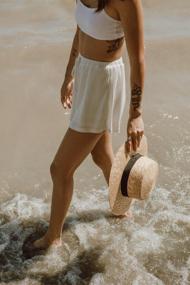 A gente est&aacute; na &eacute;poca do calor e come&ccedil;a a corrida para ter o corpo do ver&atilde;o, a&iacute; vem a press&atilde;o para emagrecer. E esse emagrecimento n&atilde;o pode ser gradual e compreendendo sua rela&ccedil;&atilde;o com a comida.

Ele precisa ser r&aacute;pido para voc&ecirc; chegar na praia, na piscina, nos amigos (e inimigos) e familiares e provar para todos que voc&ecirc; consegue e gritar um bom e sonoro: Eu consegui!!!

Quando come&ccedil;amos o ano temos as tradicionais prometas para ganhar mais dinheiro, mudar de emprego e e-ma-gre-cer.

Ent&atilde;o chega essa &eacute;poca de Setembro estamos numa corrida louca para cumprir tudo o que n&atilde;o deu para fazer ao longo do ano e &eacute; claro que a ind&uacute;stria da dieta se aproveita e sabe disso.

E como esse emagrecimento precisa ser para ontem, precisa perder peso r&aacute;pido... os m&eacute;todos para chegar l&aacute; s&atilde;o um tanto radicais.

Ent&atilde;o provavelmente voc&ecirc; ir&aacute; fazer uma dieta restritiva, ficar horas sem comer e se proibir de comer certos alimentos.

E voc&ecirc; est&aacute; disposta a tudo porque a sua motiva&ccedil;&atilde;o est&aacute; alta e a sua esperan&ccedil;a de que dessa vez vai ser diferente est&aacute; no c&eacute;u!!!

Mas vem c&aacute;, me deixa te pergunta: Por que depois de tantos anos fazendo dieta e tentando emagrecer porque dessa vez fazendo a mesma coisa de antes voc&ecirc; acha que dar&aacute; certo?

A pergunta &eacute; dura, mas eu quero que voc&ecirc; reflita quantas dietas voc&ecirc; fez ao longo da vida e quantas delas voc&ecirc; emagreceu e permaneceu por um bom tempo com o peso (5 a 10 anos)?

Eu sei que &eacute; a novidade te traz essa sensa&ccedil;&atilde;o de que &ldquo;agora vai&rdquo; e n&atilde;o quero jogar um balde de &aacute;gua fria no seu processo, mas eu preciso te lembrar de tudo o que voc&ecirc; passou, de verdade.

Voc&ecirc; passou por muitas dietas, n&atilde;o foi s&oacute; 1, 2 ou 3, foram v&aacute;rias. Voc&ecirc; fez de tudo para emagrecer e quando eu falo de tudo &eacute; de tudo mesmo.

E como voc&ecirc; saiu no final? Voc&ecirc; lembra? 6 meses depois da dieta como voc&ecirc; estava? Depois do ver&atilde;o, do casamento, da festa que voc&ecirc; foi madrinha, como voc&ecirc; estava se sentindo?

P&eacute;ssima, n&atilde;o &eacute;!

Eu quero te contar uma hist&oacute;ria de consult&oacute;rio. Alguns anos atr&aacute;s eu recebi no consult&oacute;rio uma paciente que estava muito mal ao ponto de chorar na primeira consulta, ela se sentia fracassada e que n&atilde;o tinha mais jeito.

Ela estava h&aacute; anos tentando emagrecer, sua primeira dieta foi aos 15 anos para entrar no vestido de debutante e desde ent&atilde;o ela vive uma rela&ccedil;&atilde;o ruim com o peso e a comida.

E em julho daquele ano ela come&ccedil;ou um novo processo visando o corpo do ver&atilde;o. Ela pesou comida, contou calorias, ficou horas sem comer, se pesou diariamente, tirou medidas, fez foto de antes e depois, tomou suplemento.

E ela chegou no corpo que gostaria e em outubro o processo havia se encerrado e queria poder voltar comer os alimentos que gostava.

Ela queria comer creme de avel&atilde;, j&aacute; que na sua dieta s&oacute; podia pa&ccedil;oca. E ela foi comer o creme, mas para sua surpresa ela n&atilde;o comeu apenas uma colher, ela comeu o pote inteiro no mesmo dia! Ela tentou parar, mas n&atilde;o conseguiu.

E ela me procurou se sentindo triste, frustrada, culpada e arrependida. Eu expliquei para que tudo o que ela estava vivendo tinha surgido por conta das dietas restritivas.

E o trabalho que fizemos foi dela se encontrar novamente, se permitir comer, ter uma boa rela&ccedil;&atilde;o com o corpo e a comida e aprender a escutar o corpo.

Ela entendeu que gosta de salada, fruta, arroz, feij&atilde;o, carne e doces. Ao passo que ela organizou sua alimenta&ccedil;&atilde;o o corpo come&ccedil;ou a ceder no peso de forma gradual.

Trabalhamos tamb&eacute;m o ganho de massa magra que ela havia perdido por estar sempre engordando e emagrecendo.

Te contei essa hist&oacute;ria para que voc&ecirc; entenda que esses procedimentos absurdos e que as dietas que te fazem passar fome n&atilde;o ficam s&oacute; no ver&atilde;o, eles te acompanham no inverno e pode te fazer sofrer.

Avalie com cuidado e com carinho por si mesma entrar mais uma vez em algo que n&atilde;o d&aacute; certo. N&atilde;o d&aacute; certo s&oacute; porque eu estou dizendo que n&atilde;o d&aacute;, mas porque a sua hist&oacute;ria conta isso.

Quantas dietas voc&ecirc; j&aacute; fez at&eacute; aqui? E qual resultado efetivo voc&ecirc; teve?

N&atilde;o precisa ser assim, pode ser mais leve e tranquilo. &Eacute; mais demorado? &Eacute; sim, mas &eacute; algo que cuida da sua sa&uacute;de f&iacute;sica e emocional!

Gostou do texto de hoje? Compartilhe com quem pode se beneficiar! &nbsp;