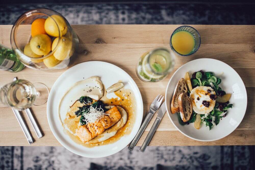 Hoje me veio &agrave; mente a seguinte indaga&ccedil;&atilde;o &ldquo;o que realmente queremos quando comemos comida saud&aacute;vel?&rdquo; a resposta parece ser obvia:&nbsp;

&ldquo;Queremos comer comida saud&aacute;vel para ter sa&uacute;de!&rdquo;&nbsp;

Ser&aacute;?&nbsp;

Quando vejo algumas pessoas comendo algo saud&aacute;vel h&aacute; um misto de tristeza e esperan&ccedil;a que logo logo aquilo vai passar e finalmente elas poder&atilde;o se entregar a uma bela e maravilhosa &ldquo;G-O-R-D-I-C-E&rdquo;*!!!!

Parece mais como cumprir o dever da semana e no fim de semana ganhar a recompensa.&nbsp;

Por que essa comida &eacute; menos gostosa do que as famosas &ldquo;gordices&rdquo;?&nbsp;

A espera pelo dia em que possa se empanturrar de coisas consideradas gostosas antecipada por dias comendo arroz, feij&atilde;o, carne grelhada, vegetais e frutas &eacute; quase um mart&iacute;rio. Come porque &eacute; obrigado, come porque a nutricionista mandou, come porque seus (as) amigos (as) est&atilde;o vivendo uma vida saud&aacute;vel e voc&ecirc; n&atilde;o vai querer ficar de fora e correr o risco de ver o ponteiro da balan&ccedil;a girar no sentido hor&aacute;rio.&nbsp;

Mas a &aacute;gua na boca mesmo voc&ecirc; sente quando pensa ou v&ecirc; a pizza, feijoada, o torresmo, bolo de chocolate com cobertura de brigadeiro que em nada se assemelha com o gosto saud&aacute;vel e picante da r&uacute;cula, doce da cenoura ou amargo da escarola.&nbsp;

Precisa ser sempre assim, essa eterna luta de comer o &ldquo;certo&rdquo; e querer o &ldquo;proibido&rdquo;?&nbsp;

N&atilde;o, n&atilde;o precisa ser assim!

Primeiro esclarecimento n&atilde;o existe alimentos ruins e bons, mas sim alimentos que devem ser ingeridos em menor quantidade e menor n&uacute;mero de vezes devido ao seu poder de aumentar a glicemia (n&iacute;vel de a&ccedil;&uacute;car no sangue), colesterol e provocar o in&iacute;cio de doen&ccedil;as como diabetes, hipertens&atilde;o e doen&ccedil;as cardiovasculares quando consumidos em excesso.&nbsp;

Segundo esclarecimento a comida vai muito al&eacute;m da ingest&atilde;o de nutrientes! Imagine que eu te dissesse que rato &eacute; um &oacute;timo alimento, possui todos os nutrientes que um ser humano necessita e que voc&ecirc; deve consumi-lo para ter uma vida, perfeitamente, saud&aacute;vel (isso &eacute; uma suposi&ccedil;&atilde;o).&nbsp;

Qual seria sua resposta???

Um bom e sonoro E-C-AAAAAAAA (imaginando que voc&ecirc; &eacute; um brasileiro e n&atilde;o um asi&aacute;tico)&nbsp;

Isso porque na comida est&aacute; envolvida a cultura. No Brasil n&atilde;o existe o h&aacute;bito de comer ratos, ent&atilde;o por mais que rato fosse saud&aacute;vel voc&ecirc; n&atilde;o o comeria.&nbsp;

Comida precisa te oferecer sabor e consequentemente prazer. Voc&ecirc; precisa se sentir bem comendo aquilo. Come porque quer, porque gosta, porque sente vontade de comer aquilo!!!&nbsp;

Ah! Ent&atilde;o agora vou comer s&oacute; o que eu gosto?

Calma, n&atilde;o &eacute; bem assim!&nbsp;

O arroz, feij&atilde;o, carne cozida/grelhada/assada, vegetais e frutas precisam estar no seu prato. O legal de comer &eacute; poder provar as diferentes texturas e sabores dos alimentos. Quando n&atilde;o existir mais esse pode/n&atilde;o pode&nbsp;na sua alimenta&ccedil;&atilde;o voc&ecirc; ver&aacute; que o sabor do arroz e feij&atilde;o temperados, o gosto amargo e adocicado dos vegetais, azedo/acido/doce das frutas tem seu charme e gostosura tanto quanto a pizza, bombom e o bolo de chocolate.&nbsp;

Para ter uma boa rela&ccedil;&atilde;o com comida voc&ecirc; precisa estar disposto a provar todos os sabores que os alimentos t&ecirc;m a oferecer e descobrir o prazer que cada um pode te proporcionar sem julgamentos antecipados.&nbsp;

Fa&ccedil;a a experi&ecirc;ncia! E depois compartilhe aqui no blog e n&atilde;o fique com vergonha, sua viv&ecirc;ncia pode ajudar outra pessoa a iniciar uma boa rela&ccedil;&atilde;o com a comida.&nbsp;

*Nota da autora: a palavra &ldquo;Gordice&rdquo; foi usada para exemplificar como as pessoas qualificam certos tipos de comida, mas de nenhuma forma a autora concorda com esse tipo de classifica&ccedil;&atilde;o da alimenta&ccedil;&atilde;o. &nbsp;
&nbsp;
