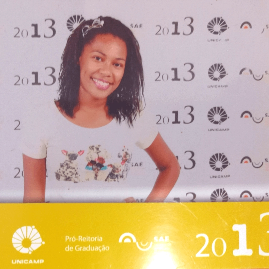 Eu escolhi ser nutricionista aos 15 anos. Foi vendo um v&iacute;deo em uma das aulas de curso profissionalizante.

Foram dois v&iacute;deos, um contava a hist&oacute;ria de uma mo&ccedil;a que iria fazer bari&aacute;trica e estava se despedindo da comida antes da cirurgia, ou seja, comendo muito, muito mesmo.

Outro v&iacute;deo era de alguns jovens com anorexia recusando comer at&eacute; um gr&atilde;o de arroz.

Aquelas duas situa&ccedil;&otilde;es aparentemente t&atilde;o diferentes me chamaram a aten&ccedil;&atilde;o. Por que aquelas pessoas se relacionavam daquele jeito com a comida?

Eu cresci num lar onde comida na mesa era sinal de que as coisas estavam bem. Meus pais passaram por momentos em que a comida n&atilde;o era algo t&atilde;o f&aacute;cil de se ter.

Eu me animei muito com a ideia de ser nutricionista e logo fui pesquisar tudo sobre a profiss&atilde;o, mas logo me desanimei com a realidade. Cada parcela da faculdade estava muito longe da minha realidade.

E foi no meu emprego de menor aprendiz que uma colega falou para mim: Josi, por que voc&ecirc; est&aacute; aqui trabalhando e n&atilde;o se preparando para o vestibular?

Eu falei para ela: Eu n&atilde;o tenho dinheiro para fazer uma faculdade.

Ela respondeu: Mas tem universidade p&uacute;blica e para alunos de baixa renda eles d&atilde;o uma renda de perman&ecirc;ncia estudantil.

Eu: S&eacute;rio? Como funciona?

Ela me explicou que pela minha idade (16 anos) eu poderia tentar como treineiro, ela imprimiu uma lista com data de todas as provas, lista obrigat&oacute;ria de livros e me deu todos os livros da &eacute;poca do vestibular dela.

Eu me inscrevi para a prova da UNESP e USP. Li todos os livros e comecei a estudar sozinha para o vestibular. Em 2011 eu acertei 38 quest&otilde;es na prova da UNESP, para ir para 2&ordf; fase precisa acerta 45, foi quase.

Aquilo me deu tanto &acirc;nimo porque eu tinha estudado em uma escola p&uacute;blica e at&eacute; aquele momento estava estudando sozinha, imagina se eu pudesse estudar num cursinho.

A&iacute; comecei a tentar bolsa nos cursinhos pr&eacute;-vestibular, em um eu consegui R$1500 de desconto, eu pagaria R$ 500. Naquela &eacute;poca somente o meu padrasto trabalhava j&aacute; que minha m&atilde;e havia parado de trabalhar por conta da esquizofrenia.

Eu recusei a bolsa porque n&atilde;o havia como pagar. A atendente no telefone falou assim: mas mo&ccedil;a essa &eacute; oportunidade imperd&iacute;vel, voc&ecirc; ganhou R$ 1500 de desconto.

Eu respondi: Mo&ccedil;a a quest&atilde;o &eacute; R$1500 ou R$ 500 para mim &eacute; mesma coisa, n&atilde;o posso pagar nenhum dos dois.

E atrav&eacute;s da minha madrinha fiquei sabendo da exist&ecirc;ncia de um cursinho popular chamado&nbsp;Prestes.

Todo esse movimento em torno do vestibular aconteceu comigo trabalhando como menor aprendiz, entretanto sabendo das defici&ecirc;ncias do ensino p&uacute;blico eu precisava me dedicar integralmente ao meu sonho.

Por isso, fiquei tempo suficiente para juntar dinheiro e pagar minha passagem de &ocirc;nibus para o cursinho. Par&ecirc;nteses aqui para explicar que quando falei para os meus pais que sairia do emprego para tentar uma vaga numa universidade p&uacute;blica eles disseram que aquela faculdade era coisa de rico.

Eles n&atilde;o falaram por mal, estavam tentando me proteger da decep&ccedil;&atilde;o e me manter no caminho que todos ao meu redor faziam: trabalhar, ganhar dinheiro e pagar contas. Faculdade do lugar onde eu&nbsp;vim era t&atilde;o longe quando a possibilidade de ir para a lua (durante o cursinho eles me apoiaram).

Mas eu estava determinada e juntei dinheiro para caso n&atilde;o tivesse apoio deles.

Eu sa&iacute;&nbsp;de f&eacute;rias em Janeiro de 2012 e na volta pedi demiss&atilde;o. Deu frio na barriga, mas eu fui.

Durante o ano de 2012 eu estudava 10 horas no cursinho e 4 horas na escola, estava no &uacute;ltimo ano do Ensino M&eacute;dio. Confesso que foi revoltante perceber que mesmo sendo uma das melhoras alunas da escola o que aprendi n&atilde;o estava nem perto da exig&ecirc;ncia de um vestibular de uma universidade p&uacute;blica.

Era hora de correr atr&aacute;s do preju&iacute;zo, por isso estudava 14 horas/dia todos os dias. Foi cansativo, mas foi divertido porque estava trilhando o caminho do meu sonho.

E sem esperar muito eu fui para o vestibular e para minha surpresa passei para 2&ordf; fase da UNESP e da UNICAMP.

Eu queria muito estudar na UNICAMP porque tinha o melhor programa perman&ecirc;ncia estudantil, passar no vestibular era a parte mais f&aacute;cil. O dif&iacute;cil era como fazer para se manter estudando num curso integral.

Em fevereiro de 2013 saiu o resultado do vestibular e eu n&atilde;o havia passado, fiquei triste, muito triste mesmo porque depois da segunda fase aquele sonho parecia t&atilde;o pertinho de acontecer.

Mas como desistir n&atilde;o era uma possibilidade, eu fui para o cursinho iniciar um novo de estudo.

Por&eacute;m nessa &eacute;poca o dinheiro estava curto eu comecei ir a p&eacute; para o cursinho para economizar dinheiro.

Em mar&ccedil;o de 2013 eu passei na 4&ordf; chamada da UNESP e fui para Botucatu. E eis que para minha surpresa um dia depois de fazer minha matricula descobri que passei na UNICAMP de forma curiosa.

Eu fui para a biblioteca da faculdade e no computador estava a p&aacute;gina do G1 com a not&iacute;cia da 4&ordf; chamada do vestibular, eu acessei por curiosidade e fui ver quem tinha passado em Nutri&ccedil;&atilde;o e rolando a p&aacute;gina...encontro meu nome.

&ldquo;AAAH MEU DEUS EU PASSEI, obrigada Deus!!!&rdquo; eu n&atilde;o conseguia acreditar. Eu passei na faculdade que eu queria, eu era unicampineira.

Cancelei minha matr&iacute;cula na UNESP e fui para UNICAMP no dia seguinte.

Em mar&ccedil;o de 2013 iniciou oficialmente meu sonho de ser nutricionista, depois venho contar a hist&oacute;ria na faculdade.