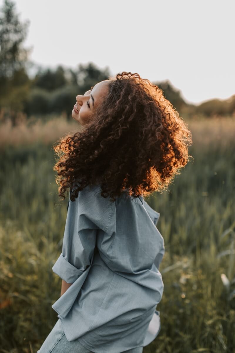 Voc&ecirc; sabia que a compuls&atilde;o alimentar n&atilde;o tem a ver com falta de controle, mas com falta de liberdade alimentar? Muitas vezes, quem sofre com compuls&atilde;o se culpa por n&atilde;o conseguir "se controlar". Mas a realidade &eacute; muito mais complexa e envolve aspectos emocionais e restritivos ligados &agrave; rela&ccedil;&atilde;o com a comida. Vamos entender isso melhor.

O que &eacute; a compuls&atilde;o alimentar?

A compuls&atilde;o alimentar est&aacute; relacionada &agrave; forma como voc&ecirc; come, &agrave; velocidade e ao contexto. &Eacute; importante diferenciar situa&ccedil;&otilde;es normais de exagero alimentar de um epis&oacute;dio de compuls&atilde;o.

Exemplo 1: Comer 5 peda&ccedil;os de pizza em um rod&iacute;zio &eacute; perfeitamente normal. Voc&ecirc; est&aacute; em um evento social, saboreando a comida sem pressa e com prazer.

Exemplo 2: Comer 5 peda&ccedil;os de pizza em 5 minutos, sozinha, em um dia qualquer, pode ser um sinal de compuls&atilde;o alimentar. Principalmente se houver uma sensa&ccedil;&atilde;o de perda de controle, urg&ecirc;ncia e culpa.

A compuls&atilde;o alimentar se caracteriza por comportamentos que fogem do habitual, como comer muito r&aacute;pido, sem saborear, sem sentir prazer genu&iacute;no, ou buscando conforto emocional. Comer alimentos fora de contexto, como massa crua de bolo ou alimentos congelados diretamente do freezer, tamb&eacute;m pode indicar compuls&atilde;o.

Por que a compuls&atilde;o alimentar acontece?

Tudo come&ccedil;a com a restri&ccedil;&atilde;o alimentar. Quando voc&ecirc; limita ou pro&iacute;be certos alimentos, seu c&eacute;rebro entende isso como um sinal de perigo: &ldquo;Estamos em escassez!&rdquo;.

O c&eacute;rebro, para te proteger, ativa mecanismos de sobreviv&ecirc;ncia que aumentam o desejo por comida e o impulso para comer em excesso, como se precisasse armazenar energia para um futuro incerto.

Imagine que voc&ecirc; est&aacute; dirigindo e, de repente, algu&eacute;m puxa o volante porque acha que voc&ecirc; n&atilde;o sabe guiar. Essa pessoa acredita que est&aacute; te ajudando, mas, na verdade, pode causar um acidente. Da mesma forma, o c&eacute;rebro tenta "ajudar" no cen&aacute;rio de restri&ccedil;&atilde;o alimentar, mas acaba gerando compuls&atilde;o.

A compuls&atilde;o alimentar e o fator emocional

Outro fator fundamental &eacute; o emocional. Muitas pessoas comem compulsivamente para lidar com emo&ccedil;&otilde;es dif&iacute;ceis. Seja para fugir do estresse, anestesiar sentimentos inc&ocirc;modos ou mesmo para se punir.

A comida se torna uma "solu&ccedil;&atilde;o r&aacute;pida" para lidar com o que est&aacute; dif&iacute;cil de sentir. Em vez de enfrentar o que est&aacute; gerando ang&uacute;stia, a pessoa desconta na comida.

Mas a compuls&atilde;o n&atilde;o &eacute; sobre prazer?

N&atilde;o, a compuls&atilde;o alimentar n&atilde;o &eacute; sobre prazer. Pelo contr&aacute;rio, &eacute; sofrida. Durante um epis&oacute;dio de compuls&atilde;o, a pessoa sente que perdeu o controle, come mais do que gostaria e, depois, sente culpa, vergonha e arrependimento.

Diferente de comer algo que voc&ecirc; gosta e se sentir satisfeito, a compuls&atilde;o deixa um vazio ainda maior.

A falta de liberdade alimentar

A verdadeira raiz da compuls&atilde;o &eacute; a falta de liberdade alimentar. Quando voc&ecirc; n&atilde;o se permite comer o que gosta, quando sua alimenta&ccedil;&atilde;o &eacute; baseada em medo, culpa e restri&ccedil;&atilde;o, o ciclo de compuls&atilde;o se intensifica.

Liberdade alimentar significa poder fazer escolhas conscientes, equilibradas, sem terrorismo nutricional. N&atilde;o &eacute; comer pizza todos os dias, mas &eacute; poder escolher comer pizza um dia, uma salada no outro, um chocolate depois do almo&ccedil;o, e assim por diante, sem culpa.

Josi, e se eu quiser comer pizza todos os dias?

Ter liberdade alimentar n&atilde;o &eacute; dizer "sim" para tudo sem pensar. A verdadeira liberdade tamb&eacute;m est&aacute; no "n&atilde;o". Escolher n&atilde;o comer algo em determinado momento, por priorizar seu bem-estar e seus objetivos, &eacute; um ato de liberdade.

Liberdade &eacute; saber que voc&ecirc; pode, mas escolhe quando e como fazer, com responsabilidade e consci&ecirc;ncia.

A import&acirc;ncia do tratamento da compuls&atilde;o alimentar

A compuls&atilde;o alimentar &eacute; uma condi&ccedil;&atilde;o s&eacute;ria que impacta tanto a sa&uacute;de mental quanto a f&iacute;sica. Entre as consequ&ecirc;ncias para a sa&uacute;de est&atilde;o:


	
	Diabetes tipo 2
	
	
	Hipertens&atilde;o arterial
	
	
	Colesterol alto
	
	
	Problemas gastrointestinais
	
	
	Depress&atilde;o e ansiedade
	


Por isso, &eacute; fundamental procurar ajuda especializada o quanto antes. O tratamento envolve trabalhar a rela&ccedil;&atilde;o com a comida, entender os gatilhos emocionais, construir uma rotina alimentar equilibrada e desenvolver estrat&eacute;gias de regula&ccedil;&atilde;o emocional.

A boa not&iacute;cia &eacute; que &eacute; poss&iacute;vel se recuperar da compuls&atilde;o alimentar e reconquistar a paz com a comida.

Est&aacute; pronta para recuperar sua liberdade com a comida?

Se voc&ecirc; sente que a comida virou uma fonte de sofrimento, saiba que voc&ecirc; n&atilde;o precisa passar por isso sozinha.

Eu estou aqui para te ajudar! Vamos, juntas, encontrar o caminho para uma rela&ccedil;&atilde;o mais leve e equilibrada com a comida e com o seu corpo.

Clique no bot&atilde;o abaixo e envie uma mensagem no WhatsApp para agendar sua consulta.

Recupere sua liberdade alimentar e viva a vida com mais prazer, consci&ecirc;ncia e bem-estar.