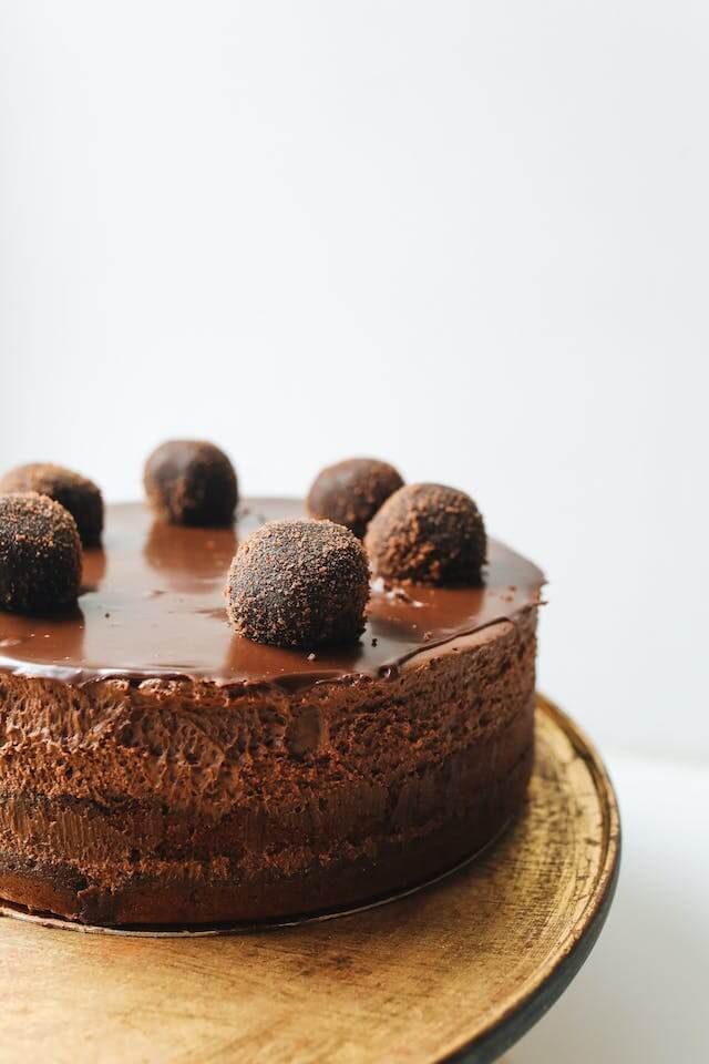 Quando algu&eacute;m sabe que sou nutricionista logo me pergunta o que fazer para acabar com vontade de comer doce.

Muitas pessoas tem problema com esse alimento e nutrem a ideia que haver&aacute; algo que simplesmente acabar&aacute; com a vontade de comer doce como se fosse um passe de m&aacute;gica.

Mas uma rela&ccedil;&atilde;o dif&iacute;cil com o doce pode revelar na verdade uma rela&ccedil;&atilde;o dif&iacute;cil com a comida.

Tem que parar de comer doce?

E eu come&ccedil;o com essa pergunta, ser&aacute; que precisamos parar de comer? Pense em quais momentos o doce est&aacute; presente. Como seria esses momentos se o doce n&atilde;o estivesse presente?

Provavelmente menos gostoso, j&aacute; pensou uma festa de anivers&aacute;rio sem bolo?

Eu n&atilde;o sei voc&ecirc;, mas nem consigo imaginar.

Antes de aprofundar mais na rela&ccedil;&atilde;o com os doces, vamos entender outros mitos que est&atilde;o relacionados a esse alimento.

O que acontece com o corpo quando se para de comer a&ccedil;&uacute;car?

O a&ccedil;&uacute;car da forma que conhecemos n&atilde;o &eacute; algo vital para nossa sobreviv&ecirc;ncia, o carboidrato (est&aacute; presente no arroz, p&atilde;es e massas) sim!

Mas isso n&atilde;o quer dizer que ele n&atilde;o seja importante dentro da nossa hist&oacute;ria. O a&ccedil;&uacute;car ajuda a compor receitas que contam a nossa hist&oacute;ria e a hist&oacute;ria da nossa fam&iacute;lia.

N&atilde;o podemos pensar em tirar um alimento do nosso dia a dia pensando somente no nosso corpo, mas em tudo o que ele representa para n&oacute;s.

Se voc&ecirc; retirar o a&ccedil;&uacute;car completamente da sua alimenta&ccedil;&atilde;o provavelmente ir&aacute; se excluir de momentos festivos que tenham a&ccedil;&uacute;car, logo ficar&aacute; mais sozinha.

Pode ser que voc&ecirc; decida comer, mas quando tomar essa decis&atilde;o ela vir&aacute; recheada de culpa e isso ir&aacute; ficar passando mil vezes na sua mente.

E caso decida ceder quando estiver sozinha pode comer at&eacute; exagerar e tamb&eacute;m se sentir culpada.

Percebe que as emo&ccedil;&otilde;es ficam abaladas quando mexemos na alimenta&ccedil;&atilde;o sem considerar v&aacute;rios fatores?

E por falar em emo&ccedil;&otilde;es, vamos entender o porqu&ecirc; existe tanta vontade de comer doce.

Vontade de comer doces, o que pode ser?

A vontade de comer doces pode surgir por v&aacute;rios motivos, mas existem 3 mais comuns.

O primeiro motivo &eacute; o emocional, provavelmente na sua inf&acirc;ncia ou adolesc&ecirc;ncia quando voc&ecirc; vivenciou algumas emo&ccedil;&otilde;es as pessoas te deram doces como forma de lidar com o momento.

Pode ter sido um chocolate por ter ido bem numa prova ou um pirulito por ter chorado depois de ralar o joelho.

Quando essas situa&ccedil;&otilde;es acontecem repetidas vezes nosso c&eacute;rebro por associa&ccedil;&atilde;o que o doce ajuda a resolver os problemas e quando tem de aplicar isso na vida adulta as coisas n&atilde;o ficam mais f&aacute;ceis, pelo contr&aacute;rio.

O problema com o chefe n&atilde;o se resolve depois de eu ter tomado um sorvete, mas o c&eacute;rebro mantem essa ideia e acha que tomar o segundo, terceiro ou quarto sorvete ir&aacute; trazer a solu&ccedil;&atilde;o perfeita.

Mas assim que voc&ecirc; termina de comer voc&ecirc; percebe que o problema continua existindo e se sente culpada por ter comido tanto.

O segundo motivo &eacute; a rotina alimentar porque quando voc&ecirc; n&atilde;o se alimenta e n&atilde;o oferece a energia da forma que seu corpo precisa ele v&ecirc; os doces como um lugar r&aacute;pido e f&aacute;cil para conseguir essa energia.

Outro motivo &eacute; o h&aacute;bito, voc&ecirc; se acostumou a sempre pegar um chocolate quando bebe caf&eacute;, logo foi feita uma associa&ccedil;&atilde;o entre caf&eacute; &ndash; chocolate.

Alimentos que saciam a vontade de comer doce

Eu gosto de entender mais como est&aacute; nossa rela&ccedil;&atilde;o com a comida, por isso antes de pensar em receita vamos pensar sua rotina alimentar.

Voc&ecirc; est&aacute; comendo nos hor&aacute;rios regulares? Se sente saciada logo depois que termina a refei&ccedil;&atilde;o? Evita comer por vergonha das outras pessoas?

Tudo isso s&atilde;o situa&ccedil;&otilde;es que podem levar algu&eacute;m a dar prefer&ecirc;ncia pelos doces.

Sono, cansa&ccedil;o e vontade de comer doce

Al&eacute;m dos motivos que citei acima, o sono e cansa&ccedil;o tamb&eacute;m &eacute; um dos motivos que as pessoas apresentam quando sentem muita vontade de comer doce.

Quando se descansa pouco e dorme mal o nosso corpo tende a querer energia extra para continuar fazendo as atividades b&aacute;sicas e o doce &eacute; o lugar perfeito para trazer essa energia.

Por isso avalie se voc&ecirc; est&aacute; com vontade de comer doce ou se est&aacute; cansada.

O que fazer para acabar com a vontade de comer doce?

Agora que fizemos um mergulho profundo nos motivos que te levam a comer doce e voc&ecirc; j&aacute; entendeu que n&atilde;o &eacute; s&oacute; fazer desafio de dias sem a&ccedil;&uacute;car ou prometer nunca mais comer doce, &eacute; necess&aacute;rio mais.

E eu vou te contar que &eacute; necess&aacute;rio fazer para diminuir a vontade de comer.

Qual dos motivos que eu listei voc&ecirc; se reconheceu?

Se foi a rotina alimentar, a minha sugest&atilde;o &eacute; que voc&ecirc; se organize para fazer de 4 a 5 refei&ccedil;&otilde;es/dia. Claro que voc&ecirc; n&atilde;o precisa isso de repente, comece incluindo uma refei&ccedil;&atilde;o por vez e cada vez que ficar mais f&aacute;cil voc&ecirc; vai trazendo uma nova refei&ccedil;&atilde;o ou novo alimento.

Se for emocional, &eacute; importante entender qual papel o doce desempenha para voc&ecirc;. Ele traz acolhimento, seguran&ccedil;a, novidade, carinho? Neste texto eu contei que o Kit Kat me traz relaxamento e &eacute; um alimento que costumo pensar quando estou estressada.

J&aacute; se for h&aacute;bito, tente quebrar o padr&atilde;o do h&aacute;bito. Por exemplo, voc&ecirc; vai na cafeteria e pegar um chocolate todas as vezes, agora voc&ecirc; vai ir e n&atilde;o vai pegar o chocolate, na pr&oacute;xima voc&ecirc; pega, na pr&oacute;xima voc&ecirc; pega um bolo e vai fazendo movimento alternados para que seu c&eacute;rebro n&atilde;o associe o caf&eacute; ao chocolate.

Tente trazer isso para sua realidade.

E se for o sono ou cansa&ccedil;o compreenda que esses dois est&atilde;o comunicando que sua energia est&aacute; baixa e isso n&atilde;o quer dizer que &eacute; falta de comida, mas talvez de um tempo sem fazer nada.

Eu sei que numa sociedade que estimula ser produtividade o tempo todo descansar parece loucura, mas &eacute; disso que seu corpo est&aacute; precisando...respeite!

Conclus&atilde;o

Acabar com vontade de comer doce n&atilde;o &eacute; poss&iacute;vel porque ele &eacute; um alimento que faz parte dos momentos festivos e sociais e tamb&eacute;m porque gostamos, claro!

Est&aacute; tudo bem comer doce com modera&ccedil;&atilde;o, mas caso a quantidade que voc&ecirc; vem comendo te incomode procure entender o motivo desse comportamento e trazer solu&ccedil;&otilde;es mais efetivas para mudar isso.

Gostou do texto? Compartilhe com quem pode se beneficiar!
