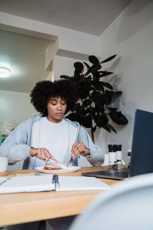 Introdu&ccedil;&atilde;o

Todos os anos, muitas empresas enfrentam o mesmo desafio: escolher palestras para a SIPAT que despertem o interesse dos colaboradores e deixem um aprendizado que v&aacute; al&eacute;m daquele momento.

Por isso, as palestras precisam ter alguns requisitos para que a informa&ccedil;&atilde;o realmente se torne aprendizado e pr&aacute;tica do dia a dia, assim alcan&ccedil;ando o objetivo de reduzir o acidente no trabalho.

O verdadeiro objetivo da SIPAT

A SIPAT n&atilde;o existe apenas para cumprir uma exig&ecirc;ncia legal, ela pode ser uma oportunidade para fortalecer a cultura de preven&ccedil;&atilde;o, cuidado, promover sa&uacute;de, incentivar o autocuidado e ampliar a consci&ecirc;ncia sobre seguran&ccedil;a e bem-estar.

Cada pessoa tem uma ideia sobre o que &eacute; ser saud&aacute;vel e o que fazer para chegar l&aacute;, entretanto nem sempre essas ideias correspondem a uma vida saud&aacute;vel. E existe o comportamento autom&aacute;tica que &eacute; quando a pessoa at&eacute; que mudar, mas segue sempre o mesmo caminho e vive os efeitos na sa&uacute;de.

A SIPAT pode ser esse momento de resgate para ajudar a pessoa a retomar o cuidado. E ajudar os colaboradores a perceberem que a empresa se preocupa com eles para al&eacute;m da produtividade.

O que faz uma palestra realmente gerar impacto?

Quando pensamos em palestra pensamos no impacto que ela vai trazer para os colaboradores, esse impacto pode ser uma reflex&atilde;o, um movimento de mudan&ccedil;a ou coment&aacute;rio entre os colegas.

E o impacto de longo prazo &eacute; ver os colaboradores mudando a forma de comer no dia a dia do trabalho.

Para que a palestra gere impacto &eacute; importante que o conte&uacute;do&nbsp;seja&nbsp;relevante, ou seja, fa&ccedil;a sentido para os colaboradores da sua empresa. N&atilde;o adianta falar de preven&ccedil;&atilde;o de acidente em f&aacute;bricas se sua empresa &eacute; um escrit&oacute;rio de advocacia. Pense no que os seus colabores precisam no dia a dia e que realmente cuide da sa&uacute;de deles.

E usar uma linguagem acess&iacute;vel para que todos compreendam e conseguiam se identificar para colocar aquela mudan&ccedil;a na pr&oacute;pria vida. E a ideia de mudan&ccedil;a provocada precisa ser aplic&aacute;vel, imagine algu&eacute;m que diz que para ser saud&aacute;vel &eacute; necess&aacute;rio fazer jejum por 20 horas ou precisa cozinhar tomar &aacute;gua com lim&atilde;o, curcuma etc. A formula m&aacute;gica pode ser tentadora, mas dificilmente ela ser&aacute; aplic&aacute;vel e seus colaboradores podem sentir que &eacute; imposs&iacute;vel ser saud&aacute;vel.

Por isso, nas minhas palestras eu gosto de trazer exemplos reais para que os ouvintes se reconhe&ccedil;am e possam ver que mudar &eacute; poss&iacute;vel. Um ambiente acolhedor onde os colaboradores se sintam parte e possam se conectar com a palestra e palestrante. Veja o que representa da empresa que me contratou disse: &nbsp;

"Escolhemos a Jose, por ser uma profissional especialista em transtornos alimentares, para conduzir uma roda de conversa sobre cultura da magreza e os impactos na sa&uacute;de, alimenta&ccedil;&atilde;o e bem-estar. Jose exp&ocirc;s o conte&uacute;do de uma forma clara e objetiva, e muito acolhedora, proporcionando um ambiente onde os participantes se sentiram confort&aacute;veis para compartilharem d&uacute;vidas e depoimentos com desafios e vit&oacute;rias em suas trajet&oacute;rias pessoais nessa tem&aacute;tica t&atilde;o delicada. O evento foi um sucesso e Jose ainda finalizou nos deixando com a reflex&atilde;o de que comer &eacute; mais do que ingerir alimentos, reflete tamb&eacute;m nossa atitude e compromisso com os outros e n&oacute;s mesmos!"&nbsp;

N&aacute;dia, Cetrel.

Quando os colaboradores perguntam e at&eacute; relatam viv&ecirc;ncias pessoais demonstram que a palestram cumpriu bem seu papel de sensibilizar para o tema escolhido e exemplificar o quanto aquela quest&atilde;o &eacute; seria e importante. N&atilde;o necessariamente seus colaboradores precisam relatar suas viv&ecirc;ncias para que a palestra seja marcante, mas caso aconte&ccedil;a &eacute; um bom indicador.

Escolha temas que fa&ccedil;am sentido para a realidade da empresa

Abaixo quero sugerir alguns temas que podem ser interessante para diferentes tipos de equipe e empresas:


	Sa&uacute;de mental: um tema super importante onde as pessoas est&atilde;o despertando para a import&acirc;ncia de cuidar das emo&ccedil;&otilde;es e da mente. Um curr&iacute;culo incr&iacute;vel e sal&aacute;rio melhor ainda n&atilde;o garante paz. Desenvolver sa&uacute;de mental &eacute; um aliado tamb&eacute;m na sa&uacute;de f&iacute;sica, muitas pessoas (mas muitas mesmo) usam a comida e bebida alco&oacute;lica como v&aacute;lvula de escape gerando um ciclo onde um problema leva a outra.
	Estresse: outro tema que quando n&atilde;o cuidado pode levar a explos&otilde;es, tens&otilde;es na equipe, ansiedade e depress&atilde;o. Aqui o olhar &eacute; para a vida do colaborador como um todo e tamb&eacute;m para a pr&oacute;pria empresa para que se possa criar uma din&acirc;mica de trabalho que permita reduzir o n&iacute;vel de estresse para um n&iacute;vel mais saud&aacute;vel.
	Comportamento alimentar: o comportamento alimentar pode ser influenciado por diversos fatores, olhar para ele &eacute; colocar luz em v&aacute;rias quest&otilde;es ao mesmo tempo e ajudar o colaborador a superar uma grande barreira que &eacute; saber o que comer, mas mesmo assim n&atilde;o conseguir colocar em pr&aacute;tica. Uma alimenta&ccedil;&atilde;o saud&aacute;vel e dentro da realidade de cada pessoa permite melhor sa&uacute;de f&iacute;sica, menos problemas digestivos, intestinais, menos sono depois do almo&ccedil;o e melhor sa&uacute;de mental j&aacute; que alguns nutrientes ajudam na sa&uacute;de do c&eacute;rebro.
	Qualidade do sono: o sono &eacute; muito afetado pelo ritmo em que vivemos, trabalhar at&eacute; tarde, ficar horas no celular, assistir s&eacute;ries e v&iacute;deos a qualquer momento, rolar a tela da rede social, tomar energ&eacute;tico. Quando a pessoa n&atilde;o tem ins&ocirc;nia tem uma qualidade de sono n&atilde;o reparadora, ou seja, ela dorme mas acorda cansada. Isso significa que v&aacute;rios fatores podem influenciar no sono e &eacute; importante que o colaborar aprenda a cuidar do sono e consequentemente da sua produtividade.
	Ergonomia: esse &eacute; um tema que consideramos mais nas palestra e continua v&aacute;lido porque ficar muito tempo sentado, muito tempo em p&eacute;, digitar, movimentos repetitivos podem causar dores e afastamento do trabalho.
	Burnout: uma pessoa apaixonada pelo trabalho e pela empresa podem adoecer sem que a equipe perceba e uma lideran&ccedil;a que pressiona e desrespeita os limites podem leva para o mesmo lugar. N&atilde;o &eacute; suficiente chegar as metas, &eacute; preciso chegar bem e saud&aacute;vel.
	Imagem corporal: todos os dias pessoas ao se vestir para trabalhar, olhar no espelho, encontrar outras pessoas sentem uma vergonha do corpo e um medo imenso de serem julgadas, por conta disso podem evitar se relacionar e sair de casa. Isso quer dizer que muitos talentos da empresa podem estar comprometidos por conta da rela&ccedil;&atilde;o que a pessoa tem com seu corpo, &eacute; dif&iacute;cil voc&ecirc; ser uma pessoa segura e confiante quando achar que o seu corpo &eacute; inadequado o tempo todo.
	Diversidade e respeito: Pertencimento &eacute; algo muito poderoso e pode fazer seus colaboradores sentirem que jogam num time e que est&atilde;o juntos no mesmo prop&oacute;sito, isso tr&aacute;s harmonia e coer&ecirc;ncia. Entretanto, para isso acontecer &eacute; preciso que as pessoas se sintam parte e se vejam uns nos outros. Por isso, ter um quadro diverso e cuidar das quest&otilde;es que atinge cada grupo com respeito &eacute; muito importante para que esses colaboradores saibam que a empresa se importa de verdade e n&atilde;o est&aacute; fazendo isso porque est&aacute; na &ldquo;moda&rdquo;. Falar de press&atilde;o est&eacute;tica, racismo, machismo, lgbtfobia, rela&ccedil;&atilde;o que esses grupos tem com o pr&oacute;prio corpo e consequentemente com a comida &eacute; important&iacute;ssimo.


O erro de escolher apenas temas "tradicionais"

Escolher temas que se repentem anos ap&oacute;s anos pode reduzir o engajamento dos colaboradores. Por isso, &eacute; importante pensar em temas que fa&ccedil;a sentido para o ambiente de trabalho e realidade dos colaboradores.

Por exemplo, dentro de alimenta&ccedil;&atilde;o saud&aacute;vel &eacute; poss&iacute;vel falar de comer emocional, flexibilidade no planejamento da rotina alimentar, culpa ao comer, mitos da alimenta&ccedil;&atilde;o.

Dentro de um tema &eacute; poss&iacute;vel trazer v&aacute;rios outros temas que talvez seja mais presente no dia a dia dos colaboradores.

Como avaliar um palestrante

Hoje em dia j&aacute; corremos nas redes sociais dos profissionais para saber como eles pensam, isso n&atilde;o est&aacute; errado. &Eacute; necess&aacute;rio escolher um profissional que esteja alinhado com os valores da empresa e prop&oacute;sito da palestra, considero um crit&eacute;rio important&iacute;ssimo.

Al&eacute;m disso, sugiro que avalie a experi&ecirc;ncia pr&aacute;tica, muitos profissionais estudam muito sobre um tema, mas n&atilde;o atuam em atendimentos e isso pode implicar na hora de falar da realidade. Porque uma coisa &eacute; estudar e outra &eacute; aplicar os estudos nos atendimentos lidando com realidades completamente diferentes.

O conhecimento t&eacute;cnico importa e muito, porque se voc&ecirc; quer falar de comportamento alimentar ou de transtorno alimentar, por exemplo &eacute; melhor que contrate algu&eacute;m que tenha estudado profundamente sobre isso, porque h&aacute; particularidades nesse tema e em outros que s&oacute; quem estudou sabe.

Outro ponto a se considerar &eacute; a capacidade de comunicar do palestrante ou da palestrante, did&aacute;tica e fala simples que se conectem com os colaboradores. Voc&ecirc; pode avaliar isso em v&iacute;deos no Instagram.

Voc&ecirc; precisa avaliar se o conte&uacute;do divulgado por essa pessoa &eacute; baseado em evid&ecirc;ncias. O conte&uacute;do precisa ser adaptado ao p&uacute;blico, onde todos que estejam presentes sejam capazes de compreender e refletir.

Por que comportamento alimentar &eacute; um tema relevante para a SIPAT?

Olha n&atilde;o &eacute; querendo puxar sardinha para mim, mas j&aacute; puxando (risos) falar sobre comportamento alimentar &eacute; algo super em alta e que consegue abarcar v&aacute;rios temas correlacionados. E falar sobre alimenta&ccedil;&atilde;o &eacute; cuidar da sa&uacute;de mental e sa&uacute;de f&iacute;sica ao mesmo tempo.

A alimenta&ccedil;&atilde;o est&aacute; relacionada com o estresse tanto de usar a comida para lidar com o estresse ou o estresse influenciar na rotina alimentar.

Costuma estar relacionada a sa&uacute;de mental por conta de uma rela&ccedil;&atilde;o dif&iacute;cil com a comida que provoca culpa ao comer, medo de engordar, medo de comer, vergonha do corpo, comer quando est&aacute; triste, com ansiedade ou outro emo&ccedil;&otilde;es dif&iacute;ceis.

Quem n&atilde;o come bem tamb&eacute;m tem dificuldade para ter energia, concentra&ccedil;&atilde;o e bem-estar. A comida &eacute; como fosse a gasolina do nosso corpo, logo quando a qualidade ou quantidade est&aacute; diminu&iacute;da pode afetar o funcionamento desse corpo.

E por fim, falar de comida &eacute; falar de h&aacute;bito, rotina e organiza&ccedil;&atilde;o. E ajudar a organizar a rotina tamb&eacute;m ajuda a organizar outras &aacute;reas da vida tamb&eacute;m.

Perguntas que vale fazer antes de contratar uma palestra

Para que a palestra realmente tenha o impacto esperado eu gosto de fazer um briefing. O briefing precisa ter a idade dos colaboradores, g&ecirc;nero (a maioria do que estar&aacute; presente), o porqu&ecirc; do tema da palestra, se h&aacute; espa&ccedil;o para din&acirc;micas ou perguntas, n&iacute;vel de instru&ccedil;&atilde;o dos colaboradores e o n&iacute;vel de contato com o tema.&nbsp;

&Eacute; important&iacute;ssimo que a palestra seja baseada em evid&ecirc;ncias cient&iacute;ficas. Na nutri&ccedil;&atilde;o, principalmente, tem muitos conceitos difundidos que n&atilde;o s&atilde;o um consenso cient&iacute;fico. Por exemplo, muita gente acredita que vinagre ou suco Detox faz perder peso e isso n&atilde;o &eacute; verdade, assim como Jejum intermitente n&atilde;o tem uma estrat&eacute;gia de emagrecimento t&atilde;o superior &agrave;s demais no longo prazo.

&Eacute; importante combinar com a palestrante ou o palestrante sobre os aprendizados que voc&ecirc; deseja que os colaboradores levem para sua rotina. Por exemplo, em uma das minhas palestra a contratante gostaria que os colaboradores n&atilde;o comentassem do peso um dos outros e isso foi feito frisado em v&aacute;rios momentos da palestra.

Temas que podem enriquecer uma programa&ccedil;&atilde;o de SIPAT

Conforme fui explicando ao longo do texto &eacute; poss&iacute;vel inovar nos temas trazidos para semana da SIPAT e deixo algumas sugest&otilde;es aqui:


	Comportamento alimentar no trabalho
	Comer emocional e estresse
	Alimenta&ccedil;&atilde;o e sa&uacute;de mental
	Cultura da magreza
	Imagem corporal
	H&aacute;bitos sustent&aacute;veis
	Autocuidado sem culpa


Conclus&atilde;o

Uma boa palestra &eacute; aquela que provoca conversas entre os colegas, pequenas mudan&ccedil;as no cotidiano e na forma como a empresa passa a olhar a sa&uacute;de dos colaboradores Retome a ideia principal.

&Eacute; poss&iacute;vel trazer temas diferentes e atuais que envolvam os colaboradores e os despertem para sua necessidade de se cuidar.

Se voc&ecirc; identificou que precisa abordar o tema do comportamento alimentar e os temas relacionados da semana da SIPAT na sua empresa, me envie um whatsapp para conversarmos e elaborar uma palestra dentro da sua necessidade.