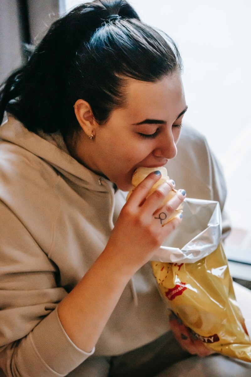 &nbsp;

Voc&ecirc; j&aacute; se viu em uma situa&ccedil;&atilde;o parecida com a da Joana? Ela &eacute; uma jovem de 25 anos que sempre lutou com sua rela&ccedil;&atilde;o com a comida. Desde crian&ccedil;a, ela faz dieta, mas a cada novo ciclo, sua rela&ccedil;&atilde;o com a alimenta&ccedil;&atilde;o s&oacute; piora. Toda segunda-feira &eacute; um novo recome&ccedil;o, mas, em algum momento da semana, ela acaba caindo na tenta&ccedil;&atilde;o e se sente frustrada.

Essa semana, Joana come&ccedil;ou mais uma dieta. Na segunda-feira, tudo correu bem, mas na ter&ccedil;a-feira, ao chegar em casa, ela sentiu uma tristeza e a vontade de comer bolo.

E a&iacute; come&ccedil;ou o conflito interno:


	
	Voz 1: Voc&ecirc; n&atilde;o pode comer bolo, vai estragar tudo.
	
	
	Voz 2: Claro que pode, voc&ecirc; teve um dia dif&iacute;cil. Voc&ecirc; merece!
	


Com esse conflito, Joana optou por comer o bolo, e logo se deixou levar por mais guloseimas.

O que aconteceu depois? Joana come&ccedil;ou a comer mais e mais, comendo chocolate, sorvete, e se entregando a uma compuls&atilde;o alimentar. Ao final do dia, ela se arrependeu, e sua rea&ccedil;&atilde;o foi tentar restringir ainda mais a alimenta&ccedil;&atilde;o, acreditando que isso seria uma forma de compensa&ccedil;&atilde;o.

Mas no fim, quantos dias Joana seguiu sua dieta corretamente? Apenas 2!

Por que isso acontece?
A raz&atilde;o &eacute; simples: o corpo come&ccedil;a a achar que est&aacute; sendo privado de comida e, como uma forma de defesa, ele te impulsiona a comer mais. Junto a isso, o comer emocional e a falta de percep&ccedil;&atilde;o de fome e saciedade s&atilde;o os maiores gatilhos para o exagero alimentar.

O que voc&ecirc; pode fazer para evitar esse ciclo?


	
	N&atilde;o busque uma revolu&ccedil;&atilde;o alimentar de uma vez. Mudar seus h&aacute;bitos de forma radical &eacute; empolgante, mas &eacute; o que causa o efeito sanfona. A chave est&aacute; em mudar aos poucos e de forma sustent&aacute;vel.
	
	
	Liberte-se das proibi&ccedil;&otilde;es. Quanto mais voc&ecirc; pro&iacute;be algo, mais desejo voc&ecirc; tem de comer. Ao inv&eacute;s de criar regras r&iacute;gidas, permita-se comer de forma equilibrada e sem culpa.
	
	
	Aceite os erros com gentileza. Sim, voc&ecirc; vai errar, e tudo bem! O importante &eacute; n&atilde;o se punir e, ao inv&eacute;s disso, olhar para os erros com um olhar de aprendizado e perguntar: O que posso fazer de melhor na pr&oacute;xima vez?
	


Lembre-se: N&atilde;o existe milagre! O ganho de peso n&atilde;o acontece do dia para a noite, e nem a perda de peso &eacute; algo r&aacute;pido e f&aacute;cil. O segredo est&aacute; na consist&ecirc;ncia e no autocuidado.

&nbsp;