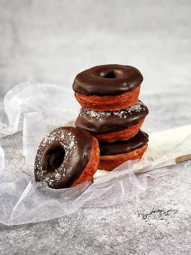 &Eacute; muito comum eu ouvir falas como: Josi, eu como muito doce.

E quando eu come&ccedil;o a conversar com essa pessoa ela come&ccedil;ando contando que est&aacute; tentando parar de comer doce, mas as vezes come e fala &ldquo;&eacute; s&oacute; hoje&rdquo;.

E o problema est&aacute; nesse &ldquo;s&oacute; hoje&rdquo;

Quando vemos promo&ccedil;&atilde;o ou liquida&ccedil;&atilde;o o que eles mais repetem?

S&Oacute; HOJE!!!

Essa fala provoca em n&oacute;s uma press&atilde;o para tomarmos a decis&atilde;o de forma r&aacute;pida.

Porque no fim voc&ecirc; come sempre e acaba exagerando porque est&aacute; dizendo que n&atilde;o haver&aacute; outras oportunidades para comer.

E n&atilde;o, o problema n&atilde;o est&aacute; no doce e sim na sua rela&ccedil;&atilde;o com este alimento.

E est&aacute; tudo bem comer os doces!

&ldquo;Josi, mas mesmo assim eu como muito doce!&rdquo;

Neste caso eu gosto de pensar o lugar que o doce ocupa na nossa alimenta&ccedil;&atilde;o.

Eu oriento que esse papel seja o de sobremesa porque &eacute; uma por&ccedil;&atilde;o menor, n&atilde;o &eacute; papel da sobremesa te nutrir e sim fornecer prazer. Ent&atilde;o, voc&ecirc; n&atilde;o vai usar o doce para &ldquo;matar a fome&rdquo;.

Agora se ele ocupa o lugar principal das refei&ccedil;&otilde;es isso complica do ponto de vista nutricional porque n&atilde;o fornece a saciedade no longo prazo e logo voc&ecirc; ir&aacute; comer mais e mais.

Outra estrat&eacute;gia &eacute; comprar o doce em por&ccedil;&atilde;o pequena para que voc&ecirc; coma de forma mais consciente e sem exageros.

Essas duas estrat&eacute;gias &eacute; o caminho do meio para voc&ecirc; se relacionar de uma forma livre com os doces.

Gostou do texto? Compartilhe com quem pode se beneficiar! &nbsp;