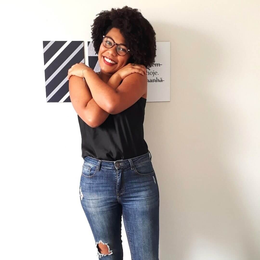 Eu sou uma mulher negra de pele clara e isso por muitas vezes gerou confus&atilde;o do tipo: &ldquo;mas voc&ecirc; n&atilde;o &eacute; negra, &eacute; morena!&rdquo; ou &ldquo;negra &eacute; a pessoa bem escura, voc&ecirc; n&atilde;o &eacute; assim&rdquo;.

Cresci em ambientes com pouco conhecimento sobre negritude, da&iacute; vem essas falas.

Mas isso mudou quando eu fui &agrave; minha primeira sess&atilde;o de terapia da vida toda, eu tinha 20 anos.

E conversando com meu psic&oacute;logo e ele me perguntou: Josi, voc&ecirc; j&aacute; sofreu a racismo?

Eu logo respondi: N&atilde;o

Ele continuou: Tem certeza?

Eu disse: Sim

Ele respondeu: Nada relacionado a sua cor? A sua caracter&iacute;stica como cabelo, boca ou nariz?

Na hora que ele mencionou cabelo o mundo parou e uma caixa que estava muito bem guardada num s&oacute;t&atilde;o (chamado inconsciente) subiu e se abriu e dali sa&iacute;ram muitas lembran&ccedil;as.

Eu respondi para ele: Meu cabelo

Ele: Seu cabelo pertence a qual etnia?

Eu: A negra

Ele: Ent&atilde;o, Josi, voc&ecirc; sofreu racismo.

Eu sa&iacute; daquela sess&atilde;o de terapia e no caminho para casa eu listei 16 situa&ccedil;&otilde;es de racismo sofridas na inf&acirc;ncia. Sim 16 situa&ccedil;&otilde;es, 16 situa&ccedil;&otilde;es que eu lembro, provavelmente tiveram muitas outras.

Doeu lembrar dessas situa&ccedil;&otilde;es? Por mais louco que eu possa dizer, n&atilde;o doeu, porque finalmente eu descobri o quanto o racismo impactou na minha autoestima.

Antes daquela sess&atilde;o de terapia eu me achava totalmente inadequada e tentava entender onde eu estava errando.

Mas naquele dia eu entendi que n&atilde;o estava errada, mas sim uma sociedade que mede o valor de uma pessoa (se vai amar ou respeitar) pela cor dela.

Meu psic&oacute;logo naquela sess&atilde;o me disse: voc&ecirc; pode olhar para cima, voc&ecirc; n&atilde;o precisa pedir licen&ccedil;a para entrar nos lugares porque os lugares tamb&eacute;m s&atilde;o seus.

E eu sa&iacute; daquele consult&oacute;rio dona de mim, cabe&ccedil;a erguida e ciente que o lugar que eu escolhesse poderia ser meu.

Eu sei que voc&ecirc; se sente inadequada e que este mundo n&atilde;o te acolhe como voc&ecirc; gostaria, mas quero te convidar a construir este mundo que &eacute; confort&aacute;vel para voc&ecirc;.

Por aqui eu passei pela transi&ccedil;&atilde;o capilar, presei por amizades que tentem compreender o que &eacute; a dor de ser negra (o) numa sociedade racista e valorizar o trabalho de outros profissionais negros.

Como voc&ecirc; pode construir um mundo no qual voc&ecirc; se sinta mais confort&aacute;vel? 

N&atilde;o, eles n&atilde;o v&atilde;o construir esse mundo para voc&ecirc;. Eu sinto muito, mas &eacute; a verdade!

No consult&oacute;rio tenho pacientes que encontraram esse mundo colocando limite na rela&ccedil;&otilde;es com algumas pessoas, comprando roupas do tamanho adequada para ela, fazendo e costurando as pr&oacute;prias roupas, criando as pr&oacute;prias regras para a alimenta&ccedil;&atilde;o.

Espero que voc&ecirc; possa entender como eu entendi que voc&ecirc; e eu s&oacute; somos inadequadas porque estamos numa sociedade que ainda n&atilde;o acolhe como deveria a diversidade.