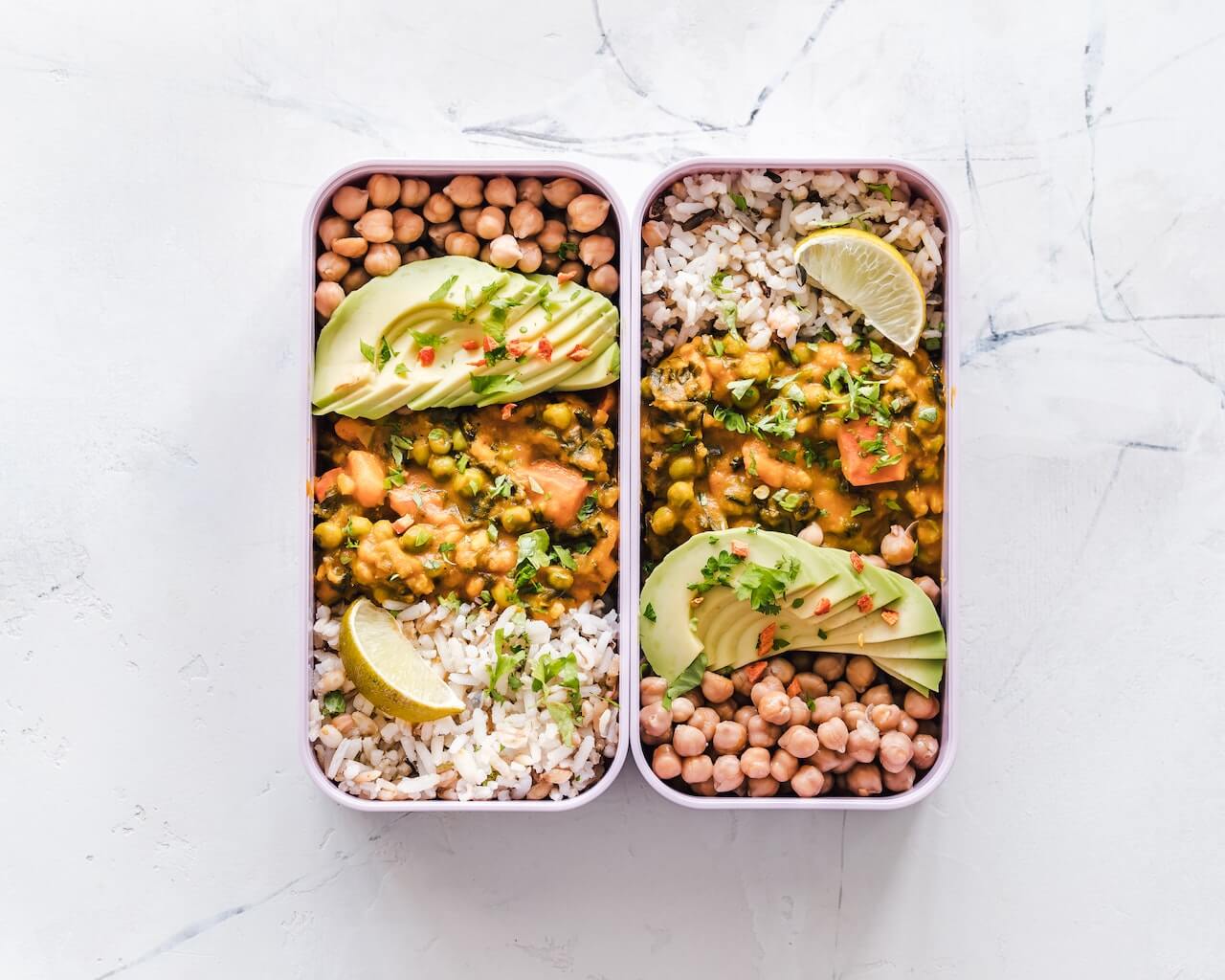 Ser&aacute; mesmo que voc&ecirc; precisa comer arroz integral?

E o texto de hoje se inicia com essa quest&atilde;o ser&aacute; que &eacute; t&atilde;o necess&aacute;rio comer arroz integral e caso voc&ecirc; n&atilde;o goste como voc&ecirc; pode lidar?

Eu quero um conceito da nutri&ccedil;&atilde;o comportamental que &eacute; da Hierarquia da necessidade de comida.

Na base temos a comida suficiente, ou seja, voc&ecirc; n&atilde;o pode comer tendo medo que n&atilde;o ter&aacute; mais na pr&oacute;xima refei&ccedil;&atilde;o, depois temos a comida aceit&aacute;vel que &eacute; o que se entende por comida naquela regi&atilde;o ou pa&iacute;s.

Mais adiante temos acesso seguro, isso quer dizer que n&atilde;o &eacute; saud&aacute;vel comer comida do lixo (infelizmente isso acontece no nosso pa&iacute;s). Depois ela precisa ser saborosa, ou seja, voc&ecirc; precisa gostar do que come.

Ela precisa ter novidade, porque enjoamos sempre de comer a mesma comida. E por &uacute;ltimo ela pode ser funcional, ou seja, voc&ecirc; come porque ela tem determinado nutriente.

Mas n&atilde;o adianta ter determinado nutriente se voc&ecirc; gosta. Por exemplo, eu n&atilde;o gosto de banana e por mais que voc&ecirc; fale que ela &eacute; rica em pot&aacute;ssio isso n&atilde;o &eacute; suficiente para me fazer com&ecirc;-la.

Agora, vamos refletir sobre o arroz integral. &Eacute; um alimento em grande quantidade no nosso pa&iacute;s, &eacute; acess&iacute;vel e tem a fibra como um dos nutrientes e isso ajuda na saciedade e diminuir absor&ccedil;&atilde;o de a&ccedil;&uacute;car e gordura.

Ent&atilde;o, &eacute; algo recomendado para todas as pessoas e principalmente para que tem pr&eacute;-diabetes, colesterol alto e diabetes. Mas pera&iacute;, voc&ecirc; gosta deste alimento?

Calma, dificilmente a natureza iria fazer um alimento que s&oacute; ele tem determinado alimento.

Por isso, n&atilde;o precisa se preocupar. A fibra est&aacute; presente nas frutas, verduras, legumes, feij&atilde;o, lentilha, gr&atilde;o de bico, ervilha, milho, aveia.

Se formos pensar num prato de almo&ccedil;o seria o arroz branco, feij&atilde;o, salada e legumes (olha a&iacute; um prato super brasileiro e cheioooo de fibra!!!).

&ldquo;Josi, eu gosto de arroz integral, mas n&atilde;o acho que combina tudo!&rdquo;

Isso &eacute; uma particularidade sua que voc&ecirc; pode respeitar, voc&ecirc; pode comer arroz integral no dia a dia e quando comer uma feijoada comer o arroz branco.

&Eacute; o autoconhecimento na alimenta&ccedil;&atilde;o, precisa fazer sentido para voc&ecirc;! Precisa ser leve e tranquilo!

&nbsp;