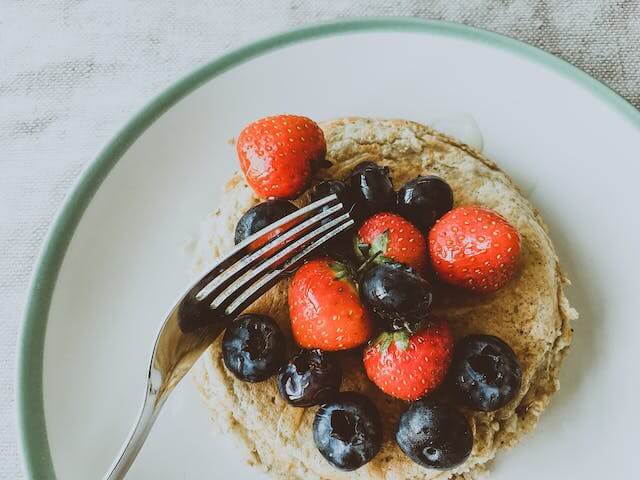 Com tanta informa&ccedil;&atilde;o sobre alimenta&ccedil;&atilde;o e dieta voc&ecirc; deve estar confusa sobre o que fazer para comer bem e eu quero te dizer que &eacute; mais simples do que voc&ecirc; pode imaginar.

No texto de hoje quero trazer como montamos uma refei&ccedil;&atilde;o e como lidar com as refei&ccedil;&otilde;es em self-service e rod&iacute;zio.

Comer bem &ndash; alimentos

De forma geral dizemos que uma pessoa tem uma boa alimenta&ccedil;&atilde;o quando ela come na maioria das vezes alimentos naturais ou minimamente processados.

Isso significa que a alimenta&ccedil;&atilde;o ser&aacute; composta por fruta, verduras, carnes, ovos, arroz, ra&iacute;zes e tub&eacute;rculos, leguminosas, leite e derivados.

At&eacute; a&iacute; parece algo simples, n&atilde;o &eacute;?

A quest&atilde;o &eacute; que eles alimentos exigem uma organiza&ccedil;&atilde;o da rotina porque precisam se comprados com uma certa frequ&ecirc;ncia.

Outro fator &eacute; que alguns dele precisam ser cozidos e isso exige conhecimento na cozinha e tempo.

Em resumo comer bem exige organiza&ccedil;&atilde;o de tempo por isso separe um dia na semana para ir a feira e supermercado, conhecimento m&iacute;nimo de cozinha consulte familiares e amigos que podem te ajudar&nbsp;e comer os alimentos naturais na maioria das vezes e para isso pesquise receitas saborosas para deixar alimenta&ccedil;&atilde;o bem gostosa e divertida.

Por que faz bem comer salada ou fruta?

Voc&ecirc; j&aacute; deve ter visto a salada e as frutas sendo muito bem faladas por a&iacute;, mas afinal por que elas s&atilde;o t&atilde;o queridinhas assim?

Al&eacute;m de serem naturais, as frutas e a salada possuem um nutriente chamado fibra que ajuda muito o corpo em diversas &aacute;reas.

A primeira delas &eacute; proporcionando a sa&uacute;de, quando a fibra desses alimentos entra em contato com o l&iacute;quido do estomago forma um &ldquo;gel&rdquo; que informa ao estomago que comemos e isso ajuda na saciedade sem que seja necess&aacute;rio comer muito dos alimentos com mais calorias.

Mas n&atilde;o adianta querer comer apenas salada porque o corpo sabe que esse alimento n&atilde;o tem muita energia. N&atilde;o tem como enganar o corpo.

A fibra tamb&eacute;m funciona como uma peneira que n&atilde;o deixa o carboidrato e gordura sem absorvidos rapidamente, ent&atilde;o sendo absorvidos aos poucos e prolongando essa saciedade.

Aqui os famosos beliscos param de acontecem porque o seu corpo est&aacute; recendo nutriente no tempo adequado e quando realmente tiver acabado &eacute; que seu corpo ir&aacute; sinalizar para voc&ecirc;.

E sem falar ainda da melhora do funcionamento intestinal, as fibras ajudam o intestino a n&atilde;o ficar pregui&ccedil;oso e se movimentar para levar as fezes at&eacute; a por&ccedil;&atilde;o final.

S&oacute; benef&iacute;cios n&atilde;o &eacute; mesmo?! Ah n&atilde;o se pode esquecer de &aacute;gua porque se n&atilde;o as fibras provocam o efeito contr&aacute;rio j&aacute; que elas &ldquo;puxam&rdquo; muita &aacute;gua para ela e as fezes podem ficar ressecadas.

O &uacute;ltimo benef&iacute;cio &eacute; ser rico em vitaminas e minerais que vai ajudar na sa&uacute;de como um todo, nos deixando mais dispostos e com mais energia.

Como comer com parcim&ocirc;nia e por que comer bem n&atilde;o significa comer muito

H&aacute; alguns anos quando eu era crian&ccedil;a os comerciais da TV eram recheados de produtos para ganhar peso e com incentivo de que se comesse sempre em grande quantidade.

Essa realidade mudou um pouco, mas na inf&acirc;ncia para algumas crian&ccedil;as isso ainda &eacute; presente.

E depois de ter recebido tanto incentivo para comer mais e mais, comer com parcim&ocirc;nia ou modera&ccedil;&atilde;o se tornou um problema.

E o primeiro passo para comer com parcim&ocirc;nia &eacute; comer respeitando sua fome e saciedade.

&ldquo;Josi, voc&ecirc; de novo falando de fome e saciedade?&rdquo; Sim!!!

Eu costumo dizer que a fome e saciedade s&atilde;o os nossos rel&oacute;gios internos e eles est&atilde;o ajustados as nossas necessidades, por isso que funciona tanto.

No come&ccedil;o da observa&ccedil;&atilde;o da fome e saciedade &eacute; dif&iacute;cil identificar bem, por isso sugiro que voc&ecirc; diminua 1 a 2 colheres de cada comida e observe como se sente.

O terceiro passo &eacute; entender que a comida est&aacute; dispon&iacute;vel, eu sei que a dieta te ensinou que voc&ecirc; precisa parar de comer, mas na pr&aacute;tica isso n&atilde;o funciona.

Quando mais voc&ecirc; entende que a comida est&aacute; dispon&iacute;vel menor ser&aacute; sua chance de querer comer, afinal est&aacute; dispon&iacute;vel ali o tempo todo n&atilde;o tem porque comer tudo.

Como comer bem em rod&iacute;zio e self-service

Voc&ecirc; j&aacute; foi em self-service e ficou encantada com tantas op&ccedil;&otilde;es? E foi pegando um pouco de tudo e quando percebeu tinha colocado uma quantidade grande no prato?

No self-service a ideia de um pouco de tudo n&atilde;o funciona, porque esse tudo &eacute; muita coisa.

A dica &eacute; olhar tudo o que est&aacute; sendo servido no dia e escolher o que voc&ecirc; mais quer naquele momento. &nbsp;

&ldquo;Josi, mas eu quero tudo!!!&rdquo;

Lembra que pensar que a comida est&aacute; dispon&iacute;vel ajuda? Ent&atilde;o se voc&ecirc; pode aqueles alimentos a qualquer momento o que realmente voc&ecirc; comer hoje?

Caso fa&ccedil;a sentindo tente montar um prato que tenha salada, arroz ou ra&iacute;zes ou tub&eacute;rculo, algum tipo de feij&atilde;o e carne. Do ponto de vista nutricional oferecer&aacute; muitos nutrientes importantes.

E no rod&iacute;zio como lidar?

Eu sinceramente acho a ideia do rod&iacute;zio complicada em termos de modera&ccedil;&atilde;o porque a proposta desse tipo de restaurante &eacute; justamente outra.

Mas vamos imaginar que voc&ecirc; foi para um anivers&aacute;rio que vai acontecer em um rod&iacute;zio de pizza.

Quando vamos nesse tipo de restaurante a mentalidade costuma de ser aquela de vamos fazer um estrago afinal quero fazer o dinheiro valer a pena.

O primeiro est&aacute; a&iacute;, comer at&eacute; passar mal e se sentir muito desconfort&aacute;vel depois &eacute; fazer o dinheiro fazer a pena?

Outro ponto &eacute; querer o maior n&uacute;mero de variedade de alimentos poss&iacute;veis? O seu estomago tem um limite ser&aacute; que isso &eacute; realmente poss&iacute;vel?

O que eu quero dizer com essas perguntas &eacute; que independentemente de ser rodizio ou n&atilde;o &eacute; importante que voc&ecirc; coma respeitando seu limite.

J&aacute; imaginou que legal depois do anivers&aacute;rio conseguir sair para dan&ccedil;ar com os amigos tranquilamente?

Estender a noite s&oacute; vai ser poss&iacute;vel se voc&ecirc; respeitar seus limites.

Comer sem engordar

Essa &eacute; uma pergunta que vale um milh&atilde;o de d&oacute;lares, mas vou te responder aqui para comer sem engordar &eacute; necess&aacute;rio escutar a fome e a saciedade. J&aacute; disse que eles s&atilde;o nossos rel&oacute;gios internos?

Cuidar da qualidade da alimenta&ccedil;&atilde;o como mencionei no in&iacute;cio do texto e cuidar para n&atilde;o descontar a emo&ccedil;&atilde;o na comida.

Conclus&atilde;o

Comer bem se refere ao comer os alimentos naturais na maior parte das vezes, cuidar para que sempre (ou sempre que poss&iacute;vel) ter salada e/ou fruta nas suas refei&ccedil;&otilde;es.

E para momentos sociais como em restaurante self-service e rod&iacute;zio o ideal &eacute; se conectar com o que voc&ecirc; realmente entendendo que sempre haver&aacute; outras oportunidades para comer outros alimentos.

Gostou do texto? Compartilhe com quem pode se beneficiar!